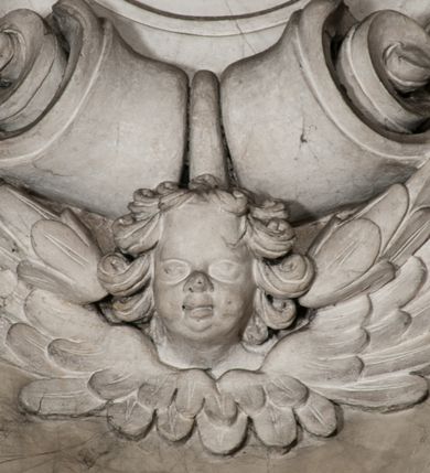 Zdjęcie nr 36: Kaplica zbudowana została na planie kwadratu i nakryta wzniesioną na pendentywach kopułą z latarnią. Przylega do kościoła od północy, do pierwszego przęsła nawy, z którą komunikuje się zamkniętym półkoliście przejściem. Wnętrze artykułowane jest w oparciu o schemat starożytnego łuku triumfalnego za pomocą osadzonych na wysokim cokole pilastrów z kompozytowymi głowicami. Pilastry podtrzymują wydatne belkowanie, ozodbione dekoracją stiukową w postaci puttów, festonów owocowych, rozet oraz kartuszy. Równocześnie pilastry ujmują półkoliste arkady, dwie niższe i większą, środkową. Niższe arkady wypełniają obrazy ze scenami z życia św. Karola Boromeusza. Ponad nimi w prostokątnych, stiukowych, obramieniach znajdują się malowane przedstawienia różnych świętych. W środkowej arkadzie ściany północnej umieszczono okazały późnobarokowy ołtarz z cudownym wizerunkiem św. Karola Boromeusza. Z kolei w arkadach wschodniej i zachodniej rozmieszczono prostokątne okna. Poniżej okna w arkadzie zachodniej znajduje się wyjście na zewnątrz kaplicy zaopatrzone w metalowe, prostokątne drzwi. Natomiast pod oknem w ścianie wschodniej zawieszono tablicę pamiątkową ku czci papieża Jana Pawła II. Arkadę wejściową do kaplicy zamyka prostokątna, brązowa krata. W jej podłuczu od wnętrza na wzór tympanonu umieszczono stiukowy kartusz z herbem Szreniawa, podtrzymywany przez dwa anioły. Ściany tarczowe podniebia przepruto czworobocznymi oknami ujętymi w stiukowe obramienia wolutowe. Na pendentywach przedstawiono w czterech stiukowych kartuszach herby: Szreniawa, Gryf i Kotwicz. Czwarty kartusz jest pusty. Czaszę kopuły wypełnia iluzjonistycznie malowana architektura podzielona na dwie strefy. Dolną artykułują pary pilastrów ujmujące okulusy oraz tralkowa balustrada, a górną gurty wyznaczające pola dla dekoracji ornamentalnej. Ściany zewnętrzne kaplicy zostały podzielone za pomocą kamiennych gzymsów i lizen na dwie trójosiowe kondygnacje, z których górna odpowiada wysokością smukłemu cokołowi mieszczącemu wejście. Zewnętrzne pola każdej elewacji dekorowane są płaskimi pasami tynku w układzie wzoru geometrycznego, zbliżonego do okuciowego. Okna i portal zostały ujęte w profilowane kamienne obramienia. Na ścianie północnej w środkowej kondygnacji pod kartuszem z herbem Szreniawa umieszczono tablicę fundacyjną z napisem: STANISLAUS COMES IN WIŚNICZ LUBOMIRSKI / PALATINUS ET GENERALIS CRACOVIEN[SIS] / SCEPUSIEN[SIS], BIALLOCERKIEVIEN[SIS] / ZATHORIEN[SIS], NIEPOLOMICIEN[SIS] E[T]C[ETER]A, E[T]C[ETER]A, CAPITANEUS / CAPELLAM HANC, / S[ANCTO] CAROLO BARRHOMAEO SUO TUTELARI PATRONO / POST RECEPTA SA[N]CTI HUIUS MERITIS TOT BENEFICIA / DICATAM / EX FUNDAMENTIS EREXIT, DONAVIT / EXORNAVIT, / ANNO D[O]MI[NI], 1640 (Stanisław hrabia na Wiśniczu Lubomirski wojewoda i starosta generalny krakowski, starosta spiski, białocerkiewski, zatorski, niepołomicki, i tak dalej, i tak dalej, tę kaplicę, poświęconą św. Karolowi Boromeuszowi, swojemu patronowi opiekuńczemu, po otrzymaniu tak wielkich łask za wstawiennictwem tego świetego, od fundamentów wzniósł, uposażył i ozdobił, roku Pańskiego 1640). Dach kaplicy oraz latarnia pokryte są blachą miedzianą.
