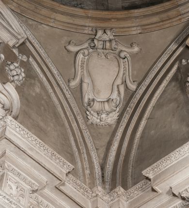 Zdjęcie nr 38: Kaplica zbudowana została na planie kwadratu i nakryta wzniesioną na pendentywach kopułą z latarnią. Przylega do kościoła od północy, do pierwszego przęsła nawy, z którą komunikuje się zamkniętym półkoliście przejściem. Wnętrze artykułowane jest w oparciu o schemat starożytnego łuku triumfalnego za pomocą osadzonych na wysokim cokole pilastrów z kompozytowymi głowicami. Pilastry podtrzymują wydatne belkowanie, ozodbione dekoracją stiukową w postaci puttów, festonów owocowych, rozet oraz kartuszy. Równocześnie pilastry ujmują półkoliste arkady, dwie niższe i większą, środkową. Niższe arkady wypełniają obrazy ze scenami z życia św. Karola Boromeusza. Ponad nimi w prostokątnych, stiukowych, obramieniach znajdują się malowane przedstawienia różnych świętych. W środkowej arkadzie ściany północnej umieszczono okazały późnobarokowy ołtarz z cudownym wizerunkiem św. Karola Boromeusza. Z kolei w arkadach wschodniej i zachodniej rozmieszczono prostokątne okna. Poniżej okna w arkadzie zachodniej znajduje się wyjście na zewnątrz kaplicy zaopatrzone w metalowe, prostokątne drzwi. Natomiast pod oknem w ścianie wschodniej zawieszono tablicę pamiątkową ku czci papieża Jana Pawła II. Arkadę wejściową do kaplicy zamyka prostokątna, brązowa krata. W jej podłuczu od wnętrza na wzór tympanonu umieszczono stiukowy kartusz z herbem Szreniawa, podtrzymywany przez dwa anioły. Ściany tarczowe podniebia przepruto czworobocznymi oknami ujętymi w stiukowe obramienia wolutowe. Na pendentywach przedstawiono w czterech stiukowych kartuszach herby: Szreniawa, Gryf i Kotwicz. Czwarty kartusz jest pusty. Czaszę kopuły wypełnia iluzjonistycznie malowana architektura podzielona na dwie strefy. Dolną artykułują pary pilastrów ujmujące okulusy oraz tralkowa balustrada, a górną gurty wyznaczające pola dla dekoracji ornamentalnej. Ściany zewnętrzne kaplicy zostały podzielone za pomocą kamiennych gzymsów i lizen na dwie trójosiowe kondygnacje, z których górna odpowiada wysokością smukłemu cokołowi mieszczącemu wejście. Zewnętrzne pola każdej elewacji dekorowane są płaskimi pasami tynku w układzie wzoru geometrycznego, zbliżonego do okuciowego. Okna i portal zostały ujęte w profilowane kamienne obramienia. Na ścianie północnej w środkowej kondygnacji pod kartuszem z herbem Szreniawa umieszczono tablicę fundacyjną z napisem: STANISLAUS COMES IN WIŚNICZ LUBOMIRSKI / PALATINUS ET GENERALIS CRACOVIEN[SIS] / SCEPUSIEN[SIS], BIALLOCERKIEVIEN[SIS] / ZATHORIEN[SIS], NIEPOLOMICIEN[SIS] E[T]C[ETER]A, E[T]C[ETER]A, CAPITANEUS / CAPELLAM HANC, / S[ANCTO] CAROLO BARRHOMAEO SUO TUTELARI PATRONO / POST RECEPTA SA[N]CTI HUIUS MERITIS TOT BENEFICIA / DICATAM / EX FUNDAMENTIS EREXIT, DONAVIT / EXORNAVIT, / ANNO D[O]MI[NI], 1640 (Stanisław hrabia na Wiśniczu Lubomirski wojewoda i starosta generalny krakowski, starosta spiski, białocerkiewski, zatorski, niepołomicki, i tak dalej, i tak dalej, tę kaplicę, poświęconą św. Karolowi Boromeuszowi, swojemu patronowi opiekuńczemu, po otrzymaniu tak wielkich łask za wstawiennictwem tego świetego, od fundamentów wzniósł, uposażył i ozdobił, roku Pańskiego 1640). Dach kaplicy oraz latarnia pokryte są blachą miedzianą.
