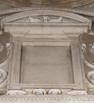 Zdjęcie nr 37: Kaplica zbudowana została na planie kwadratu i nakryta wzniesioną na pendentywach kopułą z latarnią. Przylega do kościoła od północy, do pierwszego przęsła nawy, z którą komunikuje się zamkniętym półkoliście przejściem. Wnętrze artykułowane jest w oparciu o schemat starożytnego łuku triumfalnego za pomocą osadzonych na wysokim cokole pilastrów z kompozytowymi głowicami. Pilastry podtrzymują wydatne belkowanie, ozodbione dekoracją stiukową w postaci puttów, festonów owocowych, rozet oraz kartuszy. Równocześnie pilastry ujmują półkoliste arkady, dwie niższe i większą, środkową. Niższe arkady wypełniają obrazy ze scenami z życia św. Karola Boromeusza. Ponad nimi w prostokątnych, stiukowych, obramieniach znajdują się malowane przedstawienia różnych świętych. W środkowej arkadzie ściany północnej umieszczono okazały późnobarokowy ołtarz z cudownym wizerunkiem św. Karola Boromeusza. Z kolei w arkadach wschodniej i zachodniej rozmieszczono prostokątne okna. Poniżej okna w arkadzie zachodniej znajduje się wyjście na zewnątrz kaplicy zaopatrzone w metalowe, prostokątne drzwi. Natomiast pod oknem w ścianie wschodniej zawieszono tablicę pamiątkową ku czci papieża Jana Pawła II. Arkadę wejściową do kaplicy zamyka prostokątna, brązowa krata. W jej podłuczu od wnętrza na wzór tympanonu umieszczono stiukowy kartusz z herbem Szreniawa, podtrzymywany przez dwa anioły. Ściany tarczowe podniebia przepruto czworobocznymi oknami ujętymi w stiukowe obramienia wolutowe. Na pendentywach przedstawiono w czterech stiukowych kartuszach herby: Szreniawa, Gryf i Kotwicz. Czwarty kartusz jest pusty. Czaszę kopuły wypełnia iluzjonistycznie malowana architektura podzielona na dwie strefy. Dolną artykułują pary pilastrów ujmujące okulusy oraz tralkowa balustrada, a górną gurty wyznaczające pola dla dekoracji ornamentalnej. Ściany zewnętrzne kaplicy zostały podzielone za pomocą kamiennych gzymsów i lizen na dwie trójosiowe kondygnacje, z których górna odpowiada wysokością smukłemu cokołowi mieszczącemu wejście. Zewnętrzne pola każdej elewacji dekorowane są płaskimi pasami tynku w układzie wzoru geometrycznego, zbliżonego do okuciowego. Okna i portal zostały ujęte w profilowane kamienne obramienia. Na ścianie północnej w środkowej kondygnacji pod kartuszem z herbem Szreniawa umieszczono tablicę fundacyjną z napisem: STANISLAUS COMES IN WIŚNICZ LUBOMIRSKI / PALATINUS ET GENERALIS CRACOVIEN[SIS] / SCEPUSIEN[SIS], BIALLOCERKIEVIEN[SIS] / ZATHORIEN[SIS], NIEPOLOMICIEN[SIS] E[T]C[ETER]A, E[T]C[ETER]A, CAPITANEUS / CAPELLAM HANC, / S[ANCTO] CAROLO BARRHOMAEO SUO TUTELARI PATRONO / POST RECEPTA SA[N]CTI HUIUS MERITIS TOT BENEFICIA / DICATAM / EX FUNDAMENTIS EREXIT, DONAVIT / EXORNAVIT, / ANNO D[O]MI[NI], 1640 (Stanisław hrabia na Wiśniczu Lubomirski wojewoda i starosta generalny krakowski, starosta spiski, białocerkiewski, zatorski, niepołomicki, i tak dalej, i tak dalej, tę kaplicę, poświęconą św. Karolowi Boromeuszowi, swojemu patronowi opiekuńczemu, po otrzymaniu tak wielkich łask za wstawiennictwem tego świetego, od fundamentów wzniósł, uposażył i ozdobił, roku Pańskiego 1640). Dach kaplicy oraz latarnia pokryte są blachą miedzianą.
