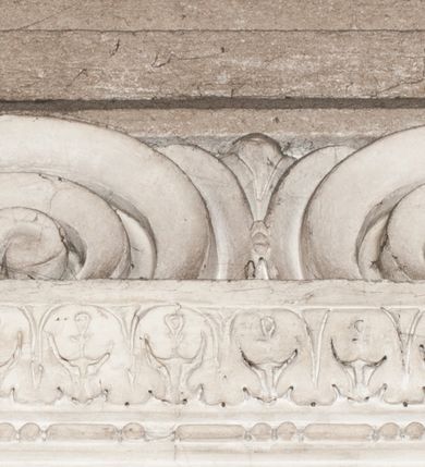 Zdjęcie nr 40: Kaplica zbudowana została na planie kwadratu i nakryta wzniesioną na pendentywach kopułą z latarnią. Przylega do kościoła od północy, do pierwszego przęsła nawy, z którą komunikuje się zamkniętym półkoliście przejściem. Wnętrze artykułowane jest w oparciu o schemat starożytnego łuku triumfalnego za pomocą osadzonych na wysokim cokole pilastrów z kompozytowymi głowicami. Pilastry podtrzymują wydatne belkowanie, ozodbione dekoracją stiukową w postaci puttów, festonów owocowych, rozet oraz kartuszy. Równocześnie pilastry ujmują półkoliste arkady, dwie niższe i większą, środkową. Niższe arkady wypełniają obrazy ze scenami z życia św. Karola Boromeusza. Ponad nimi w prostokątnych, stiukowych, obramieniach znajdują się malowane przedstawienia różnych świętych. W środkowej arkadzie ściany północnej umieszczono okazały późnobarokowy ołtarz z cudownym wizerunkiem św. Karola Boromeusza. Z kolei w arkadach wschodniej i zachodniej rozmieszczono prostokątne okna. Poniżej okna w arkadzie zachodniej znajduje się wyjście na zewnątrz kaplicy zaopatrzone w metalowe, prostokątne drzwi. Natomiast pod oknem w ścianie wschodniej zawieszono tablicę pamiątkową ku czci papieża Jana Pawła II. Arkadę wejściową do kaplicy zamyka prostokątna, brązowa krata. W jej podłuczu od wnętrza na wzór tympanonu umieszczono stiukowy kartusz z herbem Szreniawa, podtrzymywany przez dwa anioły. Ściany tarczowe podniebia przepruto czworobocznymi oknami ujętymi w stiukowe obramienia wolutowe. Na pendentywach przedstawiono w czterech stiukowych kartuszach herby: Szreniawa, Gryf i Kotwicz. Czwarty kartusz jest pusty. Czaszę kopuły wypełnia iluzjonistycznie malowana architektura podzielona na dwie strefy. Dolną artykułują pary pilastrów ujmujące okulusy oraz tralkowa balustrada, a górną gurty wyznaczające pola dla dekoracji ornamentalnej. Ściany zewnętrzne kaplicy zostały podzielone za pomocą kamiennych gzymsów i lizen na dwie trójosiowe kondygnacje, z których górna odpowiada wysokością smukłemu cokołowi mieszczącemu wejście. Zewnętrzne pola każdej elewacji dekorowane są płaskimi pasami tynku w układzie wzoru geometrycznego, zbliżonego do okuciowego. Okna i portal zostały ujęte w profilowane kamienne obramienia. Na ścianie północnej w środkowej kondygnacji pod kartuszem z herbem Szreniawa umieszczono tablicę fundacyjną z napisem: STANISLAUS COMES IN WIŚNICZ LUBOMIRSKI / PALATINUS ET GENERALIS CRACOVIEN[SIS] / SCEPUSIEN[SIS], BIALLOCERKIEVIEN[SIS] / ZATHORIEN[SIS], NIEPOLOMICIEN[SIS] E[T]C[ETER]A, E[T]C[ETER]A, CAPITANEUS / CAPELLAM HANC, / S[ANCTO] CAROLO BARRHOMAEO SUO TUTELARI PATRONO / POST RECEPTA SA[N]CTI HUIUS MERITIS TOT BENEFICIA / DICATAM / EX FUNDAMENTIS EREXIT, DONAVIT / EXORNAVIT, / ANNO D[O]MI[NI], 1640 (Stanisław hrabia na Wiśniczu Lubomirski wojewoda i starosta generalny krakowski, starosta spiski, białocerkiewski, zatorski, niepołomicki, i tak dalej, i tak dalej, tę kaplicę, poświęconą św. Karolowi Boromeuszowi, swojemu patronowi opiekuńczemu, po otrzymaniu tak wielkich łask za wstawiennictwem tego świetego, od fundamentów wzniósł, uposażył i ozdobił, roku Pańskiego 1640). Dach kaplicy oraz latarnia pokryte są blachą miedzianą.
