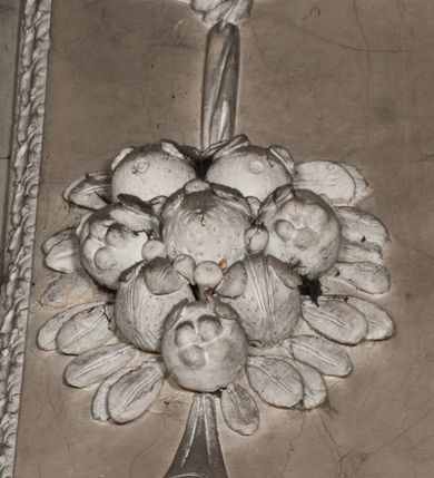 Zdjęcie nr 46: Kaplica zbudowana została na planie kwadratu i nakryta wzniesioną na pendentywach kopułą z latarnią. Przylega do kościoła od północy, do pierwszego przęsła nawy, z którą komunikuje się zamkniętym półkoliście przejściem. Wnętrze artykułowane jest w oparciu o schemat starożytnego łuku triumfalnego za pomocą osadzonych na wysokim cokole pilastrów z kompozytowymi głowicami. Pilastry podtrzymują wydatne belkowanie, ozodbione dekoracją stiukową w postaci puttów, festonów owocowych, rozet oraz kartuszy. Równocześnie pilastry ujmują półkoliste arkady, dwie niższe i większą, środkową. Niższe arkady wypełniają obrazy ze scenami z życia św. Karola Boromeusza. Ponad nimi w prostokątnych, stiukowych, obramieniach znajdują się malowane przedstawienia różnych świętych. W środkowej arkadzie ściany północnej umieszczono okazały późnobarokowy ołtarz z cudownym wizerunkiem św. Karola Boromeusza. Z kolei w arkadach wschodniej i zachodniej rozmieszczono prostokątne okna. Poniżej okna w arkadzie zachodniej znajduje się wyjście na zewnątrz kaplicy zaopatrzone w metalowe, prostokątne drzwi. Natomiast pod oknem w ścianie wschodniej zawieszono tablicę pamiątkową ku czci papieża Jana Pawła II. Arkadę wejściową do kaplicy zamyka prostokątna, brązowa krata. W jej podłuczu od wnętrza na wzór tympanonu umieszczono stiukowy kartusz z herbem Szreniawa, podtrzymywany przez dwa anioły. Ściany tarczowe podniebia przepruto czworobocznymi oknami ujętymi w stiukowe obramienia wolutowe. Na pendentywach przedstawiono w czterech stiukowych kartuszach herby: Szreniawa, Gryf i Kotwicz. Czwarty kartusz jest pusty. Czaszę kopuły wypełnia iluzjonistycznie malowana architektura podzielona na dwie strefy. Dolną artykułują pary pilastrów ujmujące okulusy oraz tralkowa balustrada, a górną gurty wyznaczające pola dla dekoracji ornamentalnej. Ściany zewnętrzne kaplicy zostały podzielone za pomocą kamiennych gzymsów i lizen na dwie trójosiowe kondygnacje, z których górna odpowiada wysokością smukłemu cokołowi mieszczącemu wejście. Zewnętrzne pola każdej elewacji dekorowane są płaskimi pasami tynku w układzie wzoru geometrycznego, zbliżonego do okuciowego. Okna i portal zostały ujęte w profilowane kamienne obramienia. Na ścianie północnej w środkowej kondygnacji pod kartuszem z herbem Szreniawa umieszczono tablicę fundacyjną z napisem: STANISLAUS COMES IN WIŚNICZ LUBOMIRSKI / PALATINUS ET GENERALIS CRACOVIEN[SIS] / SCEPUSIEN[SIS], BIALLOCERKIEVIEN[SIS] / ZATHORIEN[SIS], NIEPOLOMICIEN[SIS] E[T]C[ETER]A, E[T]C[ETER]A, CAPITANEUS / CAPELLAM HANC, / S[ANCTO] CAROLO BARRHOMAEO SUO TUTELARI PATRONO / POST RECEPTA SA[N]CTI HUIUS MERITIS TOT BENEFICIA / DICATAM / EX FUNDAMENTIS EREXIT, DONAVIT / EXORNAVIT, / ANNO D[O]MI[NI], 1640 (Stanisław hrabia na Wiśniczu Lubomirski wojewoda i starosta generalny krakowski, starosta spiski, białocerkiewski, zatorski, niepołomicki, i tak dalej, i tak dalej, tę kaplicę, poświęconą św. Karolowi Boromeuszowi, swojemu patronowi opiekuńczemu, po otrzymaniu tak wielkich łask za wstawiennictwem tego świetego, od fundamentów wzniósł, uposażył i ozdobił, roku Pańskiego 1640). Dach kaplicy oraz latarnia pokryte są blachą miedzianą.
