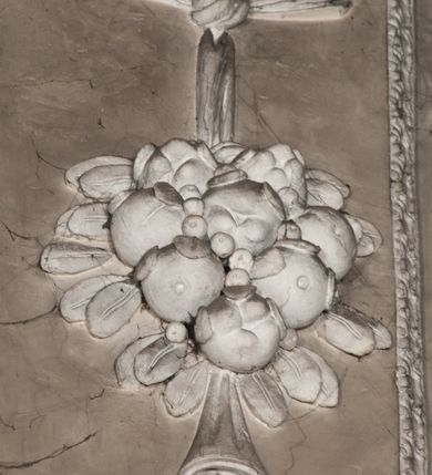 Zdjęcie nr 44: Kaplica zbudowana została na planie kwadratu i nakryta wzniesioną na pendentywach kopułą z latarnią. Przylega do kościoła od północy, do pierwszego przęsła nawy, z którą komunikuje się zamkniętym półkoliście przejściem. Wnętrze artykułowane jest w oparciu o schemat starożytnego łuku triumfalnego za pomocą osadzonych na wysokim cokole pilastrów z kompozytowymi głowicami. Pilastry podtrzymują wydatne belkowanie, ozodbione dekoracją stiukową w postaci puttów, festonów owocowych, rozet oraz kartuszy. Równocześnie pilastry ujmują półkoliste arkady, dwie niższe i większą, środkową. Niższe arkady wypełniają obrazy ze scenami z życia św. Karola Boromeusza. Ponad nimi w prostokątnych, stiukowych, obramieniach znajdują się malowane przedstawienia różnych świętych. W środkowej arkadzie ściany północnej umieszczono okazały późnobarokowy ołtarz z cudownym wizerunkiem św. Karola Boromeusza. Z kolei w arkadach wschodniej i zachodniej rozmieszczono prostokątne okna. Poniżej okna w arkadzie zachodniej znajduje się wyjście na zewnątrz kaplicy zaopatrzone w metalowe, prostokątne drzwi. Natomiast pod oknem w ścianie wschodniej zawieszono tablicę pamiątkową ku czci papieża Jana Pawła II. Arkadę wejściową do kaplicy zamyka prostokątna, brązowa krata. W jej podłuczu od wnętrza na wzór tympanonu umieszczono stiukowy kartusz z herbem Szreniawa, podtrzymywany przez dwa anioły. Ściany tarczowe podniebia przepruto czworobocznymi oknami ujętymi w stiukowe obramienia wolutowe. Na pendentywach przedstawiono w czterech stiukowych kartuszach herby: Szreniawa, Gryf i Kotwicz. Czwarty kartusz jest pusty. Czaszę kopuły wypełnia iluzjonistycznie malowana architektura podzielona na dwie strefy. Dolną artykułują pary pilastrów ujmujące okulusy oraz tralkowa balustrada, a górną gurty wyznaczające pola dla dekoracji ornamentalnej. Ściany zewnętrzne kaplicy zostały podzielone za pomocą kamiennych gzymsów i lizen na dwie trójosiowe kondygnacje, z których górna odpowiada wysokością smukłemu cokołowi mieszczącemu wejście. Zewnętrzne pola każdej elewacji dekorowane są płaskimi pasami tynku w układzie wzoru geometrycznego, zbliżonego do okuciowego. Okna i portal zostały ujęte w profilowane kamienne obramienia. Na ścianie północnej w środkowej kondygnacji pod kartuszem z herbem Szreniawa umieszczono tablicę fundacyjną z napisem: STANISLAUS COMES IN WIŚNICZ LUBOMIRSKI / PALATINUS ET GENERALIS CRACOVIEN[SIS] / SCEPUSIEN[SIS], BIALLOCERKIEVIEN[SIS] / ZATHORIEN[SIS], NIEPOLOMICIEN[SIS] E[T]C[ETER]A, E[T]C[ETER]A, CAPITANEUS / CAPELLAM HANC, / S[ANCTO] CAROLO BARRHOMAEO SUO TUTELARI PATRONO / POST RECEPTA SA[N]CTI HUIUS MERITIS TOT BENEFICIA / DICATAM / EX FUNDAMENTIS EREXIT, DONAVIT / EXORNAVIT, / ANNO D[O]MI[NI], 1640 (Stanisław hrabia na Wiśniczu Lubomirski wojewoda i starosta generalny krakowski, starosta spiski, białocerkiewski, zatorski, niepołomicki, i tak dalej, i tak dalej, tę kaplicę, poświęconą św. Karolowi Boromeuszowi, swojemu patronowi opiekuńczemu, po otrzymaniu tak wielkich łask za wstawiennictwem tego świetego, od fundamentów wzniósł, uposażył i ozdobił, roku Pańskiego 1640). Dach kaplicy oraz latarnia pokryte są blachą miedzianą.
