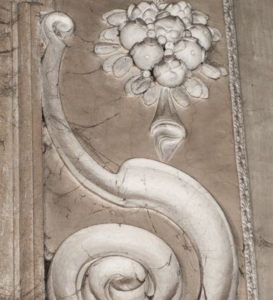 Zdjęcie nr 43: Kaplica zbudowana została na planie kwadratu i nakryta wzniesioną na pendentywach kopułą z latarnią. Przylega do kościoła od północy, do pierwszego przęsła nawy, z którą komunikuje się zamkniętym półkoliście przejściem. Wnętrze artykułowane jest w oparciu o schemat starożytnego łuku triumfalnego za pomocą osadzonych na wysokim cokole pilastrów z kompozytowymi głowicami. Pilastry podtrzymują wydatne belkowanie, ozodbione dekoracją stiukową w postaci puttów, festonów owocowych, rozet oraz kartuszy. Równocześnie pilastry ujmują półkoliste arkady, dwie niższe i większą, środkową. Niższe arkady wypełniają obrazy ze scenami z życia św. Karola Boromeusza. Ponad nimi w prostokątnych, stiukowych, obramieniach znajdują się malowane przedstawienia różnych świętych. W środkowej arkadzie ściany północnej umieszczono okazały późnobarokowy ołtarz z cudownym wizerunkiem św. Karola Boromeusza. Z kolei w arkadach wschodniej i zachodniej rozmieszczono prostokątne okna. Poniżej okna w arkadzie zachodniej znajduje się wyjście na zewnątrz kaplicy zaopatrzone w metalowe, prostokątne drzwi. Natomiast pod oknem w ścianie wschodniej zawieszono tablicę pamiątkową ku czci papieża Jana Pawła II. Arkadę wejściową do kaplicy zamyka prostokątna, brązowa krata. W jej podłuczu od wnętrza na wzór tympanonu umieszczono stiukowy kartusz z herbem Szreniawa, podtrzymywany przez dwa anioły. Ściany tarczowe podniebia przepruto czworobocznymi oknami ujętymi w stiukowe obramienia wolutowe. Na pendentywach przedstawiono w czterech stiukowych kartuszach herby: Szreniawa, Gryf i Kotwicz. Czwarty kartusz jest pusty. Czaszę kopuły wypełnia iluzjonistycznie malowana architektura podzielona na dwie strefy. Dolną artykułują pary pilastrów ujmujące okulusy oraz tralkowa balustrada, a górną gurty wyznaczające pola dla dekoracji ornamentalnej. Ściany zewnętrzne kaplicy zostały podzielone za pomocą kamiennych gzymsów i lizen na dwie trójosiowe kondygnacje, z których górna odpowiada wysokością smukłemu cokołowi mieszczącemu wejście. Zewnętrzne pola każdej elewacji dekorowane są płaskimi pasami tynku w układzie wzoru geometrycznego, zbliżonego do okuciowego. Okna i portal zostały ujęte w profilowane kamienne obramienia. Na ścianie północnej w środkowej kondygnacji pod kartuszem z herbem Szreniawa umieszczono tablicę fundacyjną z napisem: STANISLAUS COMES IN WIŚNICZ LUBOMIRSKI / PALATINUS ET GENERALIS CRACOVIEN[SIS] / SCEPUSIEN[SIS], BIALLOCERKIEVIEN[SIS] / ZATHORIEN[SIS], NIEPOLOMICIEN[SIS] E[T]C[ETER]A, E[T]C[ETER]A, CAPITANEUS / CAPELLAM HANC, / S[ANCTO] CAROLO BARRHOMAEO SUO TUTELARI PATRONO / POST RECEPTA SA[N]CTI HUIUS MERITIS TOT BENEFICIA / DICATAM / EX FUNDAMENTIS EREXIT, DONAVIT / EXORNAVIT, / ANNO D[O]MI[NI], 1640 (Stanisław hrabia na Wiśniczu Lubomirski wojewoda i starosta generalny krakowski, starosta spiski, białocerkiewski, zatorski, niepołomicki, i tak dalej, i tak dalej, tę kaplicę, poświęconą św. Karolowi Boromeuszowi, swojemu patronowi opiekuńczemu, po otrzymaniu tak wielkich łask za wstawiennictwem tego świetego, od fundamentów wzniósł, uposażył i ozdobił, roku Pańskiego 1640). Dach kaplicy oraz latarnia pokryte są blachą miedzianą.
