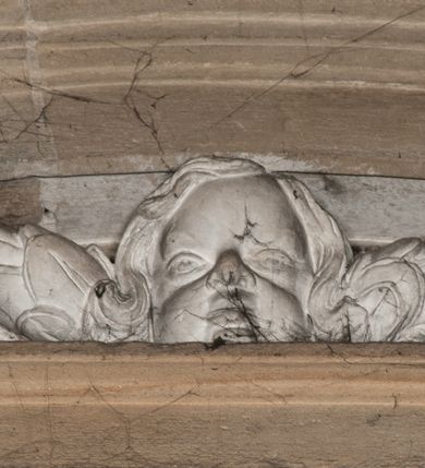 Zdjęcie nr 45: Kaplica zbudowana została na planie kwadratu i nakryta wzniesioną na pendentywach kopułą z latarnią. Przylega do kościoła od północy, do pierwszego przęsła nawy, z którą komunikuje się zamkniętym półkoliście przejściem. Wnętrze artykułowane jest w oparciu o schemat starożytnego łuku triumfalnego za pomocą osadzonych na wysokim cokole pilastrów z kompozytowymi głowicami. Pilastry podtrzymują wydatne belkowanie, ozodbione dekoracją stiukową w postaci puttów, festonów owocowych, rozet oraz kartuszy. Równocześnie pilastry ujmują półkoliste arkady, dwie niższe i większą, środkową. Niższe arkady wypełniają obrazy ze scenami z życia św. Karola Boromeusza. Ponad nimi w prostokątnych, stiukowych, obramieniach znajdują się malowane przedstawienia różnych świętych. W środkowej arkadzie ściany północnej umieszczono okazały późnobarokowy ołtarz z cudownym wizerunkiem św. Karola Boromeusza. Z kolei w arkadach wschodniej i zachodniej rozmieszczono prostokątne okna. Poniżej okna w arkadzie zachodniej znajduje się wyjście na zewnątrz kaplicy zaopatrzone w metalowe, prostokątne drzwi. Natomiast pod oknem w ścianie wschodniej zawieszono tablicę pamiątkową ku czci papieża Jana Pawła II. Arkadę wejściową do kaplicy zamyka prostokątna, brązowa krata. W jej podłuczu od wnętrza na wzór tympanonu umieszczono stiukowy kartusz z herbem Szreniawa, podtrzymywany przez dwa anioły. Ściany tarczowe podniebia przepruto czworobocznymi oknami ujętymi w stiukowe obramienia wolutowe. Na pendentywach przedstawiono w czterech stiukowych kartuszach herby: Szreniawa, Gryf i Kotwicz. Czwarty kartusz jest pusty. Czaszę kopuły wypełnia iluzjonistycznie malowana architektura podzielona na dwie strefy. Dolną artykułują pary pilastrów ujmujące okulusy oraz tralkowa balustrada, a górną gurty wyznaczające pola dla dekoracji ornamentalnej. Ściany zewnętrzne kaplicy zostały podzielone za pomocą kamiennych gzymsów i lizen na dwie trójosiowe kondygnacje, z których górna odpowiada wysokością smukłemu cokołowi mieszczącemu wejście. Zewnętrzne pola każdej elewacji dekorowane są płaskimi pasami tynku w układzie wzoru geometrycznego, zbliżonego do okuciowego. Okna i portal zostały ujęte w profilowane kamienne obramienia. Na ścianie północnej w środkowej kondygnacji pod kartuszem z herbem Szreniawa umieszczono tablicę fundacyjną z napisem: STANISLAUS COMES IN WIŚNICZ LUBOMIRSKI / PALATINUS ET GENERALIS CRACOVIEN[SIS] / SCEPUSIEN[SIS], BIALLOCERKIEVIEN[SIS] / ZATHORIEN[SIS], NIEPOLOMICIEN[SIS] E[T]C[ETER]A, E[T]C[ETER]A, CAPITANEUS / CAPELLAM HANC, / S[ANCTO] CAROLO BARRHOMAEO SUO TUTELARI PATRONO / POST RECEPTA SA[N]CTI HUIUS MERITIS TOT BENEFICIA / DICATAM / EX FUNDAMENTIS EREXIT, DONAVIT / EXORNAVIT, / ANNO D[O]MI[NI], 1640 (Stanisław hrabia na Wiśniczu Lubomirski wojewoda i starosta generalny krakowski, starosta spiski, białocerkiewski, zatorski, niepołomicki, i tak dalej, i tak dalej, tę kaplicę, poświęconą św. Karolowi Boromeuszowi, swojemu patronowi opiekuńczemu, po otrzymaniu tak wielkich łask za wstawiennictwem tego świetego, od fundamentów wzniósł, uposażył i ozdobił, roku Pańskiego 1640). Dach kaplicy oraz latarnia pokryte są blachą miedzianą.
