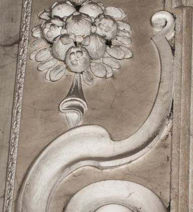 Zdjęcie nr 42: Kaplica zbudowana została na planie kwadratu i nakryta wzniesioną na pendentywach kopułą z latarnią. Przylega do kościoła od północy, do pierwszego przęsła nawy, z którą komunikuje się zamkniętym półkoliście przejściem. Wnętrze artykułowane jest w oparciu o schemat starożytnego łuku triumfalnego za pomocą osadzonych na wysokim cokole pilastrów z kompozytowymi głowicami. Pilastry podtrzymują wydatne belkowanie, ozodbione dekoracją stiukową w postaci puttów, festonów owocowych, rozet oraz kartuszy. Równocześnie pilastry ujmują półkoliste arkady, dwie niższe i większą, środkową. Niższe arkady wypełniają obrazy ze scenami z życia św. Karola Boromeusza. Ponad nimi w prostokątnych, stiukowych, obramieniach znajdują się malowane przedstawienia różnych świętych. W środkowej arkadzie ściany północnej umieszczono okazały późnobarokowy ołtarz z cudownym wizerunkiem św. Karola Boromeusza. Z kolei w arkadach wschodniej i zachodniej rozmieszczono prostokątne okna. Poniżej okna w arkadzie zachodniej znajduje się wyjście na zewnątrz kaplicy zaopatrzone w metalowe, prostokątne drzwi. Natomiast pod oknem w ścianie wschodniej zawieszono tablicę pamiątkową ku czci papieża Jana Pawła II. Arkadę wejściową do kaplicy zamyka prostokątna, brązowa krata. W jej podłuczu od wnętrza na wzór tympanonu umieszczono stiukowy kartusz z herbem Szreniawa, podtrzymywany przez dwa anioły. Ściany tarczowe podniebia przepruto czworobocznymi oknami ujętymi w stiukowe obramienia wolutowe. Na pendentywach przedstawiono w czterech stiukowych kartuszach herby: Szreniawa, Gryf i Kotwicz. Czwarty kartusz jest pusty. Czaszę kopuły wypełnia iluzjonistycznie malowana architektura podzielona na dwie strefy. Dolną artykułują pary pilastrów ujmujące okulusy oraz tralkowa balustrada, a górną gurty wyznaczające pola dla dekoracji ornamentalnej. Ściany zewnętrzne kaplicy zostały podzielone za pomocą kamiennych gzymsów i lizen na dwie trójosiowe kondygnacje, z których górna odpowiada wysokością smukłemu cokołowi mieszczącemu wejście. Zewnętrzne pola każdej elewacji dekorowane są płaskimi pasami tynku w układzie wzoru geometrycznego, zbliżonego do okuciowego. Okna i portal zostały ujęte w profilowane kamienne obramienia. Na ścianie północnej w środkowej kondygnacji pod kartuszem z herbem Szreniawa umieszczono tablicę fundacyjną z napisem: STANISLAUS COMES IN WIŚNICZ LUBOMIRSKI / PALATINUS ET GENERALIS CRACOVIEN[SIS] / SCEPUSIEN[SIS], BIALLOCERKIEVIEN[SIS] / ZATHORIEN[SIS], NIEPOLOMICIEN[SIS] E[T]C[ETER]A, E[T]C[ETER]A, CAPITANEUS / CAPELLAM HANC, / S[ANCTO] CAROLO BARRHOMAEO SUO TUTELARI PATRONO / POST RECEPTA SA[N]CTI HUIUS MERITIS TOT BENEFICIA / DICATAM / EX FUNDAMENTIS EREXIT, DONAVIT / EXORNAVIT, / ANNO D[O]MI[NI], 1640 (Stanisław hrabia na Wiśniczu Lubomirski wojewoda i starosta generalny krakowski, starosta spiski, białocerkiewski, zatorski, niepołomicki, i tak dalej, i tak dalej, tę kaplicę, poświęconą św. Karolowi Boromeuszowi, swojemu patronowi opiekuńczemu, po otrzymaniu tak wielkich łask za wstawiennictwem tego świetego, od fundamentów wzniósł, uposażył i ozdobił, roku Pańskiego 1640). Dach kaplicy oraz latarnia pokryte są blachą miedzianą.
