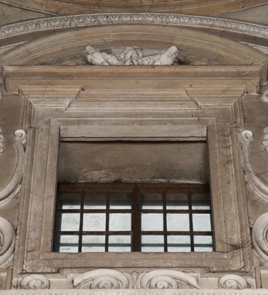 Zdjęcie nr 48: Kaplica zbudowana została na planie kwadratu i nakryta wzniesioną na pendentywach kopułą z latarnią. Przylega do kościoła od północy, do pierwszego przęsła nawy, z którą komunikuje się zamkniętym półkoliście przejściem. Wnętrze artykułowane jest w oparciu o schemat starożytnego łuku triumfalnego za pomocą osadzonych na wysokim cokole pilastrów z kompozytowymi głowicami. Pilastry podtrzymują wydatne belkowanie, ozodbione dekoracją stiukową w postaci puttów, festonów owocowych, rozet oraz kartuszy. Równocześnie pilastry ujmują półkoliste arkady, dwie niższe i większą, środkową. Niższe arkady wypełniają obrazy ze scenami z życia św. Karola Boromeusza. Ponad nimi w prostokątnych, stiukowych, obramieniach znajdują się malowane przedstawienia różnych świętych. W środkowej arkadzie ściany północnej umieszczono okazały późnobarokowy ołtarz z cudownym wizerunkiem św. Karola Boromeusza. Z kolei w arkadach wschodniej i zachodniej rozmieszczono prostokątne okna. Poniżej okna w arkadzie zachodniej znajduje się wyjście na zewnątrz kaplicy zaopatrzone w metalowe, prostokątne drzwi. Natomiast pod oknem w ścianie wschodniej zawieszono tablicę pamiątkową ku czci papieża Jana Pawła II. Arkadę wejściową do kaplicy zamyka prostokątna, brązowa krata. W jej podłuczu od wnętrza na wzór tympanonu umieszczono stiukowy kartusz z herbem Szreniawa, podtrzymywany przez dwa anioły. Ściany tarczowe podniebia przepruto czworobocznymi oknami ujętymi w stiukowe obramienia wolutowe. Na pendentywach przedstawiono w czterech stiukowych kartuszach herby: Szreniawa, Gryf i Kotwicz. Czwarty kartusz jest pusty. Czaszę kopuły wypełnia iluzjonistycznie malowana architektura podzielona na dwie strefy. Dolną artykułują pary pilastrów ujmujące okulusy oraz tralkowa balustrada, a górną gurty wyznaczające pola dla dekoracji ornamentalnej. Ściany zewnętrzne kaplicy zostały podzielone za pomocą kamiennych gzymsów i lizen na dwie trójosiowe kondygnacje, z których górna odpowiada wysokością smukłemu cokołowi mieszczącemu wejście. Zewnętrzne pola każdej elewacji dekorowane są płaskimi pasami tynku w układzie wzoru geometrycznego, zbliżonego do okuciowego. Okna i portal zostały ujęte w profilowane kamienne obramienia. Na ścianie północnej w środkowej kondygnacji pod kartuszem z herbem Szreniawa umieszczono tablicę fundacyjną z napisem: STANISLAUS COMES IN WIŚNICZ LUBOMIRSKI / PALATINUS ET GENERALIS CRACOVIEN[SIS] / SCEPUSIEN[SIS], BIALLOCERKIEVIEN[SIS] / ZATHORIEN[SIS], NIEPOLOMICIEN[SIS] E[T]C[ETER]A, E[T]C[ETER]A, CAPITANEUS / CAPELLAM HANC, / S[ANCTO] CAROLO BARRHOMAEO SUO TUTELARI PATRONO / POST RECEPTA SA[N]CTI HUIUS MERITIS TOT BENEFICIA / DICATAM / EX FUNDAMENTIS EREXIT, DONAVIT / EXORNAVIT, / ANNO D[O]MI[NI], 1640 (Stanisław hrabia na Wiśniczu Lubomirski wojewoda i starosta generalny krakowski, starosta spiski, białocerkiewski, zatorski, niepołomicki, i tak dalej, i tak dalej, tę kaplicę, poświęconą św. Karolowi Boromeuszowi, swojemu patronowi opiekuńczemu, po otrzymaniu tak wielkich łask za wstawiennictwem tego świetego, od fundamentów wzniósł, uposażył i ozdobił, roku Pańskiego 1640). Dach kaplicy oraz latarnia pokryte są blachą miedzianą.
