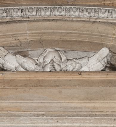 Zdjęcie nr 47: Kaplica zbudowana została na planie kwadratu i nakryta wzniesioną na pendentywach kopułą z latarnią. Przylega do kościoła od północy, do pierwszego przęsła nawy, z którą komunikuje się zamkniętym półkoliście przejściem. Wnętrze artykułowane jest w oparciu o schemat starożytnego łuku triumfalnego za pomocą osadzonych na wysokim cokole pilastrów z kompozytowymi głowicami. Pilastry podtrzymują wydatne belkowanie, ozodbione dekoracją stiukową w postaci puttów, festonów owocowych, rozet oraz kartuszy. Równocześnie pilastry ujmują półkoliste arkady, dwie niższe i większą, środkową. Niższe arkady wypełniają obrazy ze scenami z życia św. Karola Boromeusza. Ponad nimi w prostokątnych, stiukowych, obramieniach znajdują się malowane przedstawienia różnych świętych. W środkowej arkadzie ściany północnej umieszczono okazały późnobarokowy ołtarz z cudownym wizerunkiem św. Karola Boromeusza. Z kolei w arkadach wschodniej i zachodniej rozmieszczono prostokątne okna. Poniżej okna w arkadzie zachodniej znajduje się wyjście na zewnątrz kaplicy zaopatrzone w metalowe, prostokątne drzwi. Natomiast pod oknem w ścianie wschodniej zawieszono tablicę pamiątkową ku czci papieża Jana Pawła II. Arkadę wejściową do kaplicy zamyka prostokątna, brązowa krata. W jej podłuczu od wnętrza na wzór tympanonu umieszczono stiukowy kartusz z herbem Szreniawa, podtrzymywany przez dwa anioły. Ściany tarczowe podniebia przepruto czworobocznymi oknami ujętymi w stiukowe obramienia wolutowe. Na pendentywach przedstawiono w czterech stiukowych kartuszach herby: Szreniawa, Gryf i Kotwicz. Czwarty kartusz jest pusty. Czaszę kopuły wypełnia iluzjonistycznie malowana architektura podzielona na dwie strefy. Dolną artykułują pary pilastrów ujmujące okulusy oraz tralkowa balustrada, a górną gurty wyznaczające pola dla dekoracji ornamentalnej. Ściany zewnętrzne kaplicy zostały podzielone za pomocą kamiennych gzymsów i lizen na dwie trójosiowe kondygnacje, z których górna odpowiada wysokością smukłemu cokołowi mieszczącemu wejście. Zewnętrzne pola każdej elewacji dekorowane są płaskimi pasami tynku w układzie wzoru geometrycznego, zbliżonego do okuciowego. Okna i portal zostały ujęte w profilowane kamienne obramienia. Na ścianie północnej w środkowej kondygnacji pod kartuszem z herbem Szreniawa umieszczono tablicę fundacyjną z napisem: STANISLAUS COMES IN WIŚNICZ LUBOMIRSKI / PALATINUS ET GENERALIS CRACOVIEN[SIS] / SCEPUSIEN[SIS], BIALLOCERKIEVIEN[SIS] / ZATHORIEN[SIS], NIEPOLOMICIEN[SIS] E[T]C[ETER]A, E[T]C[ETER]A, CAPITANEUS / CAPELLAM HANC, / S[ANCTO] CAROLO BARRHOMAEO SUO TUTELARI PATRONO / POST RECEPTA SA[N]CTI HUIUS MERITIS TOT BENEFICIA / DICATAM / EX FUNDAMENTIS EREXIT, DONAVIT / EXORNAVIT, / ANNO D[O]MI[NI], 1640 (Stanisław hrabia na Wiśniczu Lubomirski wojewoda i starosta generalny krakowski, starosta spiski, białocerkiewski, zatorski, niepołomicki, i tak dalej, i tak dalej, tę kaplicę, poświęconą św. Karolowi Boromeuszowi, swojemu patronowi opiekuńczemu, po otrzymaniu tak wielkich łask za wstawiennictwem tego świetego, od fundamentów wzniósł, uposażył i ozdobił, roku Pańskiego 1640). Dach kaplicy oraz latarnia pokryte są blachą miedzianą.
