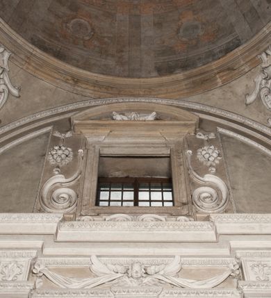 Zdjęcie nr 50: Kaplica zbudowana została na planie kwadratu i nakryta wzniesioną na pendentywach kopułą z latarnią. Przylega do kościoła od północy, do pierwszego przęsła nawy, z którą komunikuje się zamkniętym półkoliście przejściem. Wnętrze artykułowane jest w oparciu o schemat starożytnego łuku triumfalnego za pomocą osadzonych na wysokim cokole pilastrów z kompozytowymi głowicami. Pilastry podtrzymują wydatne belkowanie, ozodbione dekoracją stiukową w postaci puttów, festonów owocowych, rozet oraz kartuszy. Równocześnie pilastry ujmują półkoliste arkady, dwie niższe i większą, środkową. Niższe arkady wypełniają obrazy ze scenami z życia św. Karola Boromeusza. Ponad nimi w prostokątnych, stiukowych, obramieniach znajdują się malowane przedstawienia różnych świętych. W środkowej arkadzie ściany północnej umieszczono okazały późnobarokowy ołtarz z cudownym wizerunkiem św. Karola Boromeusza. Z kolei w arkadach wschodniej i zachodniej rozmieszczono prostokątne okna. Poniżej okna w arkadzie zachodniej znajduje się wyjście na zewnątrz kaplicy zaopatrzone w metalowe, prostokątne drzwi. Natomiast pod oknem w ścianie wschodniej zawieszono tablicę pamiątkową ku czci papieża Jana Pawła II. Arkadę wejściową do kaplicy zamyka prostokątna, brązowa krata. W jej podłuczu od wnętrza na wzór tympanonu umieszczono stiukowy kartusz z herbem Szreniawa, podtrzymywany przez dwa anioły. Ściany tarczowe podniebia przepruto czworobocznymi oknami ujętymi w stiukowe obramienia wolutowe. Na pendentywach przedstawiono w czterech stiukowych kartuszach herby: Szreniawa, Gryf i Kotwicz. Czwarty kartusz jest pusty. Czaszę kopuły wypełnia iluzjonistycznie malowana architektura podzielona na dwie strefy. Dolną artykułują pary pilastrów ujmujące okulusy oraz tralkowa balustrada, a górną gurty wyznaczające pola dla dekoracji ornamentalnej. Ściany zewnętrzne kaplicy zostały podzielone za pomocą kamiennych gzymsów i lizen na dwie trójosiowe kondygnacje, z których górna odpowiada wysokością smukłemu cokołowi mieszczącemu wejście. Zewnętrzne pola każdej elewacji dekorowane są płaskimi pasami tynku w układzie wzoru geometrycznego, zbliżonego do okuciowego. Okna i portal zostały ujęte w profilowane kamienne obramienia. Na ścianie północnej w środkowej kondygnacji pod kartuszem z herbem Szreniawa umieszczono tablicę fundacyjną z napisem: STANISLAUS COMES IN WIŚNICZ LUBOMIRSKI / PALATINUS ET GENERALIS CRACOVIEN[SIS] / SCEPUSIEN[SIS], BIALLOCERKIEVIEN[SIS] / ZATHORIEN[SIS], NIEPOLOMICIEN[SIS] E[T]C[ETER]A, E[T]C[ETER]A, CAPITANEUS / CAPELLAM HANC, / S[ANCTO] CAROLO BARRHOMAEO SUO TUTELARI PATRONO / POST RECEPTA SA[N]CTI HUIUS MERITIS TOT BENEFICIA / DICATAM / EX FUNDAMENTIS EREXIT, DONAVIT / EXORNAVIT, / ANNO D[O]MI[NI], 1640 (Stanisław hrabia na Wiśniczu Lubomirski wojewoda i starosta generalny krakowski, starosta spiski, białocerkiewski, zatorski, niepołomicki, i tak dalej, i tak dalej, tę kaplicę, poświęconą św. Karolowi Boromeuszowi, swojemu patronowi opiekuńczemu, po otrzymaniu tak wielkich łask za wstawiennictwem tego świetego, od fundamentów wzniósł, uposażył i ozdobił, roku Pańskiego 1640). Dach kaplicy oraz latarnia pokryte są blachą miedzianą.
