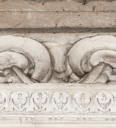 Zdjęcie nr 53: Kaplica zbudowana została na planie kwadratu i nakryta wzniesioną na pendentywach kopułą z latarnią. Przylega do kościoła od północy, do pierwszego przęsła nawy, z którą komunikuje się zamkniętym półkoliście przejściem. Wnętrze artykułowane jest w oparciu o schemat starożytnego łuku triumfalnego za pomocą osadzonych na wysokim cokole pilastrów z kompozytowymi głowicami. Pilastry podtrzymują wydatne belkowanie, ozodbione dekoracją stiukową w postaci puttów, festonów owocowych, rozet oraz kartuszy. Równocześnie pilastry ujmują półkoliste arkady, dwie niższe i większą, środkową. Niższe arkady wypełniają obrazy ze scenami z życia św. Karola Boromeusza. Ponad nimi w prostokątnych, stiukowych, obramieniach znajdują się malowane przedstawienia różnych świętych. W środkowej arkadzie ściany północnej umieszczono okazały późnobarokowy ołtarz z cudownym wizerunkiem św. Karola Boromeusza. Z kolei w arkadach wschodniej i zachodniej rozmieszczono prostokątne okna. Poniżej okna w arkadzie zachodniej znajduje się wyjście na zewnątrz kaplicy zaopatrzone w metalowe, prostokątne drzwi. Natomiast pod oknem w ścianie wschodniej zawieszono tablicę pamiątkową ku czci papieża Jana Pawła II. Arkadę wejściową do kaplicy zamyka prostokątna, brązowa krata. W jej podłuczu od wnętrza na wzór tympanonu umieszczono stiukowy kartusz z herbem Szreniawa, podtrzymywany przez dwa anioły. Ściany tarczowe podniebia przepruto czworobocznymi oknami ujętymi w stiukowe obramienia wolutowe. Na pendentywach przedstawiono w czterech stiukowych kartuszach herby: Szreniawa, Gryf i Kotwicz. Czwarty kartusz jest pusty. Czaszę kopuły wypełnia iluzjonistycznie malowana architektura podzielona na dwie strefy. Dolną artykułują pary pilastrów ujmujące okulusy oraz tralkowa balustrada, a górną gurty wyznaczające pola dla dekoracji ornamentalnej. Ściany zewnętrzne kaplicy zostały podzielone za pomocą kamiennych gzymsów i lizen na dwie trójosiowe kondygnacje, z których górna odpowiada wysokością smukłemu cokołowi mieszczącemu wejście. Zewnętrzne pola każdej elewacji dekorowane są płaskimi pasami tynku w układzie wzoru geometrycznego, zbliżonego do okuciowego. Okna i portal zostały ujęte w profilowane kamienne obramienia. Na ścianie północnej w środkowej kondygnacji pod kartuszem z herbem Szreniawa umieszczono tablicę fundacyjną z napisem: STANISLAUS COMES IN WIŚNICZ LUBOMIRSKI / PALATINUS ET GENERALIS CRACOVIEN[SIS] / SCEPUSIEN[SIS], BIALLOCERKIEVIEN[SIS] / ZATHORIEN[SIS], NIEPOLOMICIEN[SIS] E[T]C[ETER]A, E[T]C[ETER]A, CAPITANEUS / CAPELLAM HANC, / S[ANCTO] CAROLO BARRHOMAEO SUO TUTELARI PATRONO / POST RECEPTA SA[N]CTI HUIUS MERITIS TOT BENEFICIA / DICATAM / EX FUNDAMENTIS EREXIT, DONAVIT / EXORNAVIT, / ANNO D[O]MI[NI], 1640 (Stanisław hrabia na Wiśniczu Lubomirski wojewoda i starosta generalny krakowski, starosta spiski, białocerkiewski, zatorski, niepołomicki, i tak dalej, i tak dalej, tę kaplicę, poświęconą św. Karolowi Boromeuszowi, swojemu patronowi opiekuńczemu, po otrzymaniu tak wielkich łask za wstawiennictwem tego świetego, od fundamentów wzniósł, uposażył i ozdobił, roku Pańskiego 1640). Dach kaplicy oraz latarnia pokryte są blachą miedzianą.
