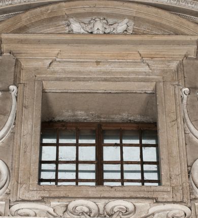 Zdjęcie nr 51: Kaplica zbudowana została na planie kwadratu i nakryta wzniesioną na pendentywach kopułą z latarnią. Przylega do kościoła od północy, do pierwszego przęsła nawy, z którą komunikuje się zamkniętym półkoliście przejściem. Wnętrze artykułowane jest w oparciu o schemat starożytnego łuku triumfalnego za pomocą osadzonych na wysokim cokole pilastrów z kompozytowymi głowicami. Pilastry podtrzymują wydatne belkowanie, ozodbione dekoracją stiukową w postaci puttów, festonów owocowych, rozet oraz kartuszy. Równocześnie pilastry ujmują półkoliste arkady, dwie niższe i większą, środkową. Niższe arkady wypełniają obrazy ze scenami z życia św. Karola Boromeusza. Ponad nimi w prostokątnych, stiukowych, obramieniach znajdują się malowane przedstawienia różnych świętych. W środkowej arkadzie ściany północnej umieszczono okazały późnobarokowy ołtarz z cudownym wizerunkiem św. Karola Boromeusza. Z kolei w arkadach wschodniej i zachodniej rozmieszczono prostokątne okna. Poniżej okna w arkadzie zachodniej znajduje się wyjście na zewnątrz kaplicy zaopatrzone w metalowe, prostokątne drzwi. Natomiast pod oknem w ścianie wschodniej zawieszono tablicę pamiątkową ku czci papieża Jana Pawła II. Arkadę wejściową do kaplicy zamyka prostokątna, brązowa krata. W jej podłuczu od wnętrza na wzór tympanonu umieszczono stiukowy kartusz z herbem Szreniawa, podtrzymywany przez dwa anioły. Ściany tarczowe podniebia przepruto czworobocznymi oknami ujętymi w stiukowe obramienia wolutowe. Na pendentywach przedstawiono w czterech stiukowych kartuszach herby: Szreniawa, Gryf i Kotwicz. Czwarty kartusz jest pusty. Czaszę kopuły wypełnia iluzjonistycznie malowana architektura podzielona na dwie strefy. Dolną artykułują pary pilastrów ujmujące okulusy oraz tralkowa balustrada, a górną gurty wyznaczające pola dla dekoracji ornamentalnej. Ściany zewnętrzne kaplicy zostały podzielone za pomocą kamiennych gzymsów i lizen na dwie trójosiowe kondygnacje, z których górna odpowiada wysokością smukłemu cokołowi mieszczącemu wejście. Zewnętrzne pola każdej elewacji dekorowane są płaskimi pasami tynku w układzie wzoru geometrycznego, zbliżonego do okuciowego. Okna i portal zostały ujęte w profilowane kamienne obramienia. Na ścianie północnej w środkowej kondygnacji pod kartuszem z herbem Szreniawa umieszczono tablicę fundacyjną z napisem: STANISLAUS COMES IN WIŚNICZ LUBOMIRSKI / PALATINUS ET GENERALIS CRACOVIEN[SIS] / SCEPUSIEN[SIS], BIALLOCERKIEVIEN[SIS] / ZATHORIEN[SIS], NIEPOLOMICIEN[SIS] E[T]C[ETER]A, E[T]C[ETER]A, CAPITANEUS / CAPELLAM HANC, / S[ANCTO] CAROLO BARRHOMAEO SUO TUTELARI PATRONO / POST RECEPTA SA[N]CTI HUIUS MERITIS TOT BENEFICIA / DICATAM / EX FUNDAMENTIS EREXIT, DONAVIT / EXORNAVIT, / ANNO D[O]MI[NI], 1640 (Stanisław hrabia na Wiśniczu Lubomirski wojewoda i starosta generalny krakowski, starosta spiski, białocerkiewski, zatorski, niepołomicki, i tak dalej, i tak dalej, tę kaplicę, poświęconą św. Karolowi Boromeuszowi, swojemu patronowi opiekuńczemu, po otrzymaniu tak wielkich łask za wstawiennictwem tego świetego, od fundamentów wzniósł, uposażył i ozdobił, roku Pańskiego 1640). Dach kaplicy oraz latarnia pokryte są blachą miedzianą.
