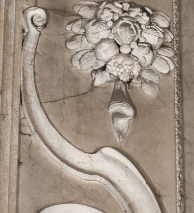 Zdjęcie nr 54: Kaplica zbudowana została na planie kwadratu i nakryta wzniesioną na pendentywach kopułą z latarnią. Przylega do kościoła od północy, do pierwszego przęsła nawy, z którą komunikuje się zamkniętym półkoliście przejściem. Wnętrze artykułowane jest w oparciu o schemat starożytnego łuku triumfalnego za pomocą osadzonych na wysokim cokole pilastrów z kompozytowymi głowicami. Pilastry podtrzymują wydatne belkowanie, ozodbione dekoracją stiukową w postaci puttów, festonów owocowych, rozet oraz kartuszy. Równocześnie pilastry ujmują półkoliste arkady, dwie niższe i większą, środkową. Niższe arkady wypełniają obrazy ze scenami z życia św. Karola Boromeusza. Ponad nimi w prostokątnych, stiukowych, obramieniach znajdują się malowane przedstawienia różnych świętych. W środkowej arkadzie ściany północnej umieszczono okazały późnobarokowy ołtarz z cudownym wizerunkiem św. Karola Boromeusza. Z kolei w arkadach wschodniej i zachodniej rozmieszczono prostokątne okna. Poniżej okna w arkadzie zachodniej znajduje się wyjście na zewnątrz kaplicy zaopatrzone w metalowe, prostokątne drzwi. Natomiast pod oknem w ścianie wschodniej zawieszono tablicę pamiątkową ku czci papieża Jana Pawła II. Arkadę wejściową do kaplicy zamyka prostokątna, brązowa krata. W jej podłuczu od wnętrza na wzór tympanonu umieszczono stiukowy kartusz z herbem Szreniawa, podtrzymywany przez dwa anioły. Ściany tarczowe podniebia przepruto czworobocznymi oknami ujętymi w stiukowe obramienia wolutowe. Na pendentywach przedstawiono w czterech stiukowych kartuszach herby: Szreniawa, Gryf i Kotwicz. Czwarty kartusz jest pusty. Czaszę kopuły wypełnia iluzjonistycznie malowana architektura podzielona na dwie strefy. Dolną artykułują pary pilastrów ujmujące okulusy oraz tralkowa balustrada, a górną gurty wyznaczające pola dla dekoracji ornamentalnej. Ściany zewnętrzne kaplicy zostały podzielone za pomocą kamiennych gzymsów i lizen na dwie trójosiowe kondygnacje, z których górna odpowiada wysokością smukłemu cokołowi mieszczącemu wejście. Zewnętrzne pola każdej elewacji dekorowane są płaskimi pasami tynku w układzie wzoru geometrycznego, zbliżonego do okuciowego. Okna i portal zostały ujęte w profilowane kamienne obramienia. Na ścianie północnej w środkowej kondygnacji pod kartuszem z herbem Szreniawa umieszczono tablicę fundacyjną z napisem: STANISLAUS COMES IN WIŚNICZ LUBOMIRSKI / PALATINUS ET GENERALIS CRACOVIEN[SIS] / SCEPUSIEN[SIS], BIALLOCERKIEVIEN[SIS] / ZATHORIEN[SIS], NIEPOLOMICIEN[SIS] E[T]C[ETER]A, E[T]C[ETER]A, CAPITANEUS / CAPELLAM HANC, / S[ANCTO] CAROLO BARRHOMAEO SUO TUTELARI PATRONO / POST RECEPTA SA[N]CTI HUIUS MERITIS TOT BENEFICIA / DICATAM / EX FUNDAMENTIS EREXIT, DONAVIT / EXORNAVIT, / ANNO D[O]MI[NI], 1640 (Stanisław hrabia na Wiśniczu Lubomirski wojewoda i starosta generalny krakowski, starosta spiski, białocerkiewski, zatorski, niepołomicki, i tak dalej, i tak dalej, tę kaplicę, poświęconą św. Karolowi Boromeuszowi, swojemu patronowi opiekuńczemu, po otrzymaniu tak wielkich łask za wstawiennictwem tego świetego, od fundamentów wzniósł, uposażył i ozdobił, roku Pańskiego 1640). Dach kaplicy oraz latarnia pokryte są blachą miedzianą.
