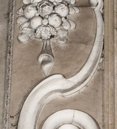 Zdjęcie nr 55: Kaplica zbudowana została na planie kwadratu i nakryta wzniesioną na pendentywach kopułą z latarnią. Przylega do kościoła od północy, do pierwszego przęsła nawy, z którą komunikuje się zamkniętym półkoliście przejściem. Wnętrze artykułowane jest w oparciu o schemat starożytnego łuku triumfalnego za pomocą osadzonych na wysokim cokole pilastrów z kompozytowymi głowicami. Pilastry podtrzymują wydatne belkowanie, ozodbione dekoracją stiukową w postaci puttów, festonów owocowych, rozet oraz kartuszy. Równocześnie pilastry ujmują półkoliste arkady, dwie niższe i większą, środkową. Niższe arkady wypełniają obrazy ze scenami z życia św. Karola Boromeusza. Ponad nimi w prostokątnych, stiukowych, obramieniach znajdują się malowane przedstawienia różnych świętych. W środkowej arkadzie ściany północnej umieszczono okazały późnobarokowy ołtarz z cudownym wizerunkiem św. Karola Boromeusza. Z kolei w arkadach wschodniej i zachodniej rozmieszczono prostokątne okna. Poniżej okna w arkadzie zachodniej znajduje się wyjście na zewnątrz kaplicy zaopatrzone w metalowe, prostokątne drzwi. Natomiast pod oknem w ścianie wschodniej zawieszono tablicę pamiątkową ku czci papieża Jana Pawła II. Arkadę wejściową do kaplicy zamyka prostokątna, brązowa krata. W jej podłuczu od wnętrza na wzór tympanonu umieszczono stiukowy kartusz z herbem Szreniawa, podtrzymywany przez dwa anioły. Ściany tarczowe podniebia przepruto czworobocznymi oknami ujętymi w stiukowe obramienia wolutowe. Na pendentywach przedstawiono w czterech stiukowych kartuszach herby: Szreniawa, Gryf i Kotwicz. Czwarty kartusz jest pusty. Czaszę kopuły wypełnia iluzjonistycznie malowana architektura podzielona na dwie strefy. Dolną artykułują pary pilastrów ujmujące okulusy oraz tralkowa balustrada, a górną gurty wyznaczające pola dla dekoracji ornamentalnej. Ściany zewnętrzne kaplicy zostały podzielone za pomocą kamiennych gzymsów i lizen na dwie trójosiowe kondygnacje, z których górna odpowiada wysokością smukłemu cokołowi mieszczącemu wejście. Zewnętrzne pola każdej elewacji dekorowane są płaskimi pasami tynku w układzie wzoru geometrycznego, zbliżonego do okuciowego. Okna i portal zostały ujęte w profilowane kamienne obramienia. Na ścianie północnej w środkowej kondygnacji pod kartuszem z herbem Szreniawa umieszczono tablicę fundacyjną z napisem: STANISLAUS COMES IN WIŚNICZ LUBOMIRSKI / PALATINUS ET GENERALIS CRACOVIEN[SIS] / SCEPUSIEN[SIS], BIALLOCERKIEVIEN[SIS] / ZATHORIEN[SIS], NIEPOLOMICIEN[SIS] E[T]C[ETER]A, E[T]C[ETER]A, CAPITANEUS / CAPELLAM HANC, / S[ANCTO] CAROLO BARRHOMAEO SUO TUTELARI PATRONO / POST RECEPTA SA[N]CTI HUIUS MERITIS TOT BENEFICIA / DICATAM / EX FUNDAMENTIS EREXIT, DONAVIT / EXORNAVIT, / ANNO D[O]MI[NI], 1640 (Stanisław hrabia na Wiśniczu Lubomirski wojewoda i starosta generalny krakowski, starosta spiski, białocerkiewski, zatorski, niepołomicki, i tak dalej, i tak dalej, tę kaplicę, poświęconą św. Karolowi Boromeuszowi, swojemu patronowi opiekuńczemu, po otrzymaniu tak wielkich łask za wstawiennictwem tego świetego, od fundamentów wzniósł, uposażył i ozdobił, roku Pańskiego 1640). Dach kaplicy oraz latarnia pokryte są blachą miedzianą.
