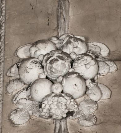 Zdjęcie nr 56: Kaplica zbudowana została na planie kwadratu i nakryta wzniesioną na pendentywach kopułą z latarnią. Przylega do kościoła od północy, do pierwszego przęsła nawy, z którą komunikuje się zamkniętym półkoliście przejściem. Wnętrze artykułowane jest w oparciu o schemat starożytnego łuku triumfalnego za pomocą osadzonych na wysokim cokole pilastrów z kompozytowymi głowicami. Pilastry podtrzymują wydatne belkowanie, ozodbione dekoracją stiukową w postaci puttów, festonów owocowych, rozet oraz kartuszy. Równocześnie pilastry ujmują półkoliste arkady, dwie niższe i większą, środkową. Niższe arkady wypełniają obrazy ze scenami z życia św. Karola Boromeusza. Ponad nimi w prostokątnych, stiukowych, obramieniach znajdują się malowane przedstawienia różnych świętych. W środkowej arkadzie ściany północnej umieszczono okazały późnobarokowy ołtarz z cudownym wizerunkiem św. Karola Boromeusza. Z kolei w arkadach wschodniej i zachodniej rozmieszczono prostokątne okna. Poniżej okna w arkadzie zachodniej znajduje się wyjście na zewnątrz kaplicy zaopatrzone w metalowe, prostokątne drzwi. Natomiast pod oknem w ścianie wschodniej zawieszono tablicę pamiątkową ku czci papieża Jana Pawła II. Arkadę wejściową do kaplicy zamyka prostokątna, brązowa krata. W jej podłuczu od wnętrza na wzór tympanonu umieszczono stiukowy kartusz z herbem Szreniawa, podtrzymywany przez dwa anioły. Ściany tarczowe podniebia przepruto czworobocznymi oknami ujętymi w stiukowe obramienia wolutowe. Na pendentywach przedstawiono w czterech stiukowych kartuszach herby: Szreniawa, Gryf i Kotwicz. Czwarty kartusz jest pusty. Czaszę kopuły wypełnia iluzjonistycznie malowana architektura podzielona na dwie strefy. Dolną artykułują pary pilastrów ujmujące okulusy oraz tralkowa balustrada, a górną gurty wyznaczające pola dla dekoracji ornamentalnej. Ściany zewnętrzne kaplicy zostały podzielone za pomocą kamiennych gzymsów i lizen na dwie trójosiowe kondygnacje, z których górna odpowiada wysokością smukłemu cokołowi mieszczącemu wejście. Zewnętrzne pola każdej elewacji dekorowane są płaskimi pasami tynku w układzie wzoru geometrycznego, zbliżonego do okuciowego. Okna i portal zostały ujęte w profilowane kamienne obramienia. Na ścianie północnej w środkowej kondygnacji pod kartuszem z herbem Szreniawa umieszczono tablicę fundacyjną z napisem: STANISLAUS COMES IN WIŚNICZ LUBOMIRSKI / PALATINUS ET GENERALIS CRACOVIEN[SIS] / SCEPUSIEN[SIS], BIALLOCERKIEVIEN[SIS] / ZATHORIEN[SIS], NIEPOLOMICIEN[SIS] E[T]C[ETER]A, E[T]C[ETER]A, CAPITANEUS / CAPELLAM HANC, / S[ANCTO] CAROLO BARRHOMAEO SUO TUTELARI PATRONO / POST RECEPTA SA[N]CTI HUIUS MERITIS TOT BENEFICIA / DICATAM / EX FUNDAMENTIS EREXIT, DONAVIT / EXORNAVIT, / ANNO D[O]MI[NI], 1640 (Stanisław hrabia na Wiśniczu Lubomirski wojewoda i starosta generalny krakowski, starosta spiski, białocerkiewski, zatorski, niepołomicki, i tak dalej, i tak dalej, tę kaplicę, poświęconą św. Karolowi Boromeuszowi, swojemu patronowi opiekuńczemu, po otrzymaniu tak wielkich łask za wstawiennictwem tego świetego, od fundamentów wzniósł, uposażył i ozdobił, roku Pańskiego 1640). Dach kaplicy oraz latarnia pokryte są blachą miedzianą.
