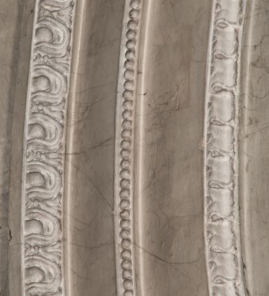 Zdjęcie nr 52: Kaplica zbudowana została na planie kwadratu i nakryta wzniesioną na pendentywach kopułą z latarnią. Przylega do kościoła od północy, do pierwszego przęsła nawy, z którą komunikuje się zamkniętym półkoliście przejściem. Wnętrze artykułowane jest w oparciu o schemat starożytnego łuku triumfalnego za pomocą osadzonych na wysokim cokole pilastrów z kompozytowymi głowicami. Pilastry podtrzymują wydatne belkowanie, ozodbione dekoracją stiukową w postaci puttów, festonów owocowych, rozet oraz kartuszy. Równocześnie pilastry ujmują półkoliste arkady, dwie niższe i większą, środkową. Niższe arkady wypełniają obrazy ze scenami z życia św. Karola Boromeusza. Ponad nimi w prostokątnych, stiukowych, obramieniach znajdują się malowane przedstawienia różnych świętych. W środkowej arkadzie ściany północnej umieszczono okazały późnobarokowy ołtarz z cudownym wizerunkiem św. Karola Boromeusza. Z kolei w arkadach wschodniej i zachodniej rozmieszczono prostokątne okna. Poniżej okna w arkadzie zachodniej znajduje się wyjście na zewnątrz kaplicy zaopatrzone w metalowe, prostokątne drzwi. Natomiast pod oknem w ścianie wschodniej zawieszono tablicę pamiątkową ku czci papieża Jana Pawła II. Arkadę wejściową do kaplicy zamyka prostokątna, brązowa krata. W jej podłuczu od wnętrza na wzór tympanonu umieszczono stiukowy kartusz z herbem Szreniawa, podtrzymywany przez dwa anioły. Ściany tarczowe podniebia przepruto czworobocznymi oknami ujętymi w stiukowe obramienia wolutowe. Na pendentywach przedstawiono w czterech stiukowych kartuszach herby: Szreniawa, Gryf i Kotwicz. Czwarty kartusz jest pusty. Czaszę kopuły wypełnia iluzjonistycznie malowana architektura podzielona na dwie strefy. Dolną artykułują pary pilastrów ujmujące okulusy oraz tralkowa balustrada, a górną gurty wyznaczające pola dla dekoracji ornamentalnej. Ściany zewnętrzne kaplicy zostały podzielone za pomocą kamiennych gzymsów i lizen na dwie trójosiowe kondygnacje, z których górna odpowiada wysokością smukłemu cokołowi mieszczącemu wejście. Zewnętrzne pola każdej elewacji dekorowane są płaskimi pasami tynku w układzie wzoru geometrycznego, zbliżonego do okuciowego. Okna i portal zostały ujęte w profilowane kamienne obramienia. Na ścianie północnej w środkowej kondygnacji pod kartuszem z herbem Szreniawa umieszczono tablicę fundacyjną z napisem: STANISLAUS COMES IN WIŚNICZ LUBOMIRSKI / PALATINUS ET GENERALIS CRACOVIEN[SIS] / SCEPUSIEN[SIS], BIALLOCERKIEVIEN[SIS] / ZATHORIEN[SIS], NIEPOLOMICIEN[SIS] E[T]C[ETER]A, E[T]C[ETER]A, CAPITANEUS / CAPELLAM HANC, / S[ANCTO] CAROLO BARRHOMAEO SUO TUTELARI PATRONO / POST RECEPTA SA[N]CTI HUIUS MERITIS TOT BENEFICIA / DICATAM / EX FUNDAMENTIS EREXIT, DONAVIT / EXORNAVIT, / ANNO D[O]MI[NI], 1640 (Stanisław hrabia na Wiśniczu Lubomirski wojewoda i starosta generalny krakowski, starosta spiski, białocerkiewski, zatorski, niepołomicki, i tak dalej, i tak dalej, tę kaplicę, poświęconą św. Karolowi Boromeuszowi, swojemu patronowi opiekuńczemu, po otrzymaniu tak wielkich łask za wstawiennictwem tego świetego, od fundamentów wzniósł, uposażył i ozdobił, roku Pańskiego 1640). Dach kaplicy oraz latarnia pokryte są blachą miedzianą.
