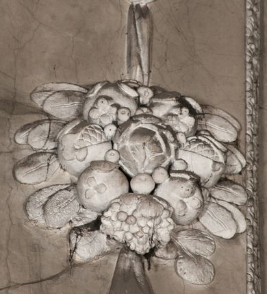 Zdjęcie nr 58: Kaplica zbudowana została na planie kwadratu i nakryta wzniesioną na pendentywach kopułą z latarnią. Przylega do kościoła od północy, do pierwszego przęsła nawy, z którą komunikuje się zamkniętym półkoliście przejściem. Wnętrze artykułowane jest w oparciu o schemat starożytnego łuku triumfalnego za pomocą osadzonych na wysokim cokole pilastrów z kompozytowymi głowicami. Pilastry podtrzymują wydatne belkowanie, ozodbione dekoracją stiukową w postaci puttów, festonów owocowych, rozet oraz kartuszy. Równocześnie pilastry ujmują półkoliste arkady, dwie niższe i większą, środkową. Niższe arkady wypełniają obrazy ze scenami z życia św. Karola Boromeusza. Ponad nimi w prostokątnych, stiukowych, obramieniach znajdują się malowane przedstawienia różnych świętych. W środkowej arkadzie ściany północnej umieszczono okazały późnobarokowy ołtarz z cudownym wizerunkiem św. Karola Boromeusza. Z kolei w arkadach wschodniej i zachodniej rozmieszczono prostokątne okna. Poniżej okna w arkadzie zachodniej znajduje się wyjście na zewnątrz kaplicy zaopatrzone w metalowe, prostokątne drzwi. Natomiast pod oknem w ścianie wschodniej zawieszono tablicę pamiątkową ku czci papieża Jana Pawła II. Arkadę wejściową do kaplicy zamyka prostokątna, brązowa krata. W jej podłuczu od wnętrza na wzór tympanonu umieszczono stiukowy kartusz z herbem Szreniawa, podtrzymywany przez dwa anioły. Ściany tarczowe podniebia przepruto czworobocznymi oknami ujętymi w stiukowe obramienia wolutowe. Na pendentywach przedstawiono w czterech stiukowych kartuszach herby: Szreniawa, Gryf i Kotwicz. Czwarty kartusz jest pusty. Czaszę kopuły wypełnia iluzjonistycznie malowana architektura podzielona na dwie strefy. Dolną artykułują pary pilastrów ujmujące okulusy oraz tralkowa balustrada, a górną gurty wyznaczające pola dla dekoracji ornamentalnej. Ściany zewnętrzne kaplicy zostały podzielone za pomocą kamiennych gzymsów i lizen na dwie trójosiowe kondygnacje, z których górna odpowiada wysokością smukłemu cokołowi mieszczącemu wejście. Zewnętrzne pola każdej elewacji dekorowane są płaskimi pasami tynku w układzie wzoru geometrycznego, zbliżonego do okuciowego. Okna i portal zostały ujęte w profilowane kamienne obramienia. Na ścianie północnej w środkowej kondygnacji pod kartuszem z herbem Szreniawa umieszczono tablicę fundacyjną z napisem: STANISLAUS COMES IN WIŚNICZ LUBOMIRSKI / PALATINUS ET GENERALIS CRACOVIEN[SIS] / SCEPUSIEN[SIS], BIALLOCERKIEVIEN[SIS] / ZATHORIEN[SIS], NIEPOLOMICIEN[SIS] E[T]C[ETER]A, E[T]C[ETER]A, CAPITANEUS / CAPELLAM HANC, / S[ANCTO] CAROLO BARRHOMAEO SUO TUTELARI PATRONO / POST RECEPTA SA[N]CTI HUIUS MERITIS TOT BENEFICIA / DICATAM / EX FUNDAMENTIS EREXIT, DONAVIT / EXORNAVIT, / ANNO D[O]MI[NI], 1640 (Stanisław hrabia na Wiśniczu Lubomirski wojewoda i starosta generalny krakowski, starosta spiski, białocerkiewski, zatorski, niepołomicki, i tak dalej, i tak dalej, tę kaplicę, poświęconą św. Karolowi Boromeuszowi, swojemu patronowi opiekuńczemu, po otrzymaniu tak wielkich łask za wstawiennictwem tego świetego, od fundamentów wzniósł, uposażył i ozdobił, roku Pańskiego 1640). Dach kaplicy oraz latarnia pokryte są blachą miedzianą.
