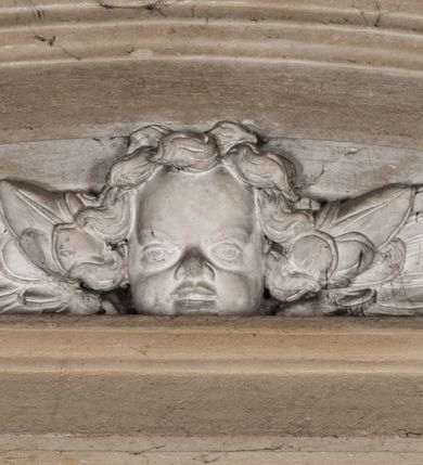 Zdjęcie nr 57: Kaplica zbudowana została na planie kwadratu i nakryta wzniesioną na pendentywach kopułą z latarnią. Przylega do kościoła od północy, do pierwszego przęsła nawy, z którą komunikuje się zamkniętym półkoliście przejściem. Wnętrze artykułowane jest w oparciu o schemat starożytnego łuku triumfalnego za pomocą osadzonych na wysokim cokole pilastrów z kompozytowymi głowicami. Pilastry podtrzymują wydatne belkowanie, ozodbione dekoracją stiukową w postaci puttów, festonów owocowych, rozet oraz kartuszy. Równocześnie pilastry ujmują półkoliste arkady, dwie niższe i większą, środkową. Niższe arkady wypełniają obrazy ze scenami z życia św. Karola Boromeusza. Ponad nimi w prostokątnych, stiukowych, obramieniach znajdują się malowane przedstawienia różnych świętych. W środkowej arkadzie ściany północnej umieszczono okazały późnobarokowy ołtarz z cudownym wizerunkiem św. Karola Boromeusza. Z kolei w arkadach wschodniej i zachodniej rozmieszczono prostokątne okna. Poniżej okna w arkadzie zachodniej znajduje się wyjście na zewnątrz kaplicy zaopatrzone w metalowe, prostokątne drzwi. Natomiast pod oknem w ścianie wschodniej zawieszono tablicę pamiątkową ku czci papieża Jana Pawła II. Arkadę wejściową do kaplicy zamyka prostokątna, brązowa krata. W jej podłuczu od wnętrza na wzór tympanonu umieszczono stiukowy kartusz z herbem Szreniawa, podtrzymywany przez dwa anioły. Ściany tarczowe podniebia przepruto czworobocznymi oknami ujętymi w stiukowe obramienia wolutowe. Na pendentywach przedstawiono w czterech stiukowych kartuszach herby: Szreniawa, Gryf i Kotwicz. Czwarty kartusz jest pusty. Czaszę kopuły wypełnia iluzjonistycznie malowana architektura podzielona na dwie strefy. Dolną artykułują pary pilastrów ujmujące okulusy oraz tralkowa balustrada, a górną gurty wyznaczające pola dla dekoracji ornamentalnej. Ściany zewnętrzne kaplicy zostały podzielone za pomocą kamiennych gzymsów i lizen na dwie trójosiowe kondygnacje, z których górna odpowiada wysokością smukłemu cokołowi mieszczącemu wejście. Zewnętrzne pola każdej elewacji dekorowane są płaskimi pasami tynku w układzie wzoru geometrycznego, zbliżonego do okuciowego. Okna i portal zostały ujęte w profilowane kamienne obramienia. Na ścianie północnej w środkowej kondygnacji pod kartuszem z herbem Szreniawa umieszczono tablicę fundacyjną z napisem: STANISLAUS COMES IN WIŚNICZ LUBOMIRSKI / PALATINUS ET GENERALIS CRACOVIEN[SIS] / SCEPUSIEN[SIS], BIALLOCERKIEVIEN[SIS] / ZATHORIEN[SIS], NIEPOLOMICIEN[SIS] E[T]C[ETER]A, E[T]C[ETER]A, CAPITANEUS / CAPELLAM HANC, / S[ANCTO] CAROLO BARRHOMAEO SUO TUTELARI PATRONO / POST RECEPTA SA[N]CTI HUIUS MERITIS TOT BENEFICIA / DICATAM / EX FUNDAMENTIS EREXIT, DONAVIT / EXORNAVIT, / ANNO D[O]MI[NI], 1640 (Stanisław hrabia na Wiśniczu Lubomirski wojewoda i starosta generalny krakowski, starosta spiski, białocerkiewski, zatorski, niepołomicki, i tak dalej, i tak dalej, tę kaplicę, poświęconą św. Karolowi Boromeuszowi, swojemu patronowi opiekuńczemu, po otrzymaniu tak wielkich łask za wstawiennictwem tego świetego, od fundamentów wzniósł, uposażył i ozdobił, roku Pańskiego 1640). Dach kaplicy oraz latarnia pokryte są blachą miedzianą.
