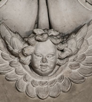 Zdjęcie nr 61: Kaplica zbudowana została na planie kwadratu i nakryta wzniesioną na pendentywach kopułą z latarnią. Przylega do kościoła od północy, do pierwszego przęsła nawy, z którą komunikuje się zamkniętym półkoliście przejściem. Wnętrze artykułowane jest w oparciu o schemat starożytnego łuku triumfalnego za pomocą osadzonych na wysokim cokole pilastrów z kompozytowymi głowicami. Pilastry podtrzymują wydatne belkowanie, ozodbione dekoracją stiukową w postaci puttów, festonów owocowych, rozet oraz kartuszy. Równocześnie pilastry ujmują półkoliste arkady, dwie niższe i większą, środkową. Niższe arkady wypełniają obrazy ze scenami z życia św. Karola Boromeusza. Ponad nimi w prostokątnych, stiukowych, obramieniach znajdują się malowane przedstawienia różnych świętych. W środkowej arkadzie ściany północnej umieszczono okazały późnobarokowy ołtarz z cudownym wizerunkiem św. Karola Boromeusza. Z kolei w arkadach wschodniej i zachodniej rozmieszczono prostokątne okna. Poniżej okna w arkadzie zachodniej znajduje się wyjście na zewnątrz kaplicy zaopatrzone w metalowe, prostokątne drzwi. Natomiast pod oknem w ścianie wschodniej zawieszono tablicę pamiątkową ku czci papieża Jana Pawła II. Arkadę wejściową do kaplicy zamyka prostokątna, brązowa krata. W jej podłuczu od wnętrza na wzór tympanonu umieszczono stiukowy kartusz z herbem Szreniawa, podtrzymywany przez dwa anioły. Ściany tarczowe podniebia przepruto czworobocznymi oknami ujętymi w stiukowe obramienia wolutowe. Na pendentywach przedstawiono w czterech stiukowych kartuszach herby: Szreniawa, Gryf i Kotwicz. Czwarty kartusz jest pusty. Czaszę kopuły wypełnia iluzjonistycznie malowana architektura podzielona na dwie strefy. Dolną artykułują pary pilastrów ujmujące okulusy oraz tralkowa balustrada, a górną gurty wyznaczające pola dla dekoracji ornamentalnej. Ściany zewnętrzne kaplicy zostały podzielone za pomocą kamiennych gzymsów i lizen na dwie trójosiowe kondygnacje, z których górna odpowiada wysokością smukłemu cokołowi mieszczącemu wejście. Zewnętrzne pola każdej elewacji dekorowane są płaskimi pasami tynku w układzie wzoru geometrycznego, zbliżonego do okuciowego. Okna i portal zostały ujęte w profilowane kamienne obramienia. Na ścianie północnej w środkowej kondygnacji pod kartuszem z herbem Szreniawa umieszczono tablicę fundacyjną z napisem: STANISLAUS COMES IN WIŚNICZ LUBOMIRSKI / PALATINUS ET GENERALIS CRACOVIEN[SIS] / SCEPUSIEN[SIS], BIALLOCERKIEVIEN[SIS] / ZATHORIEN[SIS], NIEPOLOMICIEN[SIS] E[T]C[ETER]A, E[T]C[ETER]A, CAPITANEUS / CAPELLAM HANC, / S[ANCTO] CAROLO BARRHOMAEO SUO TUTELARI PATRONO / POST RECEPTA SA[N]CTI HUIUS MERITIS TOT BENEFICIA / DICATAM / EX FUNDAMENTIS EREXIT, DONAVIT / EXORNAVIT, / ANNO D[O]MI[NI], 1640 (Stanisław hrabia na Wiśniczu Lubomirski wojewoda i starosta generalny krakowski, starosta spiski, białocerkiewski, zatorski, niepołomicki, i tak dalej, i tak dalej, tę kaplicę, poświęconą św. Karolowi Boromeuszowi, swojemu patronowi opiekuńczemu, po otrzymaniu tak wielkich łask za wstawiennictwem tego świetego, od fundamentów wzniósł, uposażył i ozdobił, roku Pańskiego 1640). Dach kaplicy oraz latarnia pokryte są blachą miedzianą.
