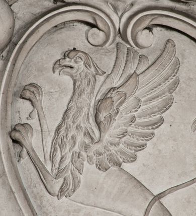 Zdjęcie nr 62: Kaplica zbudowana została na planie kwadratu i nakryta wzniesioną na pendentywach kopułą z latarnią. Przylega do kościoła od północy, do pierwszego przęsła nawy, z którą komunikuje się zamkniętym półkoliście przejściem. Wnętrze artykułowane jest w oparciu o schemat starożytnego łuku triumfalnego za pomocą osadzonych na wysokim cokole pilastrów z kompozytowymi głowicami. Pilastry podtrzymują wydatne belkowanie, ozodbione dekoracją stiukową w postaci puttów, festonów owocowych, rozet oraz kartuszy. Równocześnie pilastry ujmują półkoliste arkady, dwie niższe i większą, środkową. Niższe arkady wypełniają obrazy ze scenami z życia św. Karola Boromeusza. Ponad nimi w prostokątnych, stiukowych, obramieniach znajdują się malowane przedstawienia różnych świętych. W środkowej arkadzie ściany północnej umieszczono okazały późnobarokowy ołtarz z cudownym wizerunkiem św. Karola Boromeusza. Z kolei w arkadach wschodniej i zachodniej rozmieszczono prostokątne okna. Poniżej okna w arkadzie zachodniej znajduje się wyjście na zewnątrz kaplicy zaopatrzone w metalowe, prostokątne drzwi. Natomiast pod oknem w ścianie wschodniej zawieszono tablicę pamiątkową ku czci papieża Jana Pawła II. Arkadę wejściową do kaplicy zamyka prostokątna, brązowa krata. W jej podłuczu od wnętrza na wzór tympanonu umieszczono stiukowy kartusz z herbem Szreniawa, podtrzymywany przez dwa anioły. Ściany tarczowe podniebia przepruto czworobocznymi oknami ujętymi w stiukowe obramienia wolutowe. Na pendentywach przedstawiono w czterech stiukowych kartuszach herby: Szreniawa, Gryf i Kotwicz. Czwarty kartusz jest pusty. Czaszę kopuły wypełnia iluzjonistycznie malowana architektura podzielona na dwie strefy. Dolną artykułują pary pilastrów ujmujące okulusy oraz tralkowa balustrada, a górną gurty wyznaczające pola dla dekoracji ornamentalnej. Ściany zewnętrzne kaplicy zostały podzielone za pomocą kamiennych gzymsów i lizen na dwie trójosiowe kondygnacje, z których górna odpowiada wysokością smukłemu cokołowi mieszczącemu wejście. Zewnętrzne pola każdej elewacji dekorowane są płaskimi pasami tynku w układzie wzoru geometrycznego, zbliżonego do okuciowego. Okna i portal zostały ujęte w profilowane kamienne obramienia. Na ścianie północnej w środkowej kondygnacji pod kartuszem z herbem Szreniawa umieszczono tablicę fundacyjną z napisem: STANISLAUS COMES IN WIŚNICZ LUBOMIRSKI / PALATINUS ET GENERALIS CRACOVIEN[SIS] / SCEPUSIEN[SIS], BIALLOCERKIEVIEN[SIS] / ZATHORIEN[SIS], NIEPOLOMICIEN[SIS] E[T]C[ETER]A, E[T]C[ETER]A, CAPITANEUS / CAPELLAM HANC, / S[ANCTO] CAROLO BARRHOMAEO SUO TUTELARI PATRONO / POST RECEPTA SA[N]CTI HUIUS MERITIS TOT BENEFICIA / DICATAM / EX FUNDAMENTIS EREXIT, DONAVIT / EXORNAVIT, / ANNO D[O]MI[NI], 1640 (Stanisław hrabia na Wiśniczu Lubomirski wojewoda i starosta generalny krakowski, starosta spiski, białocerkiewski, zatorski, niepołomicki, i tak dalej, i tak dalej, tę kaplicę, poświęconą św. Karolowi Boromeuszowi, swojemu patronowi opiekuńczemu, po otrzymaniu tak wielkich łask za wstawiennictwem tego świetego, od fundamentów wzniósł, uposażył i ozdobił, roku Pańskiego 1640). Dach kaplicy oraz latarnia pokryte są blachą miedzianą.
