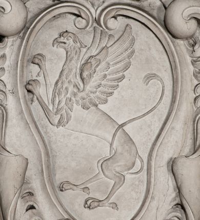 Zdjęcie nr 60: Kaplica zbudowana została na planie kwadratu i nakryta wzniesioną na pendentywach kopułą z latarnią. Przylega do kościoła od północy, do pierwszego przęsła nawy, z którą komunikuje się zamkniętym półkoliście przejściem. Wnętrze artykułowane jest w oparciu o schemat starożytnego łuku triumfalnego za pomocą osadzonych na wysokim cokole pilastrów z kompozytowymi głowicami. Pilastry podtrzymują wydatne belkowanie, ozodbione dekoracją stiukową w postaci puttów, festonów owocowych, rozet oraz kartuszy. Równocześnie pilastry ujmują półkoliste arkady, dwie niższe i większą, środkową. Niższe arkady wypełniają obrazy ze scenami z życia św. Karola Boromeusza. Ponad nimi w prostokątnych, stiukowych, obramieniach znajdują się malowane przedstawienia różnych świętych. W środkowej arkadzie ściany północnej umieszczono okazały późnobarokowy ołtarz z cudownym wizerunkiem św. Karola Boromeusza. Z kolei w arkadach wschodniej i zachodniej rozmieszczono prostokątne okna. Poniżej okna w arkadzie zachodniej znajduje się wyjście na zewnątrz kaplicy zaopatrzone w metalowe, prostokątne drzwi. Natomiast pod oknem w ścianie wschodniej zawieszono tablicę pamiątkową ku czci papieża Jana Pawła II. Arkadę wejściową do kaplicy zamyka prostokątna, brązowa krata. W jej podłuczu od wnętrza na wzór tympanonu umieszczono stiukowy kartusz z herbem Szreniawa, podtrzymywany przez dwa anioły. Ściany tarczowe podniebia przepruto czworobocznymi oknami ujętymi w stiukowe obramienia wolutowe. Na pendentywach przedstawiono w czterech stiukowych kartuszach herby: Szreniawa, Gryf i Kotwicz. Czwarty kartusz jest pusty. Czaszę kopuły wypełnia iluzjonistycznie malowana architektura podzielona na dwie strefy. Dolną artykułują pary pilastrów ujmujące okulusy oraz tralkowa balustrada, a górną gurty wyznaczające pola dla dekoracji ornamentalnej. Ściany zewnętrzne kaplicy zostały podzielone za pomocą kamiennych gzymsów i lizen na dwie trójosiowe kondygnacje, z których górna odpowiada wysokością smukłemu cokołowi mieszczącemu wejście. Zewnętrzne pola każdej elewacji dekorowane są płaskimi pasami tynku w układzie wzoru geometrycznego, zbliżonego do okuciowego. Okna i portal zostały ujęte w profilowane kamienne obramienia. Na ścianie północnej w środkowej kondygnacji pod kartuszem z herbem Szreniawa umieszczono tablicę fundacyjną z napisem: STANISLAUS COMES IN WIŚNICZ LUBOMIRSKI / PALATINUS ET GENERALIS CRACOVIEN[SIS] / SCEPUSIEN[SIS], BIALLOCERKIEVIEN[SIS] / ZATHORIEN[SIS], NIEPOLOMICIEN[SIS] E[T]C[ETER]A, E[T]C[ETER]A, CAPITANEUS / CAPELLAM HANC, / S[ANCTO] CAROLO BARRHOMAEO SUO TUTELARI PATRONO / POST RECEPTA SA[N]CTI HUIUS MERITIS TOT BENEFICIA / DICATAM / EX FUNDAMENTIS EREXIT, DONAVIT / EXORNAVIT, / ANNO D[O]MI[NI], 1640 (Stanisław hrabia na Wiśniczu Lubomirski wojewoda i starosta generalny krakowski, starosta spiski, białocerkiewski, zatorski, niepołomicki, i tak dalej, i tak dalej, tę kaplicę, poświęconą św. Karolowi Boromeuszowi, swojemu patronowi opiekuńczemu, po otrzymaniu tak wielkich łask za wstawiennictwem tego świetego, od fundamentów wzniósł, uposażył i ozdobił, roku Pańskiego 1640). Dach kaplicy oraz latarnia pokryte są blachą miedzianą.
