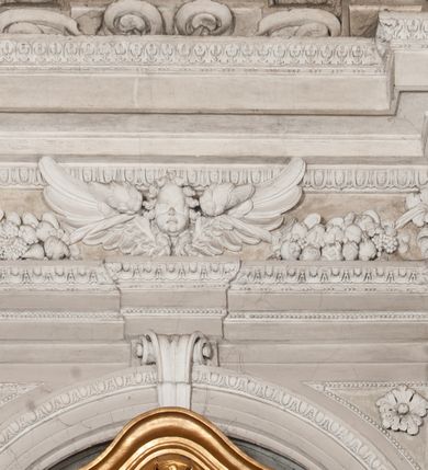 Zdjęcie nr 66: Kaplica zbudowana została na planie kwadratu i nakryta wzniesioną na pendentywach kopułą z latarnią. Przylega do kościoła od północy, do pierwszego przęsła nawy, z którą komunikuje się zamkniętym półkoliście przejściem. Wnętrze artykułowane jest w oparciu o schemat starożytnego łuku triumfalnego za pomocą osadzonych na wysokim cokole pilastrów z kompozytowymi głowicami. Pilastry podtrzymują wydatne belkowanie, ozodbione dekoracją stiukową w postaci puttów, festonów owocowych, rozet oraz kartuszy. Równocześnie pilastry ujmują półkoliste arkady, dwie niższe i większą, środkową. Niższe arkady wypełniają obrazy ze scenami z życia św. Karola Boromeusza. Ponad nimi w prostokątnych, stiukowych, obramieniach znajdują się malowane przedstawienia różnych świętych. W środkowej arkadzie ściany północnej umieszczono okazały późnobarokowy ołtarz z cudownym wizerunkiem św. Karola Boromeusza. Z kolei w arkadach wschodniej i zachodniej rozmieszczono prostokątne okna. Poniżej okna w arkadzie zachodniej znajduje się wyjście na zewnątrz kaplicy zaopatrzone w metalowe, prostokątne drzwi. Natomiast pod oknem w ścianie wschodniej zawieszono tablicę pamiątkową ku czci papieża Jana Pawła II. Arkadę wejściową do kaplicy zamyka prostokątna, brązowa krata. W jej podłuczu od wnętrza na wzór tympanonu umieszczono stiukowy kartusz z herbem Szreniawa, podtrzymywany przez dwa anioły. Ściany tarczowe podniebia przepruto czworobocznymi oknami ujętymi w stiukowe obramienia wolutowe. Na pendentywach przedstawiono w czterech stiukowych kartuszach herby: Szreniawa, Gryf i Kotwicz. Czwarty kartusz jest pusty. Czaszę kopuły wypełnia iluzjonistycznie malowana architektura podzielona na dwie strefy. Dolną artykułują pary pilastrów ujmujące okulusy oraz tralkowa balustrada, a górną gurty wyznaczające pola dla dekoracji ornamentalnej. Ściany zewnętrzne kaplicy zostały podzielone za pomocą kamiennych gzymsów i lizen na dwie trójosiowe kondygnacje, z których górna odpowiada wysokością smukłemu cokołowi mieszczącemu wejście. Zewnętrzne pola każdej elewacji dekorowane są płaskimi pasami tynku w układzie wzoru geometrycznego, zbliżonego do okuciowego. Okna i portal zostały ujęte w profilowane kamienne obramienia. Na ścianie północnej w środkowej kondygnacji pod kartuszem z herbem Szreniawa umieszczono tablicę fundacyjną z napisem: STANISLAUS COMES IN WIŚNICZ LUBOMIRSKI / PALATINUS ET GENERALIS CRACOVIEN[SIS] / SCEPUSIEN[SIS], BIALLOCERKIEVIEN[SIS] / ZATHORIEN[SIS], NIEPOLOMICIEN[SIS] E[T]C[ETER]A, E[T]C[ETER]A, CAPITANEUS / CAPELLAM HANC, / S[ANCTO] CAROLO BARRHOMAEO SUO TUTELARI PATRONO / POST RECEPTA SA[N]CTI HUIUS MERITIS TOT BENEFICIA / DICATAM / EX FUNDAMENTIS EREXIT, DONAVIT / EXORNAVIT, / ANNO D[O]MI[NI], 1640 (Stanisław hrabia na Wiśniczu Lubomirski wojewoda i starosta generalny krakowski, starosta spiski, białocerkiewski, zatorski, niepołomicki, i tak dalej, i tak dalej, tę kaplicę, poświęconą św. Karolowi Boromeuszowi, swojemu patronowi opiekuńczemu, po otrzymaniu tak wielkich łask za wstawiennictwem tego świetego, od fundamentów wzniósł, uposażył i ozdobił, roku Pańskiego 1640). Dach kaplicy oraz latarnia pokryte są blachą miedzianą.
