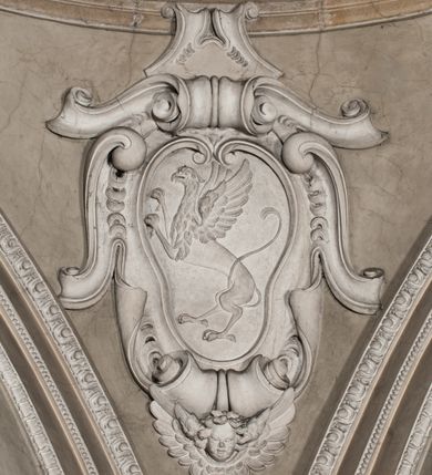 Zdjęcie nr 64: Kaplica zbudowana została na planie kwadratu i nakryta wzniesioną na pendentywach kopułą z latarnią. Przylega do kościoła od północy, do pierwszego przęsła nawy, z którą komunikuje się zamkniętym półkoliście przejściem. Wnętrze artykułowane jest w oparciu o schemat starożytnego łuku triumfalnego za pomocą osadzonych na wysokim cokole pilastrów z kompozytowymi głowicami. Pilastry podtrzymują wydatne belkowanie, ozodbione dekoracją stiukową w postaci puttów, festonów owocowych, rozet oraz kartuszy. Równocześnie pilastry ujmują półkoliste arkady, dwie niższe i większą, środkową. Niższe arkady wypełniają obrazy ze scenami z życia św. Karola Boromeusza. Ponad nimi w prostokątnych, stiukowych, obramieniach znajdują się malowane przedstawienia różnych świętych. W środkowej arkadzie ściany północnej umieszczono okazały późnobarokowy ołtarz z cudownym wizerunkiem św. Karola Boromeusza. Z kolei w arkadach wschodniej i zachodniej rozmieszczono prostokątne okna. Poniżej okna w arkadzie zachodniej znajduje się wyjście na zewnątrz kaplicy zaopatrzone w metalowe, prostokątne drzwi. Natomiast pod oknem w ścianie wschodniej zawieszono tablicę pamiątkową ku czci papieża Jana Pawła II. Arkadę wejściową do kaplicy zamyka prostokątna, brązowa krata. W jej podłuczu od wnętrza na wzór tympanonu umieszczono stiukowy kartusz z herbem Szreniawa, podtrzymywany przez dwa anioły. Ściany tarczowe podniebia przepruto czworobocznymi oknami ujętymi w stiukowe obramienia wolutowe. Na pendentywach przedstawiono w czterech stiukowych kartuszach herby: Szreniawa, Gryf i Kotwicz. Czwarty kartusz jest pusty. Czaszę kopuły wypełnia iluzjonistycznie malowana architektura podzielona na dwie strefy. Dolną artykułują pary pilastrów ujmujące okulusy oraz tralkowa balustrada, a górną gurty wyznaczające pola dla dekoracji ornamentalnej. Ściany zewnętrzne kaplicy zostały podzielone za pomocą kamiennych gzymsów i lizen na dwie trójosiowe kondygnacje, z których górna odpowiada wysokością smukłemu cokołowi mieszczącemu wejście. Zewnętrzne pola każdej elewacji dekorowane są płaskimi pasami tynku w układzie wzoru geometrycznego, zbliżonego do okuciowego. Okna i portal zostały ujęte w profilowane kamienne obramienia. Na ścianie północnej w środkowej kondygnacji pod kartuszem z herbem Szreniawa umieszczono tablicę fundacyjną z napisem: STANISLAUS COMES IN WIŚNICZ LUBOMIRSKI / PALATINUS ET GENERALIS CRACOVIEN[SIS] / SCEPUSIEN[SIS], BIALLOCERKIEVIEN[SIS] / ZATHORIEN[SIS], NIEPOLOMICIEN[SIS] E[T]C[ETER]A, E[T]C[ETER]A, CAPITANEUS / CAPELLAM HANC, / S[ANCTO] CAROLO BARRHOMAEO SUO TUTELARI PATRONO / POST RECEPTA SA[N]CTI HUIUS MERITIS TOT BENEFICIA / DICATAM / EX FUNDAMENTIS EREXIT, DONAVIT / EXORNAVIT, / ANNO D[O]MI[NI], 1640 (Stanisław hrabia na Wiśniczu Lubomirski wojewoda i starosta generalny krakowski, starosta spiski, białocerkiewski, zatorski, niepołomicki, i tak dalej, i tak dalej, tę kaplicę, poświęconą św. Karolowi Boromeuszowi, swojemu patronowi opiekuńczemu, po otrzymaniu tak wielkich łask za wstawiennictwem tego świetego, od fundamentów wzniósł, uposażył i ozdobił, roku Pańskiego 1640). Dach kaplicy oraz latarnia pokryte są blachą miedzianą.
