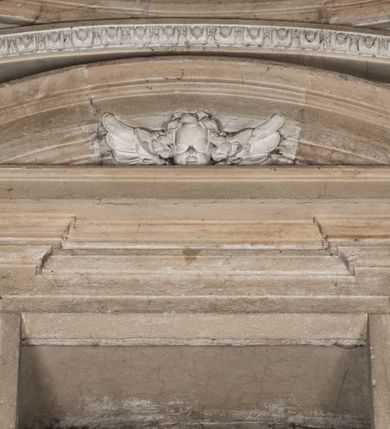 Zdjęcie nr 59: Kaplica zbudowana została na planie kwadratu i nakryta wzniesioną na pendentywach kopułą z latarnią. Przylega do kościoła od północy, do pierwszego przęsła nawy, z którą komunikuje się zamkniętym półkoliście przejściem. Wnętrze artykułowane jest w oparciu o schemat starożytnego łuku triumfalnego za pomocą osadzonych na wysokim cokole pilastrów z kompozytowymi głowicami. Pilastry podtrzymują wydatne belkowanie, ozodbione dekoracją stiukową w postaci puttów, festonów owocowych, rozet oraz kartuszy. Równocześnie pilastry ujmują półkoliste arkady, dwie niższe i większą, środkową. Niższe arkady wypełniają obrazy ze scenami z życia św. Karola Boromeusza. Ponad nimi w prostokątnych, stiukowych, obramieniach znajdują się malowane przedstawienia różnych świętych. W środkowej arkadzie ściany północnej umieszczono okazały późnobarokowy ołtarz z cudownym wizerunkiem św. Karola Boromeusza. Z kolei w arkadach wschodniej i zachodniej rozmieszczono prostokątne okna. Poniżej okna w arkadzie zachodniej znajduje się wyjście na zewnątrz kaplicy zaopatrzone w metalowe, prostokątne drzwi. Natomiast pod oknem w ścianie wschodniej zawieszono tablicę pamiątkową ku czci papieża Jana Pawła II. Arkadę wejściową do kaplicy zamyka prostokątna, brązowa krata. W jej podłuczu od wnętrza na wzór tympanonu umieszczono stiukowy kartusz z herbem Szreniawa, podtrzymywany przez dwa anioły. Ściany tarczowe podniebia przepruto czworobocznymi oknami ujętymi w stiukowe obramienia wolutowe. Na pendentywach przedstawiono w czterech stiukowych kartuszach herby: Szreniawa, Gryf i Kotwicz. Czwarty kartusz jest pusty. Czaszę kopuły wypełnia iluzjonistycznie malowana architektura podzielona na dwie strefy. Dolną artykułują pary pilastrów ujmujące okulusy oraz tralkowa balustrada, a górną gurty wyznaczające pola dla dekoracji ornamentalnej. Ściany zewnętrzne kaplicy zostały podzielone za pomocą kamiennych gzymsów i lizen na dwie trójosiowe kondygnacje, z których górna odpowiada wysokością smukłemu cokołowi mieszczącemu wejście. Zewnętrzne pola każdej elewacji dekorowane są płaskimi pasami tynku w układzie wzoru geometrycznego, zbliżonego do okuciowego. Okna i portal zostały ujęte w profilowane kamienne obramienia. Na ścianie północnej w środkowej kondygnacji pod kartuszem z herbem Szreniawa umieszczono tablicę fundacyjną z napisem: STANISLAUS COMES IN WIŚNICZ LUBOMIRSKI / PALATINUS ET GENERALIS CRACOVIEN[SIS] / SCEPUSIEN[SIS], BIALLOCERKIEVIEN[SIS] / ZATHORIEN[SIS], NIEPOLOMICIEN[SIS] E[T]C[ETER]A, E[T]C[ETER]A, CAPITANEUS / CAPELLAM HANC, / S[ANCTO] CAROLO BARRHOMAEO SUO TUTELARI PATRONO / POST RECEPTA SA[N]CTI HUIUS MERITIS TOT BENEFICIA / DICATAM / EX FUNDAMENTIS EREXIT, DONAVIT / EXORNAVIT, / ANNO D[O]MI[NI], 1640 (Stanisław hrabia na Wiśniczu Lubomirski wojewoda i starosta generalny krakowski, starosta spiski, białocerkiewski, zatorski, niepołomicki, i tak dalej, i tak dalej, tę kaplicę, poświęconą św. Karolowi Boromeuszowi, swojemu patronowi opiekuńczemu, po otrzymaniu tak wielkich łask za wstawiennictwem tego świetego, od fundamentów wzniósł, uposażył i ozdobił, roku Pańskiego 1640). Dach kaplicy oraz latarnia pokryte są blachą miedzianą.
