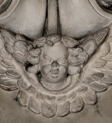 Zdjęcie nr 63: Kaplica zbudowana została na planie kwadratu i nakryta wzniesioną na pendentywach kopułą z latarnią. Przylega do kościoła od północy, do pierwszego przęsła nawy, z którą komunikuje się zamkniętym półkoliście przejściem. Wnętrze artykułowane jest w oparciu o schemat starożytnego łuku triumfalnego za pomocą osadzonych na wysokim cokole pilastrów z kompozytowymi głowicami. Pilastry podtrzymują wydatne belkowanie, ozodbione dekoracją stiukową w postaci puttów, festonów owocowych, rozet oraz kartuszy. Równocześnie pilastry ujmują półkoliste arkady, dwie niższe i większą, środkową. Niższe arkady wypełniają obrazy ze scenami z życia św. Karola Boromeusza. Ponad nimi w prostokątnych, stiukowych, obramieniach znajdują się malowane przedstawienia różnych świętych. W środkowej arkadzie ściany północnej umieszczono okazały późnobarokowy ołtarz z cudownym wizerunkiem św. Karola Boromeusza. Z kolei w arkadach wschodniej i zachodniej rozmieszczono prostokątne okna. Poniżej okna w arkadzie zachodniej znajduje się wyjście na zewnątrz kaplicy zaopatrzone w metalowe, prostokątne drzwi. Natomiast pod oknem w ścianie wschodniej zawieszono tablicę pamiątkową ku czci papieża Jana Pawła II. Arkadę wejściową do kaplicy zamyka prostokątna, brązowa krata. W jej podłuczu od wnętrza na wzór tympanonu umieszczono stiukowy kartusz z herbem Szreniawa, podtrzymywany przez dwa anioły. Ściany tarczowe podniebia przepruto czworobocznymi oknami ujętymi w stiukowe obramienia wolutowe. Na pendentywach przedstawiono w czterech stiukowych kartuszach herby: Szreniawa, Gryf i Kotwicz. Czwarty kartusz jest pusty. Czaszę kopuły wypełnia iluzjonistycznie malowana architektura podzielona na dwie strefy. Dolną artykułują pary pilastrów ujmujące okulusy oraz tralkowa balustrada, a górną gurty wyznaczające pola dla dekoracji ornamentalnej. Ściany zewnętrzne kaplicy zostały podzielone za pomocą kamiennych gzymsów i lizen na dwie trójosiowe kondygnacje, z których górna odpowiada wysokością smukłemu cokołowi mieszczącemu wejście. Zewnętrzne pola każdej elewacji dekorowane są płaskimi pasami tynku w układzie wzoru geometrycznego, zbliżonego do okuciowego. Okna i portal zostały ujęte w profilowane kamienne obramienia. Na ścianie północnej w środkowej kondygnacji pod kartuszem z herbem Szreniawa umieszczono tablicę fundacyjną z napisem: STANISLAUS COMES IN WIŚNICZ LUBOMIRSKI / PALATINUS ET GENERALIS CRACOVIEN[SIS] / SCEPUSIEN[SIS], BIALLOCERKIEVIEN[SIS] / ZATHORIEN[SIS], NIEPOLOMICIEN[SIS] E[T]C[ETER]A, E[T]C[ETER]A, CAPITANEUS / CAPELLAM HANC, / S[ANCTO] CAROLO BARRHOMAEO SUO TUTELARI PATRONO / POST RECEPTA SA[N]CTI HUIUS MERITIS TOT BENEFICIA / DICATAM / EX FUNDAMENTIS EREXIT, DONAVIT / EXORNAVIT, / ANNO D[O]MI[NI], 1640 (Stanisław hrabia na Wiśniczu Lubomirski wojewoda i starosta generalny krakowski, starosta spiski, białocerkiewski, zatorski, niepołomicki, i tak dalej, i tak dalej, tę kaplicę, poświęconą św. Karolowi Boromeuszowi, swojemu patronowi opiekuńczemu, po otrzymaniu tak wielkich łask za wstawiennictwem tego świetego, od fundamentów wzniósł, uposażył i ozdobił, roku Pańskiego 1640). Dach kaplicy oraz latarnia pokryte są blachą miedzianą.
