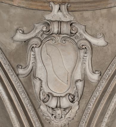 Zdjęcie nr 65: Kaplica zbudowana została na planie kwadratu i nakryta wzniesioną na pendentywach kopułą z latarnią. Przylega do kościoła od północy, do pierwszego przęsła nawy, z którą komunikuje się zamkniętym półkoliście przejściem. Wnętrze artykułowane jest w oparciu o schemat starożytnego łuku triumfalnego za pomocą osadzonych na wysokim cokole pilastrów z kompozytowymi głowicami. Pilastry podtrzymują wydatne belkowanie, ozodbione dekoracją stiukową w postaci puttów, festonów owocowych, rozet oraz kartuszy. Równocześnie pilastry ujmują półkoliste arkady, dwie niższe i większą, środkową. Niższe arkady wypełniają obrazy ze scenami z życia św. Karola Boromeusza. Ponad nimi w prostokątnych, stiukowych, obramieniach znajdują się malowane przedstawienia różnych świętych. W środkowej arkadzie ściany północnej umieszczono okazały późnobarokowy ołtarz z cudownym wizerunkiem św. Karola Boromeusza. Z kolei w arkadach wschodniej i zachodniej rozmieszczono prostokątne okna. Poniżej okna w arkadzie zachodniej znajduje się wyjście na zewnątrz kaplicy zaopatrzone w metalowe, prostokątne drzwi. Natomiast pod oknem w ścianie wschodniej zawieszono tablicę pamiątkową ku czci papieża Jana Pawła II. Arkadę wejściową do kaplicy zamyka prostokątna, brązowa krata. W jej podłuczu od wnętrza na wzór tympanonu umieszczono stiukowy kartusz z herbem Szreniawa, podtrzymywany przez dwa anioły. Ściany tarczowe podniebia przepruto czworobocznymi oknami ujętymi w stiukowe obramienia wolutowe. Na pendentywach przedstawiono w czterech stiukowych kartuszach herby: Szreniawa, Gryf i Kotwicz. Czwarty kartusz jest pusty. Czaszę kopuły wypełnia iluzjonistycznie malowana architektura podzielona na dwie strefy. Dolną artykułują pary pilastrów ujmujące okulusy oraz tralkowa balustrada, a górną gurty wyznaczające pola dla dekoracji ornamentalnej. Ściany zewnętrzne kaplicy zostały podzielone za pomocą kamiennych gzymsów i lizen na dwie trójosiowe kondygnacje, z których górna odpowiada wysokością smukłemu cokołowi mieszczącemu wejście. Zewnętrzne pola każdej elewacji dekorowane są płaskimi pasami tynku w układzie wzoru geometrycznego, zbliżonego do okuciowego. Okna i portal zostały ujęte w profilowane kamienne obramienia. Na ścianie północnej w środkowej kondygnacji pod kartuszem z herbem Szreniawa umieszczono tablicę fundacyjną z napisem: STANISLAUS COMES IN WIŚNICZ LUBOMIRSKI / PALATINUS ET GENERALIS CRACOVIEN[SIS] / SCEPUSIEN[SIS], BIALLOCERKIEVIEN[SIS] / ZATHORIEN[SIS], NIEPOLOMICIEN[SIS] E[T]C[ETER]A, E[T]C[ETER]A, CAPITANEUS / CAPELLAM HANC, / S[ANCTO] CAROLO BARRHOMAEO SUO TUTELARI PATRONO / POST RECEPTA SA[N]CTI HUIUS MERITIS TOT BENEFICIA / DICATAM / EX FUNDAMENTIS EREXIT, DONAVIT / EXORNAVIT, / ANNO D[O]MI[NI], 1640 (Stanisław hrabia na Wiśniczu Lubomirski wojewoda i starosta generalny krakowski, starosta spiski, białocerkiewski, zatorski, niepołomicki, i tak dalej, i tak dalej, tę kaplicę, poświęconą św. Karolowi Boromeuszowi, swojemu patronowi opiekuńczemu, po otrzymaniu tak wielkich łask za wstawiennictwem tego świetego, od fundamentów wzniósł, uposażył i ozdobił, roku Pańskiego 1640). Dach kaplicy oraz latarnia pokryte są blachą miedzianą.
