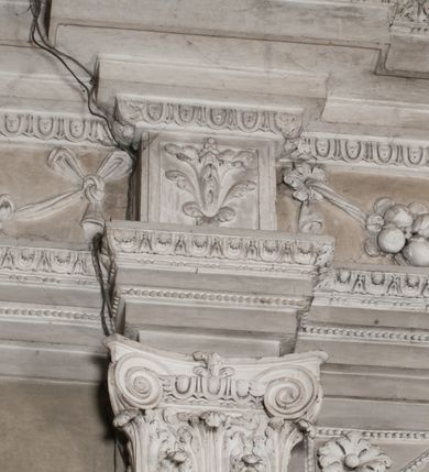 Zdjęcie nr 70: Kaplica zbudowana została na planie kwadratu i nakryta wzniesioną na pendentywach kopułą z latarnią. Przylega do kościoła od północy, do pierwszego przęsła nawy, z którą komunikuje się zamkniętym półkoliście przejściem. Wnętrze artykułowane jest w oparciu o schemat starożytnego łuku triumfalnego za pomocą osadzonych na wysokim cokole pilastrów z kompozytowymi głowicami. Pilastry podtrzymują wydatne belkowanie, ozodbione dekoracją stiukową w postaci puttów, festonów owocowych, rozet oraz kartuszy. Równocześnie pilastry ujmują półkoliste arkady, dwie niższe i większą, środkową. Niższe arkady wypełniają obrazy ze scenami z życia św. Karola Boromeusza. Ponad nimi w prostokątnych, stiukowych, obramieniach znajdują się malowane przedstawienia różnych świętych. W środkowej arkadzie ściany północnej umieszczono okazały późnobarokowy ołtarz z cudownym wizerunkiem św. Karola Boromeusza. Z kolei w arkadach wschodniej i zachodniej rozmieszczono prostokątne okna. Poniżej okna w arkadzie zachodniej znajduje się wyjście na zewnątrz kaplicy zaopatrzone w metalowe, prostokątne drzwi. Natomiast pod oknem w ścianie wschodniej zawieszono tablicę pamiątkową ku czci papieża Jana Pawła II. Arkadę wejściową do kaplicy zamyka prostokątna, brązowa krata. W jej podłuczu od wnętrza na wzór tympanonu umieszczono stiukowy kartusz z herbem Szreniawa, podtrzymywany przez dwa anioły. Ściany tarczowe podniebia przepruto czworobocznymi oknami ujętymi w stiukowe obramienia wolutowe. Na pendentywach przedstawiono w czterech stiukowych kartuszach herby: Szreniawa, Gryf i Kotwicz. Czwarty kartusz jest pusty. Czaszę kopuły wypełnia iluzjonistycznie malowana architektura podzielona na dwie strefy. Dolną artykułują pary pilastrów ujmujące okulusy oraz tralkowa balustrada, a górną gurty wyznaczające pola dla dekoracji ornamentalnej. Ściany zewnętrzne kaplicy zostały podzielone za pomocą kamiennych gzymsów i lizen na dwie trójosiowe kondygnacje, z których górna odpowiada wysokością smukłemu cokołowi mieszczącemu wejście. Zewnętrzne pola każdej elewacji dekorowane są płaskimi pasami tynku w układzie wzoru geometrycznego, zbliżonego do okuciowego. Okna i portal zostały ujęte w profilowane kamienne obramienia. Na ścianie północnej w środkowej kondygnacji pod kartuszem z herbem Szreniawa umieszczono tablicę fundacyjną z napisem: STANISLAUS COMES IN WIŚNICZ LUBOMIRSKI / PALATINUS ET GENERALIS CRACOVIEN[SIS] / SCEPUSIEN[SIS], BIALLOCERKIEVIEN[SIS] / ZATHORIEN[SIS], NIEPOLOMICIEN[SIS] E[T]C[ETER]A, E[T]C[ETER]A, CAPITANEUS / CAPELLAM HANC, / S[ANCTO] CAROLO BARRHOMAEO SUO TUTELARI PATRONO / POST RECEPTA SA[N]CTI HUIUS MERITIS TOT BENEFICIA / DICATAM / EX FUNDAMENTIS EREXIT, DONAVIT / EXORNAVIT, / ANNO D[O]MI[NI], 1640 (Stanisław hrabia na Wiśniczu Lubomirski wojewoda i starosta generalny krakowski, starosta spiski, białocerkiewski, zatorski, niepołomicki, i tak dalej, i tak dalej, tę kaplicę, poświęconą św. Karolowi Boromeuszowi, swojemu patronowi opiekuńczemu, po otrzymaniu tak wielkich łask za wstawiennictwem tego świetego, od fundamentów wzniósł, uposażył i ozdobił, roku Pańskiego 1640). Dach kaplicy oraz latarnia pokryte są blachą miedzianą.
