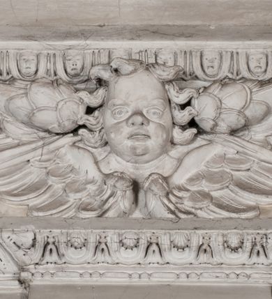 Zdjęcie nr 69: Kaplica zbudowana została na planie kwadratu i nakryta wzniesioną na pendentywach kopułą z latarnią. Przylega do kościoła od północy, do pierwszego przęsła nawy, z którą komunikuje się zamkniętym półkoliście przejściem. Wnętrze artykułowane jest w oparciu o schemat starożytnego łuku triumfalnego za pomocą osadzonych na wysokim cokole pilastrów z kompozytowymi głowicami. Pilastry podtrzymują wydatne belkowanie, ozodbione dekoracją stiukową w postaci puttów, festonów owocowych, rozet oraz kartuszy. Równocześnie pilastry ujmują półkoliste arkady, dwie niższe i większą, środkową. Niższe arkady wypełniają obrazy ze scenami z życia św. Karola Boromeusza. Ponad nimi w prostokątnych, stiukowych, obramieniach znajdują się malowane przedstawienia różnych świętych. W środkowej arkadzie ściany północnej umieszczono okazały późnobarokowy ołtarz z cudownym wizerunkiem św. Karola Boromeusza. Z kolei w arkadach wschodniej i zachodniej rozmieszczono prostokątne okna. Poniżej okna w arkadzie zachodniej znajduje się wyjście na zewnątrz kaplicy zaopatrzone w metalowe, prostokątne drzwi. Natomiast pod oknem w ścianie wschodniej zawieszono tablicę pamiątkową ku czci papieża Jana Pawła II. Arkadę wejściową do kaplicy zamyka prostokątna, brązowa krata. W jej podłuczu od wnętrza na wzór tympanonu umieszczono stiukowy kartusz z herbem Szreniawa, podtrzymywany przez dwa anioły. Ściany tarczowe podniebia przepruto czworobocznymi oknami ujętymi w stiukowe obramienia wolutowe. Na pendentywach przedstawiono w czterech stiukowych kartuszach herby: Szreniawa, Gryf i Kotwicz. Czwarty kartusz jest pusty. Czaszę kopuły wypełnia iluzjonistycznie malowana architektura podzielona na dwie strefy. Dolną artykułują pary pilastrów ujmujące okulusy oraz tralkowa balustrada, a górną gurty wyznaczające pola dla dekoracji ornamentalnej. Ściany zewnętrzne kaplicy zostały podzielone za pomocą kamiennych gzymsów i lizen na dwie trójosiowe kondygnacje, z których górna odpowiada wysokością smukłemu cokołowi mieszczącemu wejście. Zewnętrzne pola każdej elewacji dekorowane są płaskimi pasami tynku w układzie wzoru geometrycznego, zbliżonego do okuciowego. Okna i portal zostały ujęte w profilowane kamienne obramienia. Na ścianie północnej w środkowej kondygnacji pod kartuszem z herbem Szreniawa umieszczono tablicę fundacyjną z napisem: STANISLAUS COMES IN WIŚNICZ LUBOMIRSKI / PALATINUS ET GENERALIS CRACOVIEN[SIS] / SCEPUSIEN[SIS], BIALLOCERKIEVIEN[SIS] / ZATHORIEN[SIS], NIEPOLOMICIEN[SIS] E[T]C[ETER]A, E[T]C[ETER]A, CAPITANEUS / CAPELLAM HANC, / S[ANCTO] CAROLO BARRHOMAEO SUO TUTELARI PATRONO / POST RECEPTA SA[N]CTI HUIUS MERITIS TOT BENEFICIA / DICATAM / EX FUNDAMENTIS EREXIT, DONAVIT / EXORNAVIT, / ANNO D[O]MI[NI], 1640 (Stanisław hrabia na Wiśniczu Lubomirski wojewoda i starosta generalny krakowski, starosta spiski, białocerkiewski, zatorski, niepołomicki, i tak dalej, i tak dalej, tę kaplicę, poświęconą św. Karolowi Boromeuszowi, swojemu patronowi opiekuńczemu, po otrzymaniu tak wielkich łask za wstawiennictwem tego świetego, od fundamentów wzniósł, uposażył i ozdobił, roku Pańskiego 1640). Dach kaplicy oraz latarnia pokryte są blachą miedzianą.
