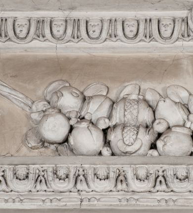 Zdjęcie nr 72: Kaplica zbudowana została na planie kwadratu i nakryta wzniesioną na pendentywach kopułą z latarnią. Przylega do kościoła od północy, do pierwszego przęsła nawy, z którą komunikuje się zamkniętym półkoliście przejściem. Wnętrze artykułowane jest w oparciu o schemat starożytnego łuku triumfalnego za pomocą osadzonych na wysokim cokole pilastrów z kompozytowymi głowicami. Pilastry podtrzymują wydatne belkowanie, ozodbione dekoracją stiukową w postaci puttów, festonów owocowych, rozet oraz kartuszy. Równocześnie pilastry ujmują półkoliste arkady, dwie niższe i większą, środkową. Niższe arkady wypełniają obrazy ze scenami z życia św. Karola Boromeusza. Ponad nimi w prostokątnych, stiukowych, obramieniach znajdują się malowane przedstawienia różnych świętych. W środkowej arkadzie ściany północnej umieszczono okazały późnobarokowy ołtarz z cudownym wizerunkiem św. Karola Boromeusza. Z kolei w arkadach wschodniej i zachodniej rozmieszczono prostokątne okna. Poniżej okna w arkadzie zachodniej znajduje się wyjście na zewnątrz kaplicy zaopatrzone w metalowe, prostokątne drzwi. Natomiast pod oknem w ścianie wschodniej zawieszono tablicę pamiątkową ku czci papieża Jana Pawła II. Arkadę wejściową do kaplicy zamyka prostokątna, brązowa krata. W jej podłuczu od wnętrza na wzór tympanonu umieszczono stiukowy kartusz z herbem Szreniawa, podtrzymywany przez dwa anioły. Ściany tarczowe podniebia przepruto czworobocznymi oknami ujętymi w stiukowe obramienia wolutowe. Na pendentywach przedstawiono w czterech stiukowych kartuszach herby: Szreniawa, Gryf i Kotwicz. Czwarty kartusz jest pusty. Czaszę kopuły wypełnia iluzjonistycznie malowana architektura podzielona na dwie strefy. Dolną artykułują pary pilastrów ujmujące okulusy oraz tralkowa balustrada, a górną gurty wyznaczające pola dla dekoracji ornamentalnej. Ściany zewnętrzne kaplicy zostały podzielone za pomocą kamiennych gzymsów i lizen na dwie trójosiowe kondygnacje, z których górna odpowiada wysokością smukłemu cokołowi mieszczącemu wejście. Zewnętrzne pola każdej elewacji dekorowane są płaskimi pasami tynku w układzie wzoru geometrycznego, zbliżonego do okuciowego. Okna i portal zostały ujęte w profilowane kamienne obramienia. Na ścianie północnej w środkowej kondygnacji pod kartuszem z herbem Szreniawa umieszczono tablicę fundacyjną z napisem: STANISLAUS COMES IN WIŚNICZ LUBOMIRSKI / PALATINUS ET GENERALIS CRACOVIEN[SIS] / SCEPUSIEN[SIS], BIALLOCERKIEVIEN[SIS] / ZATHORIEN[SIS], NIEPOLOMICIEN[SIS] E[T]C[ETER]A, E[T]C[ETER]A, CAPITANEUS / CAPELLAM HANC, / S[ANCTO] CAROLO BARRHOMAEO SUO TUTELARI PATRONO / POST RECEPTA SA[N]CTI HUIUS MERITIS TOT BENEFICIA / DICATAM / EX FUNDAMENTIS EREXIT, DONAVIT / EXORNAVIT, / ANNO D[O]MI[NI], 1640 (Stanisław hrabia na Wiśniczu Lubomirski wojewoda i starosta generalny krakowski, starosta spiski, białocerkiewski, zatorski, niepołomicki, i tak dalej, i tak dalej, tę kaplicę, poświęconą św. Karolowi Boromeuszowi, swojemu patronowi opiekuńczemu, po otrzymaniu tak wielkich łask za wstawiennictwem tego świetego, od fundamentów wzniósł, uposażył i ozdobił, roku Pańskiego 1640). Dach kaplicy oraz latarnia pokryte są blachą miedzianą.
