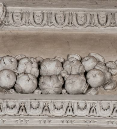 Zdjęcie nr 68: Kaplica zbudowana została na planie kwadratu i nakryta wzniesioną na pendentywach kopułą z latarnią. Przylega do kościoła od północy, do pierwszego przęsła nawy, z którą komunikuje się zamkniętym półkoliście przejściem. Wnętrze artykułowane jest w oparciu o schemat starożytnego łuku triumfalnego za pomocą osadzonych na wysokim cokole pilastrów z kompozytowymi głowicami. Pilastry podtrzymują wydatne belkowanie, ozodbione dekoracją stiukową w postaci puttów, festonów owocowych, rozet oraz kartuszy. Równocześnie pilastry ujmują półkoliste arkady, dwie niższe i większą, środkową. Niższe arkady wypełniają obrazy ze scenami z życia św. Karola Boromeusza. Ponad nimi w prostokątnych, stiukowych, obramieniach znajdują się malowane przedstawienia różnych świętych. W środkowej arkadzie ściany północnej umieszczono okazały późnobarokowy ołtarz z cudownym wizerunkiem św. Karola Boromeusza. Z kolei w arkadach wschodniej i zachodniej rozmieszczono prostokątne okna. Poniżej okna w arkadzie zachodniej znajduje się wyjście na zewnątrz kaplicy zaopatrzone w metalowe, prostokątne drzwi. Natomiast pod oknem w ścianie wschodniej zawieszono tablicę pamiątkową ku czci papieża Jana Pawła II. Arkadę wejściową do kaplicy zamyka prostokątna, brązowa krata. W jej podłuczu od wnętrza na wzór tympanonu umieszczono stiukowy kartusz z herbem Szreniawa, podtrzymywany przez dwa anioły. Ściany tarczowe podniebia przepruto czworobocznymi oknami ujętymi w stiukowe obramienia wolutowe. Na pendentywach przedstawiono w czterech stiukowych kartuszach herby: Szreniawa, Gryf i Kotwicz. Czwarty kartusz jest pusty. Czaszę kopuły wypełnia iluzjonistycznie malowana architektura podzielona na dwie strefy. Dolną artykułują pary pilastrów ujmujące okulusy oraz tralkowa balustrada, a górną gurty wyznaczające pola dla dekoracji ornamentalnej. Ściany zewnętrzne kaplicy zostały podzielone za pomocą kamiennych gzymsów i lizen na dwie trójosiowe kondygnacje, z których górna odpowiada wysokością smukłemu cokołowi mieszczącemu wejście. Zewnętrzne pola każdej elewacji dekorowane są płaskimi pasami tynku w układzie wzoru geometrycznego, zbliżonego do okuciowego. Okna i portal zostały ujęte w profilowane kamienne obramienia. Na ścianie północnej w środkowej kondygnacji pod kartuszem z herbem Szreniawa umieszczono tablicę fundacyjną z napisem: STANISLAUS COMES IN WIŚNICZ LUBOMIRSKI / PALATINUS ET GENERALIS CRACOVIEN[SIS] / SCEPUSIEN[SIS], BIALLOCERKIEVIEN[SIS] / ZATHORIEN[SIS], NIEPOLOMICIEN[SIS] E[T]C[ETER]A, E[T]C[ETER]A, CAPITANEUS / CAPELLAM HANC, / S[ANCTO] CAROLO BARRHOMAEO SUO TUTELARI PATRONO / POST RECEPTA SA[N]CTI HUIUS MERITIS TOT BENEFICIA / DICATAM / EX FUNDAMENTIS EREXIT, DONAVIT / EXORNAVIT, / ANNO D[O]MI[NI], 1640 (Stanisław hrabia na Wiśniczu Lubomirski wojewoda i starosta generalny krakowski, starosta spiski, białocerkiewski, zatorski, niepołomicki, i tak dalej, i tak dalej, tę kaplicę, poświęconą św. Karolowi Boromeuszowi, swojemu patronowi opiekuńczemu, po otrzymaniu tak wielkich łask za wstawiennictwem tego świetego, od fundamentów wzniósł, uposażył i ozdobił, roku Pańskiego 1640). Dach kaplicy oraz latarnia pokryte są blachą miedzianą.
