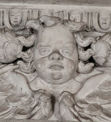 Zdjęcie nr 71: Kaplica zbudowana została na planie kwadratu i nakryta wzniesioną na pendentywach kopułą z latarnią. Przylega do kościoła od północy, do pierwszego przęsła nawy, z którą komunikuje się zamkniętym półkoliście przejściem. Wnętrze artykułowane jest w oparciu o schemat starożytnego łuku triumfalnego za pomocą osadzonych na wysokim cokole pilastrów z kompozytowymi głowicami. Pilastry podtrzymują wydatne belkowanie, ozodbione dekoracją stiukową w postaci puttów, festonów owocowych, rozet oraz kartuszy. Równocześnie pilastry ujmują półkoliste arkady, dwie niższe i większą, środkową. Niższe arkady wypełniają obrazy ze scenami z życia św. Karola Boromeusza. Ponad nimi w prostokątnych, stiukowych, obramieniach znajdują się malowane przedstawienia różnych świętych. W środkowej arkadzie ściany północnej umieszczono okazały późnobarokowy ołtarz z cudownym wizerunkiem św. Karola Boromeusza. Z kolei w arkadach wschodniej i zachodniej rozmieszczono prostokątne okna. Poniżej okna w arkadzie zachodniej znajduje się wyjście na zewnątrz kaplicy zaopatrzone w metalowe, prostokątne drzwi. Natomiast pod oknem w ścianie wschodniej zawieszono tablicę pamiątkową ku czci papieża Jana Pawła II. Arkadę wejściową do kaplicy zamyka prostokątna, brązowa krata. W jej podłuczu od wnętrza na wzór tympanonu umieszczono stiukowy kartusz z herbem Szreniawa, podtrzymywany przez dwa anioły. Ściany tarczowe podniebia przepruto czworobocznymi oknami ujętymi w stiukowe obramienia wolutowe. Na pendentywach przedstawiono w czterech stiukowych kartuszach herby: Szreniawa, Gryf i Kotwicz. Czwarty kartusz jest pusty. Czaszę kopuły wypełnia iluzjonistycznie malowana architektura podzielona na dwie strefy. Dolną artykułują pary pilastrów ujmujące okulusy oraz tralkowa balustrada, a górną gurty wyznaczające pola dla dekoracji ornamentalnej. Ściany zewnętrzne kaplicy zostały podzielone za pomocą kamiennych gzymsów i lizen na dwie trójosiowe kondygnacje, z których górna odpowiada wysokością smukłemu cokołowi mieszczącemu wejście. Zewnętrzne pola każdej elewacji dekorowane są płaskimi pasami tynku w układzie wzoru geometrycznego, zbliżonego do okuciowego. Okna i portal zostały ujęte w profilowane kamienne obramienia. Na ścianie północnej w środkowej kondygnacji pod kartuszem z herbem Szreniawa umieszczono tablicę fundacyjną z napisem: STANISLAUS COMES IN WIŚNICZ LUBOMIRSKI / PALATINUS ET GENERALIS CRACOVIEN[SIS] / SCEPUSIEN[SIS], BIALLOCERKIEVIEN[SIS] / ZATHORIEN[SIS], NIEPOLOMICIEN[SIS] E[T]C[ETER]A, E[T]C[ETER]A, CAPITANEUS / CAPELLAM HANC, / S[ANCTO] CAROLO BARRHOMAEO SUO TUTELARI PATRONO / POST RECEPTA SA[N]CTI HUIUS MERITIS TOT BENEFICIA / DICATAM / EX FUNDAMENTIS EREXIT, DONAVIT / EXORNAVIT, / ANNO D[O]MI[NI], 1640 (Stanisław hrabia na Wiśniczu Lubomirski wojewoda i starosta generalny krakowski, starosta spiski, białocerkiewski, zatorski, niepołomicki, i tak dalej, i tak dalej, tę kaplicę, poświęconą św. Karolowi Boromeuszowi, swojemu patronowi opiekuńczemu, po otrzymaniu tak wielkich łask za wstawiennictwem tego świetego, od fundamentów wzniósł, uposażył i ozdobił, roku Pańskiego 1640). Dach kaplicy oraz latarnia pokryte są blachą miedzianą.
