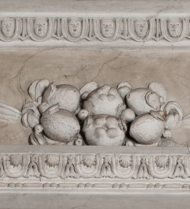 Zdjęcie nr 67: Kaplica zbudowana została na planie kwadratu i nakryta wzniesioną na pendentywach kopułą z latarnią. Przylega do kościoła od północy, do pierwszego przęsła nawy, z którą komunikuje się zamkniętym półkoliście przejściem. Wnętrze artykułowane jest w oparciu o schemat starożytnego łuku triumfalnego za pomocą osadzonych na wysokim cokole pilastrów z kompozytowymi głowicami. Pilastry podtrzymują wydatne belkowanie, ozodbione dekoracją stiukową w postaci puttów, festonów owocowych, rozet oraz kartuszy. Równocześnie pilastry ujmują półkoliste arkady, dwie niższe i większą, środkową. Niższe arkady wypełniają obrazy ze scenami z życia św. Karola Boromeusza. Ponad nimi w prostokątnych, stiukowych, obramieniach znajdują się malowane przedstawienia różnych świętych. W środkowej arkadzie ściany północnej umieszczono okazały późnobarokowy ołtarz z cudownym wizerunkiem św. Karola Boromeusza. Z kolei w arkadach wschodniej i zachodniej rozmieszczono prostokątne okna. Poniżej okna w arkadzie zachodniej znajduje się wyjście na zewnątrz kaplicy zaopatrzone w metalowe, prostokątne drzwi. Natomiast pod oknem w ścianie wschodniej zawieszono tablicę pamiątkową ku czci papieża Jana Pawła II. Arkadę wejściową do kaplicy zamyka prostokątna, brązowa krata. W jej podłuczu od wnętrza na wzór tympanonu umieszczono stiukowy kartusz z herbem Szreniawa, podtrzymywany przez dwa anioły. Ściany tarczowe podniebia przepruto czworobocznymi oknami ujętymi w stiukowe obramienia wolutowe. Na pendentywach przedstawiono w czterech stiukowych kartuszach herby: Szreniawa, Gryf i Kotwicz. Czwarty kartusz jest pusty. Czaszę kopuły wypełnia iluzjonistycznie malowana architektura podzielona na dwie strefy. Dolną artykułują pary pilastrów ujmujące okulusy oraz tralkowa balustrada, a górną gurty wyznaczające pola dla dekoracji ornamentalnej. Ściany zewnętrzne kaplicy zostały podzielone za pomocą kamiennych gzymsów i lizen na dwie trójosiowe kondygnacje, z których górna odpowiada wysokością smukłemu cokołowi mieszczącemu wejście. Zewnętrzne pola każdej elewacji dekorowane są płaskimi pasami tynku w układzie wzoru geometrycznego, zbliżonego do okuciowego. Okna i portal zostały ujęte w profilowane kamienne obramienia. Na ścianie północnej w środkowej kondygnacji pod kartuszem z herbem Szreniawa umieszczono tablicę fundacyjną z napisem: STANISLAUS COMES IN WIŚNICZ LUBOMIRSKI / PALATINUS ET GENERALIS CRACOVIEN[SIS] / SCEPUSIEN[SIS], BIALLOCERKIEVIEN[SIS] / ZATHORIEN[SIS], NIEPOLOMICIEN[SIS] E[T]C[ETER]A, E[T]C[ETER]A, CAPITANEUS / CAPELLAM HANC, / S[ANCTO] CAROLO BARRHOMAEO SUO TUTELARI PATRONO / POST RECEPTA SA[N]CTI HUIUS MERITIS TOT BENEFICIA / DICATAM / EX FUNDAMENTIS EREXIT, DONAVIT / EXORNAVIT, / ANNO D[O]MI[NI], 1640 (Stanisław hrabia na Wiśniczu Lubomirski wojewoda i starosta generalny krakowski, starosta spiski, białocerkiewski, zatorski, niepołomicki, i tak dalej, i tak dalej, tę kaplicę, poświęconą św. Karolowi Boromeuszowi, swojemu patronowi opiekuńczemu, po otrzymaniu tak wielkich łask za wstawiennictwem tego świetego, od fundamentów wzniósł, uposażył i ozdobił, roku Pańskiego 1640). Dach kaplicy oraz latarnia pokryte są blachą miedzianą.
