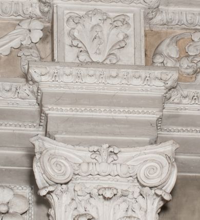 Zdjęcie nr 79: Kaplica zbudowana została na planie kwadratu i nakryta wzniesioną na pendentywach kopułą z latarnią. Przylega do kościoła od północy, do pierwszego przęsła nawy, z którą komunikuje się zamkniętym półkoliście przejściem. Wnętrze artykułowane jest w oparciu o schemat starożytnego łuku triumfalnego za pomocą osadzonych na wysokim cokole pilastrów z kompozytowymi głowicami. Pilastry podtrzymują wydatne belkowanie, ozodbione dekoracją stiukową w postaci puttów, festonów owocowych, rozet oraz kartuszy. Równocześnie pilastry ujmują półkoliste arkady, dwie niższe i większą, środkową. Niższe arkady wypełniają obrazy ze scenami z życia św. Karola Boromeusza. Ponad nimi w prostokątnych, stiukowych, obramieniach znajdują się malowane przedstawienia różnych świętych. W środkowej arkadzie ściany północnej umieszczono okazały późnobarokowy ołtarz z cudownym wizerunkiem św. Karola Boromeusza. Z kolei w arkadach wschodniej i zachodniej rozmieszczono prostokątne okna. Poniżej okna w arkadzie zachodniej znajduje się wyjście na zewnątrz kaplicy zaopatrzone w metalowe, prostokątne drzwi. Natomiast pod oknem w ścianie wschodniej zawieszono tablicę pamiątkową ku czci papieża Jana Pawła II. Arkadę wejściową do kaplicy zamyka prostokątna, brązowa krata. W jej podłuczu od wnętrza na wzór tympanonu umieszczono stiukowy kartusz z herbem Szreniawa, podtrzymywany przez dwa anioły. Ściany tarczowe podniebia przepruto czworobocznymi oknami ujętymi w stiukowe obramienia wolutowe. Na pendentywach przedstawiono w czterech stiukowych kartuszach herby: Szreniawa, Gryf i Kotwicz. Czwarty kartusz jest pusty. Czaszę kopuły wypełnia iluzjonistycznie malowana architektura podzielona na dwie strefy. Dolną artykułują pary pilastrów ujmujące okulusy oraz tralkowa balustrada, a górną gurty wyznaczające pola dla dekoracji ornamentalnej. Ściany zewnętrzne kaplicy zostały podzielone za pomocą kamiennych gzymsów i lizen na dwie trójosiowe kondygnacje, z których górna odpowiada wysokością smukłemu cokołowi mieszczącemu wejście. Zewnętrzne pola każdej elewacji dekorowane są płaskimi pasami tynku w układzie wzoru geometrycznego, zbliżonego do okuciowego. Okna i portal zostały ujęte w profilowane kamienne obramienia. Na ścianie północnej w środkowej kondygnacji pod kartuszem z herbem Szreniawa umieszczono tablicę fundacyjną z napisem: STANISLAUS COMES IN WIŚNICZ LUBOMIRSKI / PALATINUS ET GENERALIS CRACOVIEN[SIS] / SCEPUSIEN[SIS], BIALLOCERKIEVIEN[SIS] / ZATHORIEN[SIS], NIEPOLOMICIEN[SIS] E[T]C[ETER]A, E[T]C[ETER]A, CAPITANEUS / CAPELLAM HANC, / S[ANCTO] CAROLO BARRHOMAEO SUO TUTELARI PATRONO / POST RECEPTA SA[N]CTI HUIUS MERITIS TOT BENEFICIA / DICATAM / EX FUNDAMENTIS EREXIT, DONAVIT / EXORNAVIT, / ANNO D[O]MI[NI], 1640 (Stanisław hrabia na Wiśniczu Lubomirski wojewoda i starosta generalny krakowski, starosta spiski, białocerkiewski, zatorski, niepołomicki, i tak dalej, i tak dalej, tę kaplicę, poświęconą św. Karolowi Boromeuszowi, swojemu patronowi opiekuńczemu, po otrzymaniu tak wielkich łask za wstawiennictwem tego świetego, od fundamentów wzniósł, uposażył i ozdobił, roku Pańskiego 1640). Dach kaplicy oraz latarnia pokryte są blachą miedzianą.
