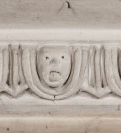 Zdjęcie nr 76: Kaplica zbudowana została na planie kwadratu i nakryta wzniesioną na pendentywach kopułą z latarnią. Przylega do kościoła od północy, do pierwszego przęsła nawy, z którą komunikuje się zamkniętym półkoliście przejściem. Wnętrze artykułowane jest w oparciu o schemat starożytnego łuku triumfalnego za pomocą osadzonych na wysokim cokole pilastrów z kompozytowymi głowicami. Pilastry podtrzymują wydatne belkowanie, ozodbione dekoracją stiukową w postaci puttów, festonów owocowych, rozet oraz kartuszy. Równocześnie pilastry ujmują półkoliste arkady, dwie niższe i większą, środkową. Niższe arkady wypełniają obrazy ze scenami z życia św. Karola Boromeusza. Ponad nimi w prostokątnych, stiukowych, obramieniach znajdują się malowane przedstawienia różnych świętych. W środkowej arkadzie ściany północnej umieszczono okazały późnobarokowy ołtarz z cudownym wizerunkiem św. Karola Boromeusza. Z kolei w arkadach wschodniej i zachodniej rozmieszczono prostokątne okna. Poniżej okna w arkadzie zachodniej znajduje się wyjście na zewnątrz kaplicy zaopatrzone w metalowe, prostokątne drzwi. Natomiast pod oknem w ścianie wschodniej zawieszono tablicę pamiątkową ku czci papieża Jana Pawła II. Arkadę wejściową do kaplicy zamyka prostokątna, brązowa krata. W jej podłuczu od wnętrza na wzór tympanonu umieszczono stiukowy kartusz z herbem Szreniawa, podtrzymywany przez dwa anioły. Ściany tarczowe podniebia przepruto czworobocznymi oknami ujętymi w stiukowe obramienia wolutowe. Na pendentywach przedstawiono w czterech stiukowych kartuszach herby: Szreniawa, Gryf i Kotwicz. Czwarty kartusz jest pusty. Czaszę kopuły wypełnia iluzjonistycznie malowana architektura podzielona na dwie strefy. Dolną artykułują pary pilastrów ujmujące okulusy oraz tralkowa balustrada, a górną gurty wyznaczające pola dla dekoracji ornamentalnej. Ściany zewnętrzne kaplicy zostały podzielone za pomocą kamiennych gzymsów i lizen na dwie trójosiowe kondygnacje, z których górna odpowiada wysokością smukłemu cokołowi mieszczącemu wejście. Zewnętrzne pola każdej elewacji dekorowane są płaskimi pasami tynku w układzie wzoru geometrycznego, zbliżonego do okuciowego. Okna i portal zostały ujęte w profilowane kamienne obramienia. Na ścianie północnej w środkowej kondygnacji pod kartuszem z herbem Szreniawa umieszczono tablicę fundacyjną z napisem: STANISLAUS COMES IN WIŚNICZ LUBOMIRSKI / PALATINUS ET GENERALIS CRACOVIEN[SIS] / SCEPUSIEN[SIS], BIALLOCERKIEVIEN[SIS] / ZATHORIEN[SIS], NIEPOLOMICIEN[SIS] E[T]C[ETER]A, E[T]C[ETER]A, CAPITANEUS / CAPELLAM HANC, / S[ANCTO] CAROLO BARRHOMAEO SUO TUTELARI PATRONO / POST RECEPTA SA[N]CTI HUIUS MERITIS TOT BENEFICIA / DICATAM / EX FUNDAMENTIS EREXIT, DONAVIT / EXORNAVIT, / ANNO D[O]MI[NI], 1640 (Stanisław hrabia na Wiśniczu Lubomirski wojewoda i starosta generalny krakowski, starosta spiski, białocerkiewski, zatorski, niepołomicki, i tak dalej, i tak dalej, tę kaplicę, poświęconą św. Karolowi Boromeuszowi, swojemu patronowi opiekuńczemu, po otrzymaniu tak wielkich łask za wstawiennictwem tego świetego, od fundamentów wzniósł, uposażył i ozdobił, roku Pańskiego 1640). Dach kaplicy oraz latarnia pokryte są blachą miedzianą.
