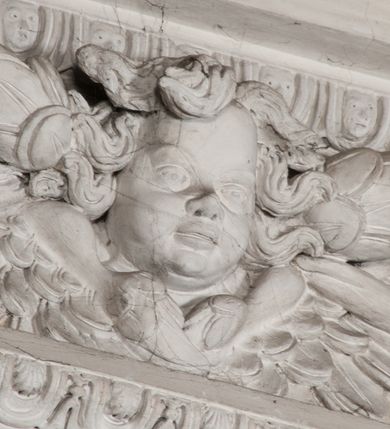 Zdjęcie nr 80: Kaplica zbudowana została na planie kwadratu i nakryta wzniesioną na pendentywach kopułą z latarnią. Przylega do kościoła od północy, do pierwszego przęsła nawy, z którą komunikuje się zamkniętym półkoliście przejściem. Wnętrze artykułowane jest w oparciu o schemat starożytnego łuku triumfalnego za pomocą osadzonych na wysokim cokole pilastrów z kompozytowymi głowicami. Pilastry podtrzymują wydatne belkowanie, ozodbione dekoracją stiukową w postaci puttów, festonów owocowych, rozet oraz kartuszy. Równocześnie pilastry ujmują półkoliste arkady, dwie niższe i większą, środkową. Niższe arkady wypełniają obrazy ze scenami z życia św. Karola Boromeusza. Ponad nimi w prostokątnych, stiukowych, obramieniach znajdują się malowane przedstawienia różnych świętych. W środkowej arkadzie ściany północnej umieszczono okazały późnobarokowy ołtarz z cudownym wizerunkiem św. Karola Boromeusza. Z kolei w arkadach wschodniej i zachodniej rozmieszczono prostokątne okna. Poniżej okna w arkadzie zachodniej znajduje się wyjście na zewnątrz kaplicy zaopatrzone w metalowe, prostokątne drzwi. Natomiast pod oknem w ścianie wschodniej zawieszono tablicę pamiątkową ku czci papieża Jana Pawła II. Arkadę wejściową do kaplicy zamyka prostokątna, brązowa krata. W jej podłuczu od wnętrza na wzór tympanonu umieszczono stiukowy kartusz z herbem Szreniawa, podtrzymywany przez dwa anioły. Ściany tarczowe podniebia przepruto czworobocznymi oknami ujętymi w stiukowe obramienia wolutowe. Na pendentywach przedstawiono w czterech stiukowych kartuszach herby: Szreniawa, Gryf i Kotwicz. Czwarty kartusz jest pusty. Czaszę kopuły wypełnia iluzjonistycznie malowana architektura podzielona na dwie strefy. Dolną artykułują pary pilastrów ujmujące okulusy oraz tralkowa balustrada, a górną gurty wyznaczające pola dla dekoracji ornamentalnej. Ściany zewnętrzne kaplicy zostały podzielone za pomocą kamiennych gzymsów i lizen na dwie trójosiowe kondygnacje, z których górna odpowiada wysokością smukłemu cokołowi mieszczącemu wejście. Zewnętrzne pola każdej elewacji dekorowane są płaskimi pasami tynku w układzie wzoru geometrycznego, zbliżonego do okuciowego. Okna i portal zostały ujęte w profilowane kamienne obramienia. Na ścianie północnej w środkowej kondygnacji pod kartuszem z herbem Szreniawa umieszczono tablicę fundacyjną z napisem: STANISLAUS COMES IN WIŚNICZ LUBOMIRSKI / PALATINUS ET GENERALIS CRACOVIEN[SIS] / SCEPUSIEN[SIS], BIALLOCERKIEVIEN[SIS] / ZATHORIEN[SIS], NIEPOLOMICIEN[SIS] E[T]C[ETER]A, E[T]C[ETER]A, CAPITANEUS / CAPELLAM HANC, / S[ANCTO] CAROLO BARRHOMAEO SUO TUTELARI PATRONO / POST RECEPTA SA[N]CTI HUIUS MERITIS TOT BENEFICIA / DICATAM / EX FUNDAMENTIS EREXIT, DONAVIT / EXORNAVIT, / ANNO D[O]MI[NI], 1640 (Stanisław hrabia na Wiśniczu Lubomirski wojewoda i starosta generalny krakowski, starosta spiski, białocerkiewski, zatorski, niepołomicki, i tak dalej, i tak dalej, tę kaplicę, poświęconą św. Karolowi Boromeuszowi, swojemu patronowi opiekuńczemu, po otrzymaniu tak wielkich łask za wstawiennictwem tego świetego, od fundamentów wzniósł, uposażył i ozdobił, roku Pańskiego 1640). Dach kaplicy oraz latarnia pokryte są blachą miedzianą.
