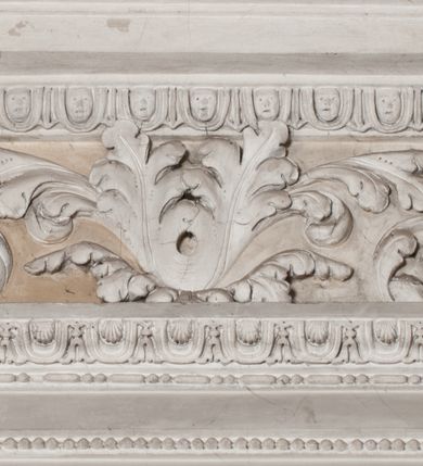 Zdjęcie nr 77: Kaplica zbudowana została na planie kwadratu i nakryta wzniesioną na pendentywach kopułą z latarnią. Przylega do kościoła od północy, do pierwszego przęsła nawy, z którą komunikuje się zamkniętym półkoliście przejściem. Wnętrze artykułowane jest w oparciu o schemat starożytnego łuku triumfalnego za pomocą osadzonych na wysokim cokole pilastrów z kompozytowymi głowicami. Pilastry podtrzymują wydatne belkowanie, ozodbione dekoracją stiukową w postaci puttów, festonów owocowych, rozet oraz kartuszy. Równocześnie pilastry ujmują półkoliste arkady, dwie niższe i większą, środkową. Niższe arkady wypełniają obrazy ze scenami z życia św. Karola Boromeusza. Ponad nimi w prostokątnych, stiukowych, obramieniach znajdują się malowane przedstawienia różnych świętych. W środkowej arkadzie ściany północnej umieszczono okazały późnobarokowy ołtarz z cudownym wizerunkiem św. Karola Boromeusza. Z kolei w arkadach wschodniej i zachodniej rozmieszczono prostokątne okna. Poniżej okna w arkadzie zachodniej znajduje się wyjście na zewnątrz kaplicy zaopatrzone w metalowe, prostokątne drzwi. Natomiast pod oknem w ścianie wschodniej zawieszono tablicę pamiątkową ku czci papieża Jana Pawła II. Arkadę wejściową do kaplicy zamyka prostokątna, brązowa krata. W jej podłuczu od wnętrza na wzór tympanonu umieszczono stiukowy kartusz z herbem Szreniawa, podtrzymywany przez dwa anioły. Ściany tarczowe podniebia przepruto czworobocznymi oknami ujętymi w stiukowe obramienia wolutowe. Na pendentywach przedstawiono w czterech stiukowych kartuszach herby: Szreniawa, Gryf i Kotwicz. Czwarty kartusz jest pusty. Czaszę kopuły wypełnia iluzjonistycznie malowana architektura podzielona na dwie strefy. Dolną artykułują pary pilastrów ujmujące okulusy oraz tralkowa balustrada, a górną gurty wyznaczające pola dla dekoracji ornamentalnej. Ściany zewnętrzne kaplicy zostały podzielone za pomocą kamiennych gzymsów i lizen na dwie trójosiowe kondygnacje, z których górna odpowiada wysokością smukłemu cokołowi mieszczącemu wejście. Zewnętrzne pola każdej elewacji dekorowane są płaskimi pasami tynku w układzie wzoru geometrycznego, zbliżonego do okuciowego. Okna i portal zostały ujęte w profilowane kamienne obramienia. Na ścianie północnej w środkowej kondygnacji pod kartuszem z herbem Szreniawa umieszczono tablicę fundacyjną z napisem: STANISLAUS COMES IN WIŚNICZ LUBOMIRSKI / PALATINUS ET GENERALIS CRACOVIEN[SIS] / SCEPUSIEN[SIS], BIALLOCERKIEVIEN[SIS] / ZATHORIEN[SIS], NIEPOLOMICIEN[SIS] E[T]C[ETER]A, E[T]C[ETER]A, CAPITANEUS / CAPELLAM HANC, / S[ANCTO] CAROLO BARRHOMAEO SUO TUTELARI PATRONO / POST RECEPTA SA[N]CTI HUIUS MERITIS TOT BENEFICIA / DICATAM / EX FUNDAMENTIS EREXIT, DONAVIT / EXORNAVIT, / ANNO D[O]MI[NI], 1640 (Stanisław hrabia na Wiśniczu Lubomirski wojewoda i starosta generalny krakowski, starosta spiski, białocerkiewski, zatorski, niepołomicki, i tak dalej, i tak dalej, tę kaplicę, poświęconą św. Karolowi Boromeuszowi, swojemu patronowi opiekuńczemu, po otrzymaniu tak wielkich łask za wstawiennictwem tego świetego, od fundamentów wzniósł, uposażył i ozdobił, roku Pańskiego 1640). Dach kaplicy oraz latarnia pokryte są blachą miedzianą.
