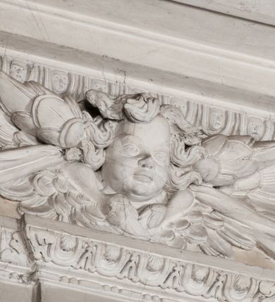 Zdjęcie nr 81: Kaplica zbudowana została na planie kwadratu i nakryta wzniesioną na pendentywach kopułą z latarnią. Przylega do kościoła od północy, do pierwszego przęsła nawy, z którą komunikuje się zamkniętym półkoliście przejściem. Wnętrze artykułowane jest w oparciu o schemat starożytnego łuku triumfalnego za pomocą osadzonych na wysokim cokole pilastrów z kompozytowymi głowicami. Pilastry podtrzymują wydatne belkowanie, ozodbione dekoracją stiukową w postaci puttów, festonów owocowych, rozet oraz kartuszy. Równocześnie pilastry ujmują półkoliste arkady, dwie niższe i większą, środkową. Niższe arkady wypełniają obrazy ze scenami z życia św. Karola Boromeusza. Ponad nimi w prostokątnych, stiukowych, obramieniach znajdują się malowane przedstawienia różnych świętych. W środkowej arkadzie ściany północnej umieszczono okazały późnobarokowy ołtarz z cudownym wizerunkiem św. Karola Boromeusza. Z kolei w arkadach wschodniej i zachodniej rozmieszczono prostokątne okna. Poniżej okna w arkadzie zachodniej znajduje się wyjście na zewnątrz kaplicy zaopatrzone w metalowe, prostokątne drzwi. Natomiast pod oknem w ścianie wschodniej zawieszono tablicę pamiątkową ku czci papieża Jana Pawła II. Arkadę wejściową do kaplicy zamyka prostokątna, brązowa krata. W jej podłuczu od wnętrza na wzór tympanonu umieszczono stiukowy kartusz z herbem Szreniawa, podtrzymywany przez dwa anioły. Ściany tarczowe podniebia przepruto czworobocznymi oknami ujętymi w stiukowe obramienia wolutowe. Na pendentywach przedstawiono w czterech stiukowych kartuszach herby: Szreniawa, Gryf i Kotwicz. Czwarty kartusz jest pusty. Czaszę kopuły wypełnia iluzjonistycznie malowana architektura podzielona na dwie strefy. Dolną artykułują pary pilastrów ujmujące okulusy oraz tralkowa balustrada, a górną gurty wyznaczające pola dla dekoracji ornamentalnej. Ściany zewnętrzne kaplicy zostały podzielone za pomocą kamiennych gzymsów i lizen na dwie trójosiowe kondygnacje, z których górna odpowiada wysokością smukłemu cokołowi mieszczącemu wejście. Zewnętrzne pola każdej elewacji dekorowane są płaskimi pasami tynku w układzie wzoru geometrycznego, zbliżonego do okuciowego. Okna i portal zostały ujęte w profilowane kamienne obramienia. Na ścianie północnej w środkowej kondygnacji pod kartuszem z herbem Szreniawa umieszczono tablicę fundacyjną z napisem: STANISLAUS COMES IN WIŚNICZ LUBOMIRSKI / PALATINUS ET GENERALIS CRACOVIEN[SIS] / SCEPUSIEN[SIS], BIALLOCERKIEVIEN[SIS] / ZATHORIEN[SIS], NIEPOLOMICIEN[SIS] E[T]C[ETER]A, E[T]C[ETER]A, CAPITANEUS / CAPELLAM HANC, / S[ANCTO] CAROLO BARRHOMAEO SUO TUTELARI PATRONO / POST RECEPTA SA[N]CTI HUIUS MERITIS TOT BENEFICIA / DICATAM / EX FUNDAMENTIS EREXIT, DONAVIT / EXORNAVIT, / ANNO D[O]MI[NI], 1640 (Stanisław hrabia na Wiśniczu Lubomirski wojewoda i starosta generalny krakowski, starosta spiski, białocerkiewski, zatorski, niepołomicki, i tak dalej, i tak dalej, tę kaplicę, poświęconą św. Karolowi Boromeuszowi, swojemu patronowi opiekuńczemu, po otrzymaniu tak wielkich łask za wstawiennictwem tego świetego, od fundamentów wzniósł, uposażył i ozdobił, roku Pańskiego 1640). Dach kaplicy oraz latarnia pokryte są blachą miedzianą.
