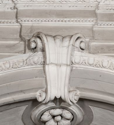 Zdjęcie nr 78: Kaplica zbudowana została na planie kwadratu i nakryta wzniesioną na pendentywach kopułą z latarnią. Przylega do kościoła od północy, do pierwszego przęsła nawy, z którą komunikuje się zamkniętym półkoliście przejściem. Wnętrze artykułowane jest w oparciu o schemat starożytnego łuku triumfalnego za pomocą osadzonych na wysokim cokole pilastrów z kompozytowymi głowicami. Pilastry podtrzymują wydatne belkowanie, ozodbione dekoracją stiukową w postaci puttów, festonów owocowych, rozet oraz kartuszy. Równocześnie pilastry ujmują półkoliste arkady, dwie niższe i większą, środkową. Niższe arkady wypełniają obrazy ze scenami z życia św. Karola Boromeusza. Ponad nimi w prostokątnych, stiukowych, obramieniach znajdują się malowane przedstawienia różnych świętych. W środkowej arkadzie ściany północnej umieszczono okazały późnobarokowy ołtarz z cudownym wizerunkiem św. Karola Boromeusza. Z kolei w arkadach wschodniej i zachodniej rozmieszczono prostokątne okna. Poniżej okna w arkadzie zachodniej znajduje się wyjście na zewnątrz kaplicy zaopatrzone w metalowe, prostokątne drzwi. Natomiast pod oknem w ścianie wschodniej zawieszono tablicę pamiątkową ku czci papieża Jana Pawła II. Arkadę wejściową do kaplicy zamyka prostokątna, brązowa krata. W jej podłuczu od wnętrza na wzór tympanonu umieszczono stiukowy kartusz z herbem Szreniawa, podtrzymywany przez dwa anioły. Ściany tarczowe podniebia przepruto czworobocznymi oknami ujętymi w stiukowe obramienia wolutowe. Na pendentywach przedstawiono w czterech stiukowych kartuszach herby: Szreniawa, Gryf i Kotwicz. Czwarty kartusz jest pusty. Czaszę kopuły wypełnia iluzjonistycznie malowana architektura podzielona na dwie strefy. Dolną artykułują pary pilastrów ujmujące okulusy oraz tralkowa balustrada, a górną gurty wyznaczające pola dla dekoracji ornamentalnej. Ściany zewnętrzne kaplicy zostały podzielone za pomocą kamiennych gzymsów i lizen na dwie trójosiowe kondygnacje, z których górna odpowiada wysokością smukłemu cokołowi mieszczącemu wejście. Zewnętrzne pola każdej elewacji dekorowane są płaskimi pasami tynku w układzie wzoru geometrycznego, zbliżonego do okuciowego. Okna i portal zostały ujęte w profilowane kamienne obramienia. Na ścianie północnej w środkowej kondygnacji pod kartuszem z herbem Szreniawa umieszczono tablicę fundacyjną z napisem: STANISLAUS COMES IN WIŚNICZ LUBOMIRSKI / PALATINUS ET GENERALIS CRACOVIEN[SIS] / SCEPUSIEN[SIS], BIALLOCERKIEVIEN[SIS] / ZATHORIEN[SIS], NIEPOLOMICIEN[SIS] E[T]C[ETER]A, E[T]C[ETER]A, CAPITANEUS / CAPELLAM HANC, / S[ANCTO] CAROLO BARRHOMAEO SUO TUTELARI PATRONO / POST RECEPTA SA[N]CTI HUIUS MERITIS TOT BENEFICIA / DICATAM / EX FUNDAMENTIS EREXIT, DONAVIT / EXORNAVIT, / ANNO D[O]MI[NI], 1640 (Stanisław hrabia na Wiśniczu Lubomirski wojewoda i starosta generalny krakowski, starosta spiski, białocerkiewski, zatorski, niepołomicki, i tak dalej, i tak dalej, tę kaplicę, poświęconą św. Karolowi Boromeuszowi, swojemu patronowi opiekuńczemu, po otrzymaniu tak wielkich łask za wstawiennictwem tego świetego, od fundamentów wzniósł, uposażył i ozdobił, roku Pańskiego 1640). Dach kaplicy oraz latarnia pokryte są blachą miedzianą.
