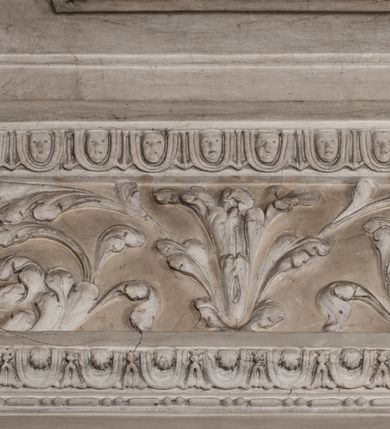 Zdjęcie nr 84: Kaplica zbudowana została na planie kwadratu i nakryta wzniesioną na pendentywach kopułą z latarnią. Przylega do kościoła od północy, do pierwszego przęsła nawy, z którą komunikuje się zamkniętym półkoliście przejściem. Wnętrze artykułowane jest w oparciu o schemat starożytnego łuku triumfalnego za pomocą osadzonych na wysokim cokole pilastrów z kompozytowymi głowicami. Pilastry podtrzymują wydatne belkowanie, ozodbione dekoracją stiukową w postaci puttów, festonów owocowych, rozet oraz kartuszy. Równocześnie pilastry ujmują półkoliste arkady, dwie niższe i większą, środkową. Niższe arkady wypełniają obrazy ze scenami z życia św. Karola Boromeusza. Ponad nimi w prostokątnych, stiukowych, obramieniach znajdują się malowane przedstawienia różnych świętych. W środkowej arkadzie ściany północnej umieszczono okazały późnobarokowy ołtarz z cudownym wizerunkiem św. Karola Boromeusza. Z kolei w arkadach wschodniej i zachodniej rozmieszczono prostokątne okna. Poniżej okna w arkadzie zachodniej znajduje się wyjście na zewnątrz kaplicy zaopatrzone w metalowe, prostokątne drzwi. Natomiast pod oknem w ścianie wschodniej zawieszono tablicę pamiątkową ku czci papieża Jana Pawła II. Arkadę wejściową do kaplicy zamyka prostokątna, brązowa krata. W jej podłuczu od wnętrza na wzór tympanonu umieszczono stiukowy kartusz z herbem Szreniawa, podtrzymywany przez dwa anioły. Ściany tarczowe podniebia przepruto czworobocznymi oknami ujętymi w stiukowe obramienia wolutowe. Na pendentywach przedstawiono w czterech stiukowych kartuszach herby: Szreniawa, Gryf i Kotwicz. Czwarty kartusz jest pusty. Czaszę kopuły wypełnia iluzjonistycznie malowana architektura podzielona na dwie strefy. Dolną artykułują pary pilastrów ujmujące okulusy oraz tralkowa balustrada, a górną gurty wyznaczające pola dla dekoracji ornamentalnej. Ściany zewnętrzne kaplicy zostały podzielone za pomocą kamiennych gzymsów i lizen na dwie trójosiowe kondygnacje, z których górna odpowiada wysokością smukłemu cokołowi mieszczącemu wejście. Zewnętrzne pola każdej elewacji dekorowane są płaskimi pasami tynku w układzie wzoru geometrycznego, zbliżonego do okuciowego. Okna i portal zostały ujęte w profilowane kamienne obramienia. Na ścianie północnej w środkowej kondygnacji pod kartuszem z herbem Szreniawa umieszczono tablicę fundacyjną z napisem: STANISLAUS COMES IN WIŚNICZ LUBOMIRSKI / PALATINUS ET GENERALIS CRACOVIEN[SIS] / SCEPUSIEN[SIS], BIALLOCERKIEVIEN[SIS] / ZATHORIEN[SIS], NIEPOLOMICIEN[SIS] E[T]C[ETER]A, E[T]C[ETER]A, CAPITANEUS / CAPELLAM HANC, / S[ANCTO] CAROLO BARRHOMAEO SUO TUTELARI PATRONO / POST RECEPTA SA[N]CTI HUIUS MERITIS TOT BENEFICIA / DICATAM / EX FUNDAMENTIS EREXIT, DONAVIT / EXORNAVIT, / ANNO D[O]MI[NI], 1640 (Stanisław hrabia na Wiśniczu Lubomirski wojewoda i starosta generalny krakowski, starosta spiski, białocerkiewski, zatorski, niepołomicki, i tak dalej, i tak dalej, tę kaplicę, poświęconą św. Karolowi Boromeuszowi, swojemu patronowi opiekuńczemu, po otrzymaniu tak wielkich łask za wstawiennictwem tego świetego, od fundamentów wzniósł, uposażył i ozdobił, roku Pańskiego 1640). Dach kaplicy oraz latarnia pokryte są blachą miedzianą.
