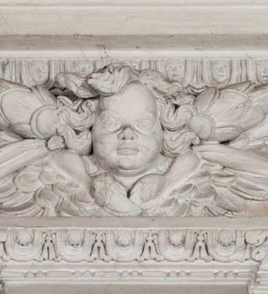 Zdjęcie nr 82: Kaplica zbudowana została na planie kwadratu i nakryta wzniesioną na pendentywach kopułą z latarnią. Przylega do kościoła od północy, do pierwszego przęsła nawy, z którą komunikuje się zamkniętym półkoliście przejściem. Wnętrze artykułowane jest w oparciu o schemat starożytnego łuku triumfalnego za pomocą osadzonych na wysokim cokole pilastrów z kompozytowymi głowicami. Pilastry podtrzymują wydatne belkowanie, ozodbione dekoracją stiukową w postaci puttów, festonów owocowych, rozet oraz kartuszy. Równocześnie pilastry ujmują półkoliste arkady, dwie niższe i większą, środkową. Niższe arkady wypełniają obrazy ze scenami z życia św. Karola Boromeusza. Ponad nimi w prostokątnych, stiukowych, obramieniach znajdują się malowane przedstawienia różnych świętych. W środkowej arkadzie ściany północnej umieszczono okazały późnobarokowy ołtarz z cudownym wizerunkiem św. Karola Boromeusza. Z kolei w arkadach wschodniej i zachodniej rozmieszczono prostokątne okna. Poniżej okna w arkadzie zachodniej znajduje się wyjście na zewnątrz kaplicy zaopatrzone w metalowe, prostokątne drzwi. Natomiast pod oknem w ścianie wschodniej zawieszono tablicę pamiątkową ku czci papieża Jana Pawła II. Arkadę wejściową do kaplicy zamyka prostokątna, brązowa krata. W jej podłuczu od wnętrza na wzór tympanonu umieszczono stiukowy kartusz z herbem Szreniawa, podtrzymywany przez dwa anioły. Ściany tarczowe podniebia przepruto czworobocznymi oknami ujętymi w stiukowe obramienia wolutowe. Na pendentywach przedstawiono w czterech stiukowych kartuszach herby: Szreniawa, Gryf i Kotwicz. Czwarty kartusz jest pusty. Czaszę kopuły wypełnia iluzjonistycznie malowana architektura podzielona na dwie strefy. Dolną artykułują pary pilastrów ujmujące okulusy oraz tralkowa balustrada, a górną gurty wyznaczające pola dla dekoracji ornamentalnej. Ściany zewnętrzne kaplicy zostały podzielone za pomocą kamiennych gzymsów i lizen na dwie trójosiowe kondygnacje, z których górna odpowiada wysokością smukłemu cokołowi mieszczącemu wejście. Zewnętrzne pola każdej elewacji dekorowane są płaskimi pasami tynku w układzie wzoru geometrycznego, zbliżonego do okuciowego. Okna i portal zostały ujęte w profilowane kamienne obramienia. Na ścianie północnej w środkowej kondygnacji pod kartuszem z herbem Szreniawa umieszczono tablicę fundacyjną z napisem: STANISLAUS COMES IN WIŚNICZ LUBOMIRSKI / PALATINUS ET GENERALIS CRACOVIEN[SIS] / SCEPUSIEN[SIS], BIALLOCERKIEVIEN[SIS] / ZATHORIEN[SIS], NIEPOLOMICIEN[SIS] E[T]C[ETER]A, E[T]C[ETER]A, CAPITANEUS / CAPELLAM HANC, / S[ANCTO] CAROLO BARRHOMAEO SUO TUTELARI PATRONO / POST RECEPTA SA[N]CTI HUIUS MERITIS TOT BENEFICIA / DICATAM / EX FUNDAMENTIS EREXIT, DONAVIT / EXORNAVIT, / ANNO D[O]MI[NI], 1640 (Stanisław hrabia na Wiśniczu Lubomirski wojewoda i starosta generalny krakowski, starosta spiski, białocerkiewski, zatorski, niepołomicki, i tak dalej, i tak dalej, tę kaplicę, poświęconą św. Karolowi Boromeuszowi, swojemu patronowi opiekuńczemu, po otrzymaniu tak wielkich łask za wstawiennictwem tego świetego, od fundamentów wzniósł, uposażył i ozdobił, roku Pańskiego 1640). Dach kaplicy oraz latarnia pokryte są blachą miedzianą.
