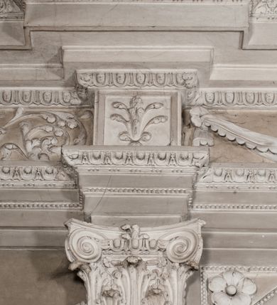 Zdjęcie nr 83: Kaplica zbudowana została na planie kwadratu i nakryta wzniesioną na pendentywach kopułą z latarnią. Przylega do kościoła od północy, do pierwszego przęsła nawy, z którą komunikuje się zamkniętym półkoliście przejściem. Wnętrze artykułowane jest w oparciu o schemat starożytnego łuku triumfalnego za pomocą osadzonych na wysokim cokole pilastrów z kompozytowymi głowicami. Pilastry podtrzymują wydatne belkowanie, ozodbione dekoracją stiukową w postaci puttów, festonów owocowych, rozet oraz kartuszy. Równocześnie pilastry ujmują półkoliste arkady, dwie niższe i większą, środkową. Niższe arkady wypełniają obrazy ze scenami z życia św. Karola Boromeusza. Ponad nimi w prostokątnych, stiukowych, obramieniach znajdują się malowane przedstawienia różnych świętych. W środkowej arkadzie ściany północnej umieszczono okazały późnobarokowy ołtarz z cudownym wizerunkiem św. Karola Boromeusza. Z kolei w arkadach wschodniej i zachodniej rozmieszczono prostokątne okna. Poniżej okna w arkadzie zachodniej znajduje się wyjście na zewnątrz kaplicy zaopatrzone w metalowe, prostokątne drzwi. Natomiast pod oknem w ścianie wschodniej zawieszono tablicę pamiątkową ku czci papieża Jana Pawła II. Arkadę wejściową do kaplicy zamyka prostokątna, brązowa krata. W jej podłuczu od wnętrza na wzór tympanonu umieszczono stiukowy kartusz z herbem Szreniawa, podtrzymywany przez dwa anioły. Ściany tarczowe podniebia przepruto czworobocznymi oknami ujętymi w stiukowe obramienia wolutowe. Na pendentywach przedstawiono w czterech stiukowych kartuszach herby: Szreniawa, Gryf i Kotwicz. Czwarty kartusz jest pusty. Czaszę kopuły wypełnia iluzjonistycznie malowana architektura podzielona na dwie strefy. Dolną artykułują pary pilastrów ujmujące okulusy oraz tralkowa balustrada, a górną gurty wyznaczające pola dla dekoracji ornamentalnej. Ściany zewnętrzne kaplicy zostały podzielone za pomocą kamiennych gzymsów i lizen na dwie trójosiowe kondygnacje, z których górna odpowiada wysokością smukłemu cokołowi mieszczącemu wejście. Zewnętrzne pola każdej elewacji dekorowane są płaskimi pasami tynku w układzie wzoru geometrycznego, zbliżonego do okuciowego. Okna i portal zostały ujęte w profilowane kamienne obramienia. Na ścianie północnej w środkowej kondygnacji pod kartuszem z herbem Szreniawa umieszczono tablicę fundacyjną z napisem: STANISLAUS COMES IN WIŚNICZ LUBOMIRSKI / PALATINUS ET GENERALIS CRACOVIEN[SIS] / SCEPUSIEN[SIS], BIALLOCERKIEVIEN[SIS] / ZATHORIEN[SIS], NIEPOLOMICIEN[SIS] E[T]C[ETER]A, E[T]C[ETER]A, CAPITANEUS / CAPELLAM HANC, / S[ANCTO] CAROLO BARRHOMAEO SUO TUTELARI PATRONO / POST RECEPTA SA[N]CTI HUIUS MERITIS TOT BENEFICIA / DICATAM / EX FUNDAMENTIS EREXIT, DONAVIT / EXORNAVIT, / ANNO D[O]MI[NI], 1640 (Stanisław hrabia na Wiśniczu Lubomirski wojewoda i starosta generalny krakowski, starosta spiski, białocerkiewski, zatorski, niepołomicki, i tak dalej, i tak dalej, tę kaplicę, poświęconą św. Karolowi Boromeuszowi, swojemu patronowi opiekuńczemu, po otrzymaniu tak wielkich łask za wstawiennictwem tego świetego, od fundamentów wzniósł, uposażył i ozdobił, roku Pańskiego 1640). Dach kaplicy oraz latarnia pokryte są blachą miedzianą.
