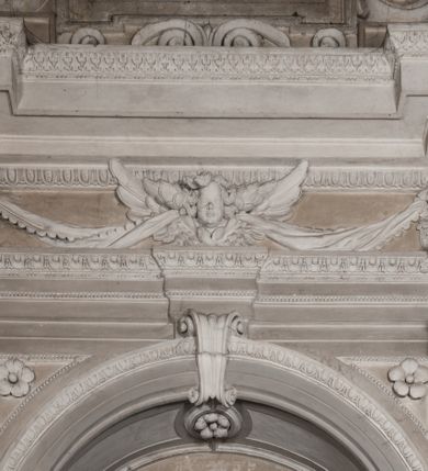 Zdjęcie nr 85: Kaplica zbudowana została na planie kwadratu i nakryta wzniesioną na pendentywach kopułą z latarnią. Przylega do kościoła od północy, do pierwszego przęsła nawy, z którą komunikuje się zamkniętym półkoliście przejściem. Wnętrze artykułowane jest w oparciu o schemat starożytnego łuku triumfalnego za pomocą osadzonych na wysokim cokole pilastrów z kompozytowymi głowicami. Pilastry podtrzymują wydatne belkowanie, ozodbione dekoracją stiukową w postaci puttów, festonów owocowych, rozet oraz kartuszy. Równocześnie pilastry ujmują półkoliste arkady, dwie niższe i większą, środkową. Niższe arkady wypełniają obrazy ze scenami z życia św. Karola Boromeusza. Ponad nimi w prostokątnych, stiukowych, obramieniach znajdują się malowane przedstawienia różnych świętych. W środkowej arkadzie ściany północnej umieszczono okazały późnobarokowy ołtarz z cudownym wizerunkiem św. Karola Boromeusza. Z kolei w arkadach wschodniej i zachodniej rozmieszczono prostokątne okna. Poniżej okna w arkadzie zachodniej znajduje się wyjście na zewnątrz kaplicy zaopatrzone w metalowe, prostokątne drzwi. Natomiast pod oknem w ścianie wschodniej zawieszono tablicę pamiątkową ku czci papieża Jana Pawła II. Arkadę wejściową do kaplicy zamyka prostokątna, brązowa krata. W jej podłuczu od wnętrza na wzór tympanonu umieszczono stiukowy kartusz z herbem Szreniawa, podtrzymywany przez dwa anioły. Ściany tarczowe podniebia przepruto czworobocznymi oknami ujętymi w stiukowe obramienia wolutowe. Na pendentywach przedstawiono w czterech stiukowych kartuszach herby: Szreniawa, Gryf i Kotwicz. Czwarty kartusz jest pusty. Czaszę kopuły wypełnia iluzjonistycznie malowana architektura podzielona na dwie strefy. Dolną artykułują pary pilastrów ujmujące okulusy oraz tralkowa balustrada, a górną gurty wyznaczające pola dla dekoracji ornamentalnej. Ściany zewnętrzne kaplicy zostały podzielone za pomocą kamiennych gzymsów i lizen na dwie trójosiowe kondygnacje, z których górna odpowiada wysokością smukłemu cokołowi mieszczącemu wejście. Zewnętrzne pola każdej elewacji dekorowane są płaskimi pasami tynku w układzie wzoru geometrycznego, zbliżonego do okuciowego. Okna i portal zostały ujęte w profilowane kamienne obramienia. Na ścianie północnej w środkowej kondygnacji pod kartuszem z herbem Szreniawa umieszczono tablicę fundacyjną z napisem: STANISLAUS COMES IN WIŚNICZ LUBOMIRSKI / PALATINUS ET GENERALIS CRACOVIEN[SIS] / SCEPUSIEN[SIS], BIALLOCERKIEVIEN[SIS] / ZATHORIEN[SIS], NIEPOLOMICIEN[SIS] E[T]C[ETER]A, E[T]C[ETER]A, CAPITANEUS / CAPELLAM HANC, / S[ANCTO] CAROLO BARRHOMAEO SUO TUTELARI PATRONO / POST RECEPTA SA[N]CTI HUIUS MERITIS TOT BENEFICIA / DICATAM / EX FUNDAMENTIS EREXIT, DONAVIT / EXORNAVIT, / ANNO D[O]MI[NI], 1640 (Stanisław hrabia na Wiśniczu Lubomirski wojewoda i starosta generalny krakowski, starosta spiski, białocerkiewski, zatorski, niepołomicki, i tak dalej, i tak dalej, tę kaplicę, poświęconą św. Karolowi Boromeuszowi, swojemu patronowi opiekuńczemu, po otrzymaniu tak wielkich łask za wstawiennictwem tego świetego, od fundamentów wzniósł, uposażył i ozdobił, roku Pańskiego 1640). Dach kaplicy oraz latarnia pokryte są blachą miedzianą.
