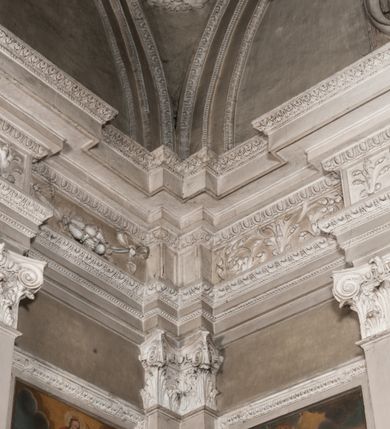 Zdjęcie nr 86: Kaplica zbudowana została na planie kwadratu i nakryta wzniesioną na pendentywach kopułą z latarnią. Przylega do kościoła od północy, do pierwszego przęsła nawy, z którą komunikuje się zamkniętym półkoliście przejściem. Wnętrze artykułowane jest w oparciu o schemat starożytnego łuku triumfalnego za pomocą osadzonych na wysokim cokole pilastrów z kompozytowymi głowicami. Pilastry podtrzymują wydatne belkowanie, ozodbione dekoracją stiukową w postaci puttów, festonów owocowych, rozet oraz kartuszy. Równocześnie pilastry ujmują półkoliste arkady, dwie niższe i większą, środkową. Niższe arkady wypełniają obrazy ze scenami z życia św. Karola Boromeusza. Ponad nimi w prostokątnych, stiukowych, obramieniach znajdują się malowane przedstawienia różnych świętych. W środkowej arkadzie ściany północnej umieszczono okazały późnobarokowy ołtarz z cudownym wizerunkiem św. Karola Boromeusza. Z kolei w arkadach wschodniej i zachodniej rozmieszczono prostokątne okna. Poniżej okna w arkadzie zachodniej znajduje się wyjście na zewnątrz kaplicy zaopatrzone w metalowe, prostokątne drzwi. Natomiast pod oknem w ścianie wschodniej zawieszono tablicę pamiątkową ku czci papieża Jana Pawła II. Arkadę wejściową do kaplicy zamyka prostokątna, brązowa krata. W jej podłuczu od wnętrza na wzór tympanonu umieszczono stiukowy kartusz z herbem Szreniawa, podtrzymywany przez dwa anioły. Ściany tarczowe podniebia przepruto czworobocznymi oknami ujętymi w stiukowe obramienia wolutowe. Na pendentywach przedstawiono w czterech stiukowych kartuszach herby: Szreniawa, Gryf i Kotwicz. Czwarty kartusz jest pusty. Czaszę kopuły wypełnia iluzjonistycznie malowana architektura podzielona na dwie strefy. Dolną artykułują pary pilastrów ujmujące okulusy oraz tralkowa balustrada, a górną gurty wyznaczające pola dla dekoracji ornamentalnej. Ściany zewnętrzne kaplicy zostały podzielone za pomocą kamiennych gzymsów i lizen na dwie trójosiowe kondygnacje, z których górna odpowiada wysokością smukłemu cokołowi mieszczącemu wejście. Zewnętrzne pola każdej elewacji dekorowane są płaskimi pasami tynku w układzie wzoru geometrycznego, zbliżonego do okuciowego. Okna i portal zostały ujęte w profilowane kamienne obramienia. Na ścianie północnej w środkowej kondygnacji pod kartuszem z herbem Szreniawa umieszczono tablicę fundacyjną z napisem: STANISLAUS COMES IN WIŚNICZ LUBOMIRSKI / PALATINUS ET GENERALIS CRACOVIEN[SIS] / SCEPUSIEN[SIS], BIALLOCERKIEVIEN[SIS] / ZATHORIEN[SIS], NIEPOLOMICIEN[SIS] E[T]C[ETER]A, E[T]C[ETER]A, CAPITANEUS / CAPELLAM HANC, / S[ANCTO] CAROLO BARRHOMAEO SUO TUTELARI PATRONO / POST RECEPTA SA[N]CTI HUIUS MERITIS TOT BENEFICIA / DICATAM / EX FUNDAMENTIS EREXIT, DONAVIT / EXORNAVIT, / ANNO D[O]MI[NI], 1640 (Stanisław hrabia na Wiśniczu Lubomirski wojewoda i starosta generalny krakowski, starosta spiski, białocerkiewski, zatorski, niepołomicki, i tak dalej, i tak dalej, tę kaplicę, poświęconą św. Karolowi Boromeuszowi, swojemu patronowi opiekuńczemu, po otrzymaniu tak wielkich łask za wstawiennictwem tego świetego, od fundamentów wzniósł, uposażył i ozdobił, roku Pańskiego 1640). Dach kaplicy oraz latarnia pokryte są blachą miedzianą.
