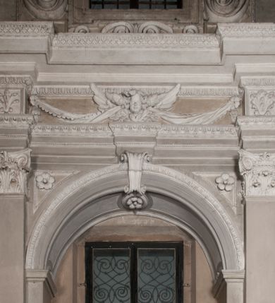 Zdjęcie nr 87: Kaplica zbudowana została na planie kwadratu i nakryta wzniesioną na pendentywach kopułą z latarnią. Przylega do kościoła od północy, do pierwszego przęsła nawy, z którą komunikuje się zamkniętym półkoliście przejściem. Wnętrze artykułowane jest w oparciu o schemat starożytnego łuku triumfalnego za pomocą osadzonych na wysokim cokole pilastrów z kompozytowymi głowicami. Pilastry podtrzymują wydatne belkowanie, ozodbione dekoracją stiukową w postaci puttów, festonów owocowych, rozet oraz kartuszy. Równocześnie pilastry ujmują półkoliste arkady, dwie niższe i większą, środkową. Niższe arkady wypełniają obrazy ze scenami z życia św. Karola Boromeusza. Ponad nimi w prostokątnych, stiukowych, obramieniach znajdują się malowane przedstawienia różnych świętych. W środkowej arkadzie ściany północnej umieszczono okazały późnobarokowy ołtarz z cudownym wizerunkiem św. Karola Boromeusza. Z kolei w arkadach wschodniej i zachodniej rozmieszczono prostokątne okna. Poniżej okna w arkadzie zachodniej znajduje się wyjście na zewnątrz kaplicy zaopatrzone w metalowe, prostokątne drzwi. Natomiast pod oknem w ścianie wschodniej zawieszono tablicę pamiątkową ku czci papieża Jana Pawła II. Arkadę wejściową do kaplicy zamyka prostokątna, brązowa krata. W jej podłuczu od wnętrza na wzór tympanonu umieszczono stiukowy kartusz z herbem Szreniawa, podtrzymywany przez dwa anioły. Ściany tarczowe podniebia przepruto czworobocznymi oknami ujętymi w stiukowe obramienia wolutowe. Na pendentywach przedstawiono w czterech stiukowych kartuszach herby: Szreniawa, Gryf i Kotwicz. Czwarty kartusz jest pusty. Czaszę kopuły wypełnia iluzjonistycznie malowana architektura podzielona na dwie strefy. Dolną artykułują pary pilastrów ujmujące okulusy oraz tralkowa balustrada, a górną gurty wyznaczające pola dla dekoracji ornamentalnej. Ściany zewnętrzne kaplicy zostały podzielone za pomocą kamiennych gzymsów i lizen na dwie trójosiowe kondygnacje, z których górna odpowiada wysokością smukłemu cokołowi mieszczącemu wejście. Zewnętrzne pola każdej elewacji dekorowane są płaskimi pasami tynku w układzie wzoru geometrycznego, zbliżonego do okuciowego. Okna i portal zostały ujęte w profilowane kamienne obramienia. Na ścianie północnej w środkowej kondygnacji pod kartuszem z herbem Szreniawa umieszczono tablicę fundacyjną z napisem: STANISLAUS COMES IN WIŚNICZ LUBOMIRSKI / PALATINUS ET GENERALIS CRACOVIEN[SIS] / SCEPUSIEN[SIS], BIALLOCERKIEVIEN[SIS] / ZATHORIEN[SIS], NIEPOLOMICIEN[SIS] E[T]C[ETER]A, E[T]C[ETER]A, CAPITANEUS / CAPELLAM HANC, / S[ANCTO] CAROLO BARRHOMAEO SUO TUTELARI PATRONO / POST RECEPTA SA[N]CTI HUIUS MERITIS TOT BENEFICIA / DICATAM / EX FUNDAMENTIS EREXIT, DONAVIT / EXORNAVIT, / ANNO D[O]MI[NI], 1640 (Stanisław hrabia na Wiśniczu Lubomirski wojewoda i starosta generalny krakowski, starosta spiski, białocerkiewski, zatorski, niepołomicki, i tak dalej, i tak dalej, tę kaplicę, poświęconą św. Karolowi Boromeuszowi, swojemu patronowi opiekuńczemu, po otrzymaniu tak wielkich łask za wstawiennictwem tego świetego, od fundamentów wzniósł, uposażył i ozdobił, roku Pańskiego 1640). Dach kaplicy oraz latarnia pokryte są blachą miedzianą.
