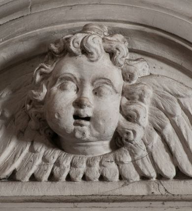 Zdjęcie nr 90: Kaplica zbudowana została na planie kwadratu i nakryta wzniesioną na pendentywach kopułą z latarnią. Przylega do kościoła od północy, do pierwszego przęsła nawy, z którą komunikuje się zamkniętym półkoliście przejściem. Wnętrze artykułowane jest w oparciu o schemat starożytnego łuku triumfalnego za pomocą osadzonych na wysokim cokole pilastrów z kompozytowymi głowicami. Pilastry podtrzymują wydatne belkowanie, ozodbione dekoracją stiukową w postaci puttów, festonów owocowych, rozet oraz kartuszy. Równocześnie pilastry ujmują półkoliste arkady, dwie niższe i większą, środkową. Niższe arkady wypełniają obrazy ze scenami z życia św. Karola Boromeusza. Ponad nimi w prostokątnych, stiukowych, obramieniach znajdują się malowane przedstawienia różnych świętych. W środkowej arkadzie ściany północnej umieszczono okazały późnobarokowy ołtarz z cudownym wizerunkiem św. Karola Boromeusza. Z kolei w arkadach wschodniej i zachodniej rozmieszczono prostokątne okna. Poniżej okna w arkadzie zachodniej znajduje się wyjście na zewnątrz kaplicy zaopatrzone w metalowe, prostokątne drzwi. Natomiast pod oknem w ścianie wschodniej zawieszono tablicę pamiątkową ku czci papieża Jana Pawła II. Arkadę wejściową do kaplicy zamyka prostokątna, brązowa krata. W jej podłuczu od wnętrza na wzór tympanonu umieszczono stiukowy kartusz z herbem Szreniawa, podtrzymywany przez dwa anioły. Ściany tarczowe podniebia przepruto czworobocznymi oknami ujętymi w stiukowe obramienia wolutowe. Na pendentywach przedstawiono w czterech stiukowych kartuszach herby: Szreniawa, Gryf i Kotwicz. Czwarty kartusz jest pusty. Czaszę kopuły wypełnia iluzjonistycznie malowana architektura podzielona na dwie strefy. Dolną artykułują pary pilastrów ujmujące okulusy oraz tralkowa balustrada, a górną gurty wyznaczające pola dla dekoracji ornamentalnej. Ściany zewnętrzne kaplicy zostały podzielone za pomocą kamiennych gzymsów i lizen na dwie trójosiowe kondygnacje, z których górna odpowiada wysokością smukłemu cokołowi mieszczącemu wejście. Zewnętrzne pola każdej elewacji dekorowane są płaskimi pasami tynku w układzie wzoru geometrycznego, zbliżonego do okuciowego. Okna i portal zostały ujęte w profilowane kamienne obramienia. Na ścianie północnej w środkowej kondygnacji pod kartuszem z herbem Szreniawa umieszczono tablicę fundacyjną z napisem: STANISLAUS COMES IN WIŚNICZ LUBOMIRSKI / PALATINUS ET GENERALIS CRACOVIEN[SIS] / SCEPUSIEN[SIS], BIALLOCERKIEVIEN[SIS] / ZATHORIEN[SIS], NIEPOLOMICIEN[SIS] E[T]C[ETER]A, E[T]C[ETER]A, CAPITANEUS / CAPELLAM HANC, / S[ANCTO] CAROLO BARRHOMAEO SUO TUTELARI PATRONO / POST RECEPTA SA[N]CTI HUIUS MERITIS TOT BENEFICIA / DICATAM / EX FUNDAMENTIS EREXIT, DONAVIT / EXORNAVIT, / ANNO D[O]MI[NI], 1640 (Stanisław hrabia na Wiśniczu Lubomirski wojewoda i starosta generalny krakowski, starosta spiski, białocerkiewski, zatorski, niepołomicki, i tak dalej, i tak dalej, tę kaplicę, poświęconą św. Karolowi Boromeuszowi, swojemu patronowi opiekuńczemu, po otrzymaniu tak wielkich łask za wstawiennictwem tego świetego, od fundamentów wzniósł, uposażył i ozdobił, roku Pańskiego 1640). Dach kaplicy oraz latarnia pokryte są blachą miedzianą.
