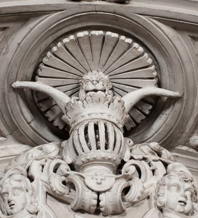 Zdjęcie nr 88: Kaplica zbudowana została na planie kwadratu i nakryta wzniesioną na pendentywach kopułą z latarnią. Przylega do kościoła od północy, do pierwszego przęsła nawy, z którą komunikuje się zamkniętym półkoliście przejściem. Wnętrze artykułowane jest w oparciu o schemat starożytnego łuku triumfalnego za pomocą osadzonych na wysokim cokole pilastrów z kompozytowymi głowicami. Pilastry podtrzymują wydatne belkowanie, ozodbione dekoracją stiukową w postaci puttów, festonów owocowych, rozet oraz kartuszy. Równocześnie pilastry ujmują półkoliste arkady, dwie niższe i większą, środkową. Niższe arkady wypełniają obrazy ze scenami z życia św. Karola Boromeusza. Ponad nimi w prostokątnych, stiukowych, obramieniach znajdują się malowane przedstawienia różnych świętych. W środkowej arkadzie ściany północnej umieszczono okazały późnobarokowy ołtarz z cudownym wizerunkiem św. Karola Boromeusza. Z kolei w arkadach wschodniej i zachodniej rozmieszczono prostokątne okna. Poniżej okna w arkadzie zachodniej znajduje się wyjście na zewnątrz kaplicy zaopatrzone w metalowe, prostokątne drzwi. Natomiast pod oknem w ścianie wschodniej zawieszono tablicę pamiątkową ku czci papieża Jana Pawła II. Arkadę wejściową do kaplicy zamyka prostokątna, brązowa krata. W jej podłuczu od wnętrza na wzór tympanonu umieszczono stiukowy kartusz z herbem Szreniawa, podtrzymywany przez dwa anioły. Ściany tarczowe podniebia przepruto czworobocznymi oknami ujętymi w stiukowe obramienia wolutowe. Na pendentywach przedstawiono w czterech stiukowych kartuszach herby: Szreniawa, Gryf i Kotwicz. Czwarty kartusz jest pusty. Czaszę kopuły wypełnia iluzjonistycznie malowana architektura podzielona na dwie strefy. Dolną artykułują pary pilastrów ujmujące okulusy oraz tralkowa balustrada, a górną gurty wyznaczające pola dla dekoracji ornamentalnej. Ściany zewnętrzne kaplicy zostały podzielone za pomocą kamiennych gzymsów i lizen na dwie trójosiowe kondygnacje, z których górna odpowiada wysokością smukłemu cokołowi mieszczącemu wejście. Zewnętrzne pola każdej elewacji dekorowane są płaskimi pasami tynku w układzie wzoru geometrycznego, zbliżonego do okuciowego. Okna i portal zostały ujęte w profilowane kamienne obramienia. Na ścianie północnej w środkowej kondygnacji pod kartuszem z herbem Szreniawa umieszczono tablicę fundacyjną z napisem: STANISLAUS COMES IN WIŚNICZ LUBOMIRSKI / PALATINUS ET GENERALIS CRACOVIEN[SIS] / SCEPUSIEN[SIS], BIALLOCERKIEVIEN[SIS] / ZATHORIEN[SIS], NIEPOLOMICIEN[SIS] E[T]C[ETER]A, E[T]C[ETER]A, CAPITANEUS / CAPELLAM HANC, / S[ANCTO] CAROLO BARRHOMAEO SUO TUTELARI PATRONO / POST RECEPTA SA[N]CTI HUIUS MERITIS TOT BENEFICIA / DICATAM / EX FUNDAMENTIS EREXIT, DONAVIT / EXORNAVIT, / ANNO D[O]MI[NI], 1640 (Stanisław hrabia na Wiśniczu Lubomirski wojewoda i starosta generalny krakowski, starosta spiski, białocerkiewski, zatorski, niepołomicki, i tak dalej, i tak dalej, tę kaplicę, poświęconą św. Karolowi Boromeuszowi, swojemu patronowi opiekuńczemu, po otrzymaniu tak wielkich łask za wstawiennictwem tego świetego, od fundamentów wzniósł, uposażył i ozdobił, roku Pańskiego 1640). Dach kaplicy oraz latarnia pokryte są blachą miedzianą.
