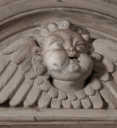 Zdjęcie nr 89: Kaplica zbudowana została na planie kwadratu i nakryta wzniesioną na pendentywach kopułą z latarnią. Przylega do kościoła od północy, do pierwszego przęsła nawy, z którą komunikuje się zamkniętym półkoliście przejściem. Wnętrze artykułowane jest w oparciu o schemat starożytnego łuku triumfalnego za pomocą osadzonych na wysokim cokole pilastrów z kompozytowymi głowicami. Pilastry podtrzymują wydatne belkowanie, ozodbione dekoracją stiukową w postaci puttów, festonów owocowych, rozet oraz kartuszy. Równocześnie pilastry ujmują półkoliste arkady, dwie niższe i większą, środkową. Niższe arkady wypełniają obrazy ze scenami z życia św. Karola Boromeusza. Ponad nimi w prostokątnych, stiukowych, obramieniach znajdują się malowane przedstawienia różnych świętych. W środkowej arkadzie ściany północnej umieszczono okazały późnobarokowy ołtarz z cudownym wizerunkiem św. Karola Boromeusza. Z kolei w arkadach wschodniej i zachodniej rozmieszczono prostokątne okna. Poniżej okna w arkadzie zachodniej znajduje się wyjście na zewnątrz kaplicy zaopatrzone w metalowe, prostokątne drzwi. Natomiast pod oknem w ścianie wschodniej zawieszono tablicę pamiątkową ku czci papieża Jana Pawła II. Arkadę wejściową do kaplicy zamyka prostokątna, brązowa krata. W jej podłuczu od wnętrza na wzór tympanonu umieszczono stiukowy kartusz z herbem Szreniawa, podtrzymywany przez dwa anioły. Ściany tarczowe podniebia przepruto czworobocznymi oknami ujętymi w stiukowe obramienia wolutowe. Na pendentywach przedstawiono w czterech stiukowych kartuszach herby: Szreniawa, Gryf i Kotwicz. Czwarty kartusz jest pusty. Czaszę kopuły wypełnia iluzjonistycznie malowana architektura podzielona na dwie strefy. Dolną artykułują pary pilastrów ujmujące okulusy oraz tralkowa balustrada, a górną gurty wyznaczające pola dla dekoracji ornamentalnej. Ściany zewnętrzne kaplicy zostały podzielone za pomocą kamiennych gzymsów i lizen na dwie trójosiowe kondygnacje, z których górna odpowiada wysokością smukłemu cokołowi mieszczącemu wejście. Zewnętrzne pola każdej elewacji dekorowane są płaskimi pasami tynku w układzie wzoru geometrycznego, zbliżonego do okuciowego. Okna i portal zostały ujęte w profilowane kamienne obramienia. Na ścianie północnej w środkowej kondygnacji pod kartuszem z herbem Szreniawa umieszczono tablicę fundacyjną z napisem: STANISLAUS COMES IN WIŚNICZ LUBOMIRSKI / PALATINUS ET GENERALIS CRACOVIEN[SIS] / SCEPUSIEN[SIS], BIALLOCERKIEVIEN[SIS] / ZATHORIEN[SIS], NIEPOLOMICIEN[SIS] E[T]C[ETER]A, E[T]C[ETER]A, CAPITANEUS / CAPELLAM HANC, / S[ANCTO] CAROLO BARRHOMAEO SUO TUTELARI PATRONO / POST RECEPTA SA[N]CTI HUIUS MERITIS TOT BENEFICIA / DICATAM / EX FUNDAMENTIS EREXIT, DONAVIT / EXORNAVIT, / ANNO D[O]MI[NI], 1640 (Stanisław hrabia na Wiśniczu Lubomirski wojewoda i starosta generalny krakowski, starosta spiski, białocerkiewski, zatorski, niepołomicki, i tak dalej, i tak dalej, tę kaplicę, poświęconą św. Karolowi Boromeuszowi, swojemu patronowi opiekuńczemu, po otrzymaniu tak wielkich łask za wstawiennictwem tego świetego, od fundamentów wzniósł, uposażył i ozdobił, roku Pańskiego 1640). Dach kaplicy oraz latarnia pokryte są blachą miedzianą.
