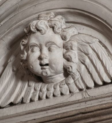 Zdjęcie nr 93: Kaplica zbudowana została na planie kwadratu i nakryta wzniesioną na pendentywach kopułą z latarnią. Przylega do kościoła od północy, do pierwszego przęsła nawy, z którą komunikuje się zamkniętym półkoliście przejściem. Wnętrze artykułowane jest w oparciu o schemat starożytnego łuku triumfalnego za pomocą osadzonych na wysokim cokole pilastrów z kompozytowymi głowicami. Pilastry podtrzymują wydatne belkowanie, ozodbione dekoracją stiukową w postaci puttów, festonów owocowych, rozet oraz kartuszy. Równocześnie pilastry ujmują półkoliste arkady, dwie niższe i większą, środkową. Niższe arkady wypełniają obrazy ze scenami z życia św. Karola Boromeusza. Ponad nimi w prostokątnych, stiukowych, obramieniach znajdują się malowane przedstawienia różnych świętych. W środkowej arkadzie ściany północnej umieszczono okazały późnobarokowy ołtarz z cudownym wizerunkiem św. Karola Boromeusza. Z kolei w arkadach wschodniej i zachodniej rozmieszczono prostokątne okna. Poniżej okna w arkadzie zachodniej znajduje się wyjście na zewnątrz kaplicy zaopatrzone w metalowe, prostokątne drzwi. Natomiast pod oknem w ścianie wschodniej zawieszono tablicę pamiątkową ku czci papieża Jana Pawła II. Arkadę wejściową do kaplicy zamyka prostokątna, brązowa krata. W jej podłuczu od wnętrza na wzór tympanonu umieszczono stiukowy kartusz z herbem Szreniawa, podtrzymywany przez dwa anioły. Ściany tarczowe podniebia przepruto czworobocznymi oknami ujętymi w stiukowe obramienia wolutowe. Na pendentywach przedstawiono w czterech stiukowych kartuszach herby: Szreniawa, Gryf i Kotwicz. Czwarty kartusz jest pusty. Czaszę kopuły wypełnia iluzjonistycznie malowana architektura podzielona na dwie strefy. Dolną artykułują pary pilastrów ujmujące okulusy oraz tralkowa balustrada, a górną gurty wyznaczające pola dla dekoracji ornamentalnej. Ściany zewnętrzne kaplicy zostały podzielone za pomocą kamiennych gzymsów i lizen na dwie trójosiowe kondygnacje, z których górna odpowiada wysokością smukłemu cokołowi mieszczącemu wejście. Zewnętrzne pola każdej elewacji dekorowane są płaskimi pasami tynku w układzie wzoru geometrycznego, zbliżonego do okuciowego. Okna i portal zostały ujęte w profilowane kamienne obramienia. Na ścianie północnej w środkowej kondygnacji pod kartuszem z herbem Szreniawa umieszczono tablicę fundacyjną z napisem: STANISLAUS COMES IN WIŚNICZ LUBOMIRSKI / PALATINUS ET GENERALIS CRACOVIEN[SIS] / SCEPUSIEN[SIS], BIALLOCERKIEVIEN[SIS] / ZATHORIEN[SIS], NIEPOLOMICIEN[SIS] E[T]C[ETER]A, E[T]C[ETER]A, CAPITANEUS / CAPELLAM HANC, / S[ANCTO] CAROLO BARRHOMAEO SUO TUTELARI PATRONO / POST RECEPTA SA[N]CTI HUIUS MERITIS TOT BENEFICIA / DICATAM / EX FUNDAMENTIS EREXIT, DONAVIT / EXORNAVIT, / ANNO D[O]MI[NI], 1640 (Stanisław hrabia na Wiśniczu Lubomirski wojewoda i starosta generalny krakowski, starosta spiski, białocerkiewski, zatorski, niepołomicki, i tak dalej, i tak dalej, tę kaplicę, poświęconą św. Karolowi Boromeuszowi, swojemu patronowi opiekuńczemu, po otrzymaniu tak wielkich łask za wstawiennictwem tego świetego, od fundamentów wzniósł, uposażył i ozdobił, roku Pańskiego 1640). Dach kaplicy oraz latarnia pokryte są blachą miedzianą.
